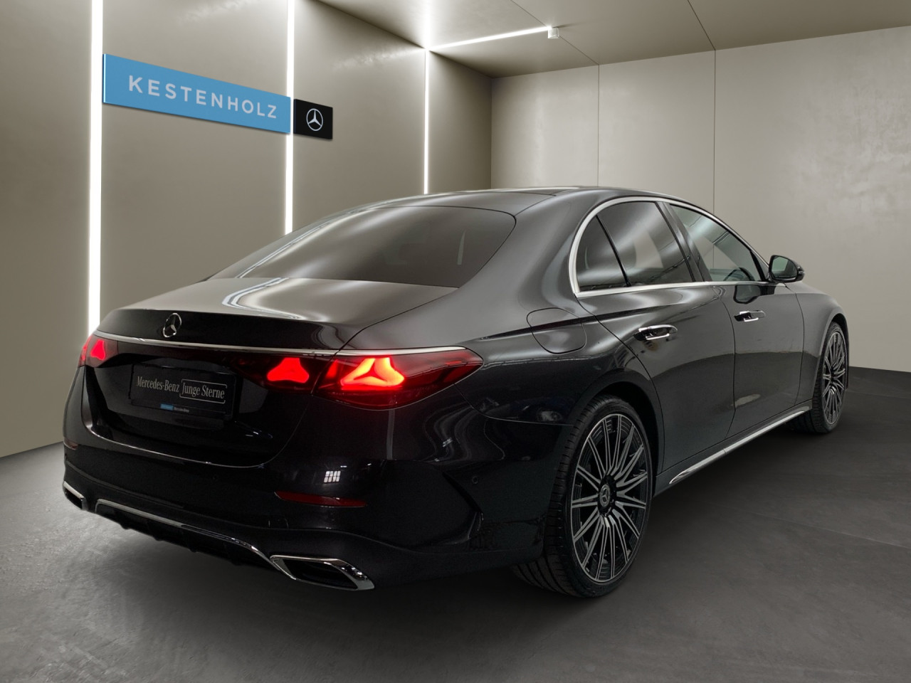 Getriebe: Automatikgetriebe 9 G-TRONIC, 9 G&auml;ngeAusstattungslinie: AMG Line Exterieur,  AMG Line InterieurAusstattungspakete: AMG Sportpaket,  Komfort Paket: AKUSTIK-KOMFORT-PAKET,  PremiumpaketAssistenzsysteme: Fernlichtassistent,  Aktiver Park-Assistent inkl. PARKTRONIC,  Surround-Kamerasystem: Park-Paket mit 360&deg;-Kamera,  Fahrlichtautomatik,  DISTRONIC,  Berganfahrhilfe,  Spracheingabesystem,  M&uuml;digkeitserkennung,  Spurhalteassistent mit aktivem Lenk-Assistent,  Bremsassistent,  Fahrerassistenzpaket Plus,  COLLISION PREVENTION ASSIST,  ATTENTION ASSIST,  Verkehrszeichenerkennung m. Geschwindigkeitslimit-Assistent,  GespannstabilisierungLicht und Sicht: Digital Light,  Tagfahrlicht,  Automatisch abblendende Innen- und Au&szlig;enspiegel,  W&auml;rmeschutzverglasung,  Ambientebeleuchtung mehrfarbig,  LichtsensorAudio &amp; Kommunikation: MBUX,  Navigationssystem,  Radio,  Multi-Funktions-Display,  Digitaler Radioempfang DAB,  Burmester Surround-Soundsystem,  USB Anschluss,  Handyvorbereitung Bluetooth,  Android Auto u. Apple CarPlay,  Kabelloses Laden f&uuml;r Handys,  WLAN HotspotKomfort: Klimaautomatik,  Panorama-Schiebedach,  Fahrersitz elektrisch,  Memoryfunktion Fahrersitz,  Lordosenst&uuml;tze Fahrer/Beifahrer,  Sitzheizung Fahrer/Beifahrer,  Sportsitze,  Armauflage Fahrer/Beifahrer,  Servotronic,  Lenks&auml;ule verstellbar,  HANDS-FREE ACCESS,  Auto Start Stop Funktion,  Zentralver. mit Fernbedienung,  Fensterheber elektrisch,  Kopfst&uuml;tzen vorn und hinten,  Sitzklimatisierung vornInterieur: Sitze Leder Leder schwarz,  Innenfarbe schwarz,  Multifunktions-Sport-/Lederlenkrad,  Bordcomputer,  R&uuml;cksitze klappbar,  Dekoreinlagen Holz: 11H Zierelemente Holz Esche schwarz offenporig hinterleuchtet mit Mercedes-Benz Pattern, 331 Zierelement hinterleuchtet,  Bodenbelag Teppich,  Lenkrad-SchaltwippenExterieur: AIRMATIC DC,  Anh&auml;ngerkupplung schwenkbar,  Touchscreen Bedienung,  AMG Leichtmetallfelgen 21 Zoll,  Au&szlig;enspiegel elekt. anklappbar,  Reifenpannenset,  Notrufsystem,  Stauassistent,  Rettungsgassen-Assistent,  Fahrzeugpersonalisierung,  AllradlenkungAirbags: MittelairbagSicherheit: i-Size Kindersitzbefestigung,  Fu&szlig;g&auml;ngerschutzsystem,  Fahrer- /Beifahrerairbag,  Seitenairbag vorn,  Knieairbag Fahrer,  Traktionskontrolle,  Elektr. Stabilit&auml;tsprogramm ESP,  Reifendruckkontrolle,  Wegfahrsperre,  Au&szlig;entemperatur Anzeige,  Antiblockiersystem ABS,  Bremsverschlei&szlig;anzeige,  Proaktives Insassenschutzsystem,  NotbremsassistentWeitere Ausstattung: 272 Ausweichunterst&uuml;tzung,  321 Fingerabdrucksensor,  881 Kofferraumdeckelkomfortschlie&szlig;ung,  B3D BRAKE DIMENSION REAR AXLE 360X26,  34U Digitales Extra: Remote Services Premium,  464 Fahrerdisplay,  Gebrauchtwagensiegel: Junge SterneSonstige Ma&szlig;e und Gewichte: Nutzlast: 625 kg,  zul&auml;ssiges Gesamtgewicht: 2.585 kg,  Kraftstofftank: 66l,  Radstand: 2.961 mmIrrt&uuml;mer und &Auml;nderungen vorbehalten