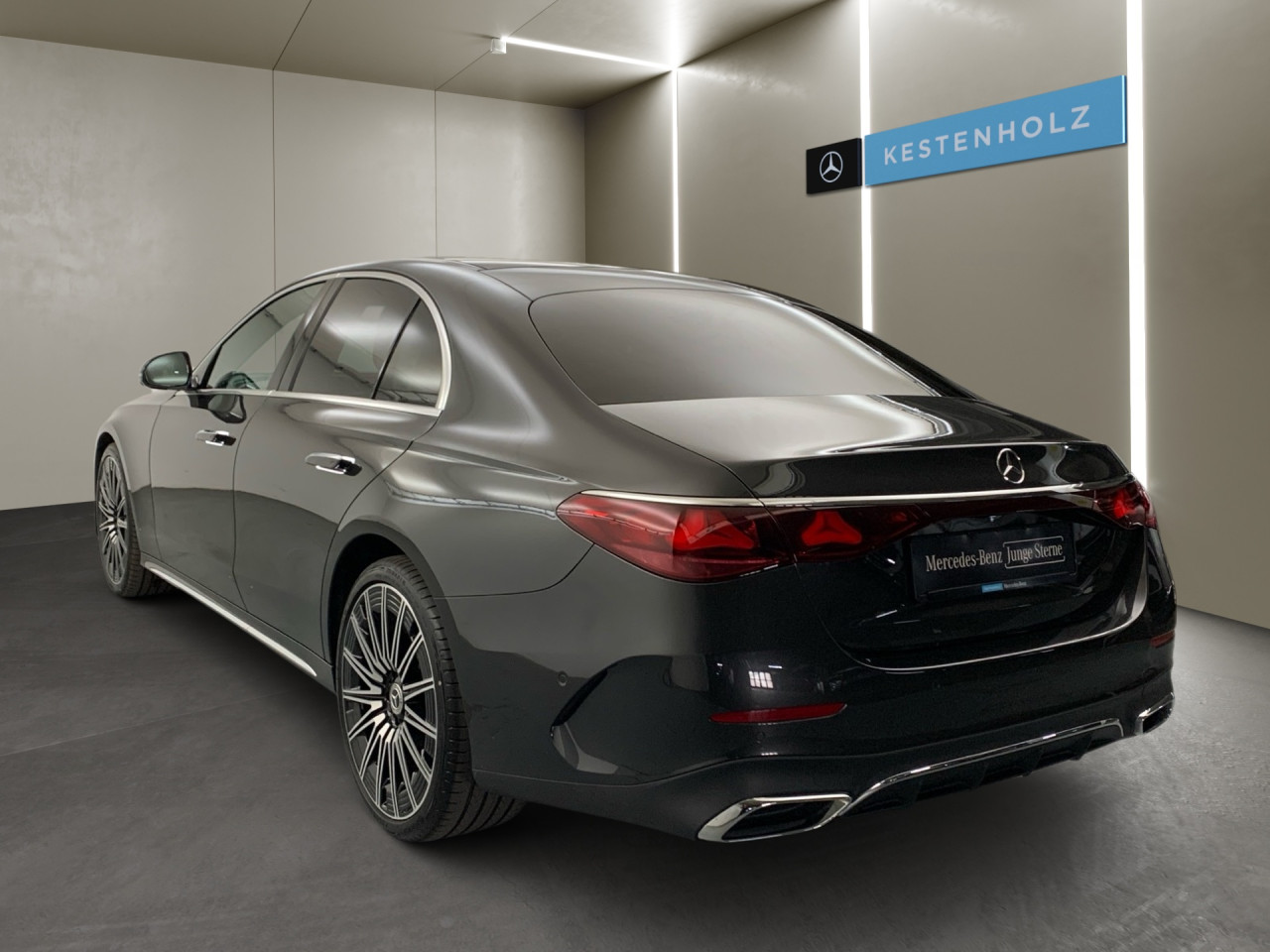 Getriebe: Automatikgetriebe 9 G-TRONIC, 9 G&auml;ngeAusstattungslinie: AMG Line Exterieur,  AMG Line InterieurAusstattungspakete: AMG Sportpaket,  Komfort Paket: AKUSTIK-KOMFORT-PAKET,  PremiumpaketAssistenzsysteme: Fernlichtassistent,  Aktiver Park-Assistent inkl. PARKTRONIC,  Surround-Kamerasystem: Park-Paket mit 360&deg;-Kamera,  Fahrlichtautomatik,  DISTRONIC,  Berganfahrhilfe,  Spracheingabesystem,  M&uuml;digkeitserkennung,  Spurhalteassistent mit aktivem Lenk-Assistent,  Bremsassistent,  Fahrerassistenzpaket Plus,  COLLISION PREVENTION ASSIST,  ATTENTION ASSIST,  Verkehrszeichenerkennung m. Geschwindigkeitslimit-Assistent,  GespannstabilisierungLicht und Sicht: Digital Light,  Tagfahrlicht,  Automatisch abblendende Innen- und Au&szlig;enspiegel,  W&auml;rmeschutzverglasung,  Ambientebeleuchtung mehrfarbig,  LichtsensorAudio &amp; Kommunikation: MBUX,  Navigationssystem,  Radio,  Multi-Funktions-Display,  Digitaler Radioempfang DAB,  Burmester Surround-Soundsystem,  USB Anschluss,  Handyvorbereitung Bluetooth,  Android Auto u. Apple CarPlay,  Kabelloses Laden f&uuml;r Handys,  WLAN HotspotKomfort: Klimaautomatik,  Panorama-Schiebedach,  Fahrersitz elektrisch,  Memoryfunktion Fahrersitz,  Lordosenst&uuml;tze Fahrer/Beifahrer,  Sitzheizung Fahrer/Beifahrer,  Sportsitze,  Armauflage Fahrer/Beifahrer,  Servotronic,  Lenks&auml;ule verstellbar,  HANDS-FREE ACCESS,  Auto Start Stop Funktion,  Zentralver. mit Fernbedienung,  Fensterheber elektrisch,  Kopfst&uuml;tzen vorn und hinten,  Sitzklimatisierung vornInterieur: Sitze Leder Leder schwarz,  Innenfarbe schwarz,  Multifunktions-Sport-/Lederlenkrad,  Bordcomputer,  R&uuml;cksitze klappbar,  Dekoreinlagen Holz: 11H Zierelemente Holz Esche schwarz offenporig hinterleuchtet mit Mercedes-Benz Pattern, 331 Zierelement hinterleuchtet,  Bodenbelag Teppich,  Lenkrad-SchaltwippenExterieur: AIRMATIC DC,  Anh&auml;ngerkupplung schwenkbar,  Touchscreen Bedienung,  AMG Leichtmetallfelgen 21 Zoll,  Au&szlig;enspiegel elekt. anklappbar,  Reifenpannenset,  Notrufsystem,  Stauassistent,  Rettungsgassen-Assistent,  Fahrzeugpersonalisierung,  AllradlenkungAirbags: MittelairbagSicherheit: i-Size Kindersitzbefestigung,  Fu&szlig;g&auml;ngerschutzsystem,  Fahrer- /Beifahrerairbag,  Seitenairbag vorn,  Knieairbag Fahrer,  Traktionskontrolle,  Elektr. Stabilit&auml;tsprogramm ESP,  Reifendruckkontrolle,  Wegfahrsperre,  Au&szlig;entemperatur Anzeige,  Antiblockiersystem ABS,  Bremsverschlei&szlig;anzeige,  Proaktives Insassenschutzsystem,  NotbremsassistentWeitere Ausstattung: 272 Ausweichunterst&uuml;tzung,  321 Fingerabdrucksensor,  881 Kofferraumdeckelkomfortschlie&szlig;ung,  B3D BRAKE DIMENSION REAR AXLE 360X26,  34U Digitales Extra: Remote Services Premium,  464 Fahrerdisplay,  Gebrauchtwagensiegel: Junge SterneSonstige Ma&szlig;e und Gewichte: Nutzlast: 625 kg,  zul&auml;ssiges Gesamtgewicht: 2.585 kg,  Kraftstofftank: 66l,  Radstand: 2.961 mmIrrt&uuml;mer und &Auml;nderungen vorbehalten