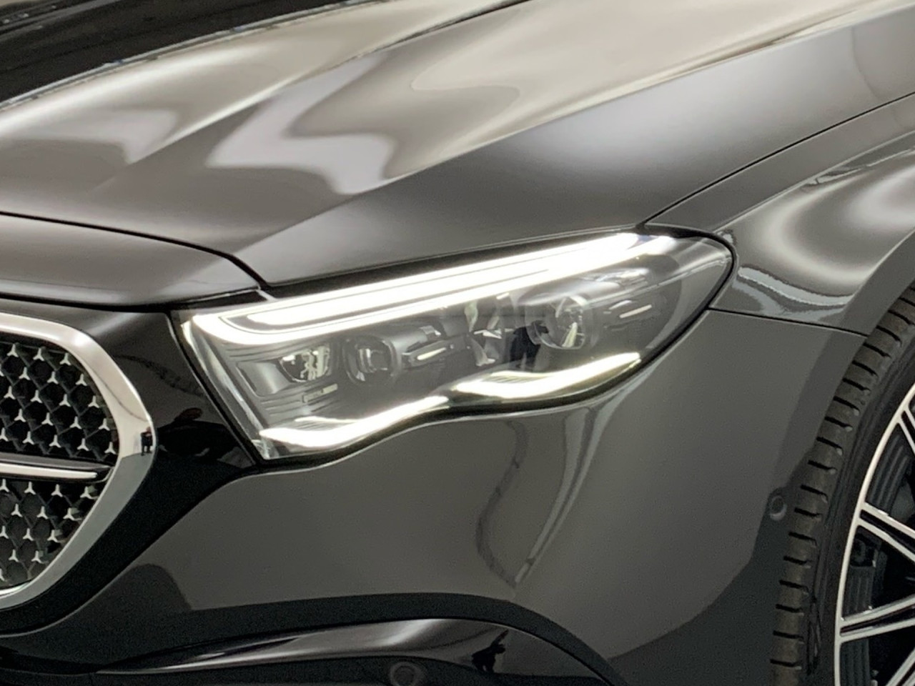 Getriebe: Automatikgetriebe 9 G-TRONIC, 9 G&auml;ngeAusstattungslinie: AMG Line Exterieur,  AMG Line InterieurAusstattungspakete: AMG Sportpaket,  Komfort Paket: AKUSTIK-KOMFORT-PAKET,  PremiumpaketAssistenzsysteme: Fernlichtassistent,  Aktiver Park-Assistent inkl. PARKTRONIC,  Surround-Kamerasystem: Park-Paket mit 360&deg;-Kamera,  Fahrlichtautomatik,  DISTRONIC,  Berganfahrhilfe,  Spracheingabesystem,  M&uuml;digkeitserkennung,  Spurhalteassistent mit aktivem Lenk-Assistent,  Bremsassistent,  Fahrerassistenzpaket Plus,  COLLISION PREVENTION ASSIST,  ATTENTION ASSIST,  Verkehrszeichenerkennung m. Geschwindigkeitslimit-Assistent,  GespannstabilisierungLicht und Sicht: Digital Light,  Tagfahrlicht,  Automatisch abblendende Innen- und Au&szlig;enspiegel,  W&auml;rmeschutzverglasung,  Ambientebeleuchtung mehrfarbig,  LichtsensorAudio &amp; Kommunikation: MBUX,  Navigationssystem,  Radio,  Multi-Funktions-Display,  Digitaler Radioempfang DAB,  Burmester Surround-Soundsystem,  USB Anschluss,  Handyvorbereitung Bluetooth,  Android Auto u. Apple CarPlay,  Kabelloses Laden f&uuml;r Handys,  WLAN HotspotKomfort: Klimaautomatik,  Panorama-Schiebedach,  Fahrersitz elektrisch,  Memoryfunktion Fahrersitz,  Lordosenst&uuml;tze Fahrer/Beifahrer,  Sitzheizung Fahrer/Beifahrer,  Sportsitze,  Armauflage Fahrer/Beifahrer,  Servotronic,  Lenks&auml;ule verstellbar,  HANDS-FREE ACCESS,  Auto Start Stop Funktion,  Zentralver. mit Fernbedienung,  Fensterheber elektrisch,  Kopfst&uuml;tzen vorn und hinten,  Sitzklimatisierung vornInterieur: Sitze Leder Leder schwarz,  Innenfarbe schwarz,  Multifunktions-Sport-/Lederlenkrad,  Bordcomputer,  R&uuml;cksitze klappbar,  Dekoreinlagen Holz: 11H Zierelemente Holz Esche schwarz offenporig hinterleuchtet mit Mercedes-Benz Pattern, 331 Zierelement hinterleuchtet,  Bodenbelag Teppich,  Lenkrad-SchaltwippenExterieur: AIRMATIC DC,  Anh&auml;ngerkupplung schwenkbar,  Touchscreen Bedienung,  AMG Leichtmetallfelgen 21 Zoll,  Au&szlig;enspiegel elekt. anklappbar,  Reifenpannenset,  Notrufsystem,  Stauassistent,  Rettungsgassen-Assistent,  Fahrzeugpersonalisierung,  AllradlenkungAirbags: MittelairbagSicherheit: i-Size Kindersitzbefestigung,  Fu&szlig;g&auml;ngerschutzsystem,  Fahrer- /Beifahrerairbag,  Seitenairbag vorn,  Knieairbag Fahrer,  Traktionskontrolle,  Elektr. Stabilit&auml;tsprogramm ESP,  Reifendruckkontrolle,  Wegfahrsperre,  Au&szlig;entemperatur Anzeige,  Antiblockiersystem ABS,  Bremsverschlei&szlig;anzeige,  Proaktives Insassenschutzsystem,  NotbremsassistentWeitere Ausstattung: 272 Ausweichunterst&uuml;tzung,  321 Fingerabdrucksensor,  881 Kofferraumdeckelkomfortschlie&szlig;ung,  B3D BRAKE DIMENSION REAR AXLE 360X26,  34U Digitales Extra: Remote Services Premium,  464 Fahrerdisplay,  Gebrauchtwagensiegel: Junge SterneSonstige Ma&szlig;e und Gewichte: Nutzlast: 625 kg,  zul&auml;ssiges Gesamtgewicht: 2.585 kg,  Kraftstofftank: 66l,  Radstand: 2.961 mmIrrt&uuml;mer und &Auml;nderungen vorbehalten