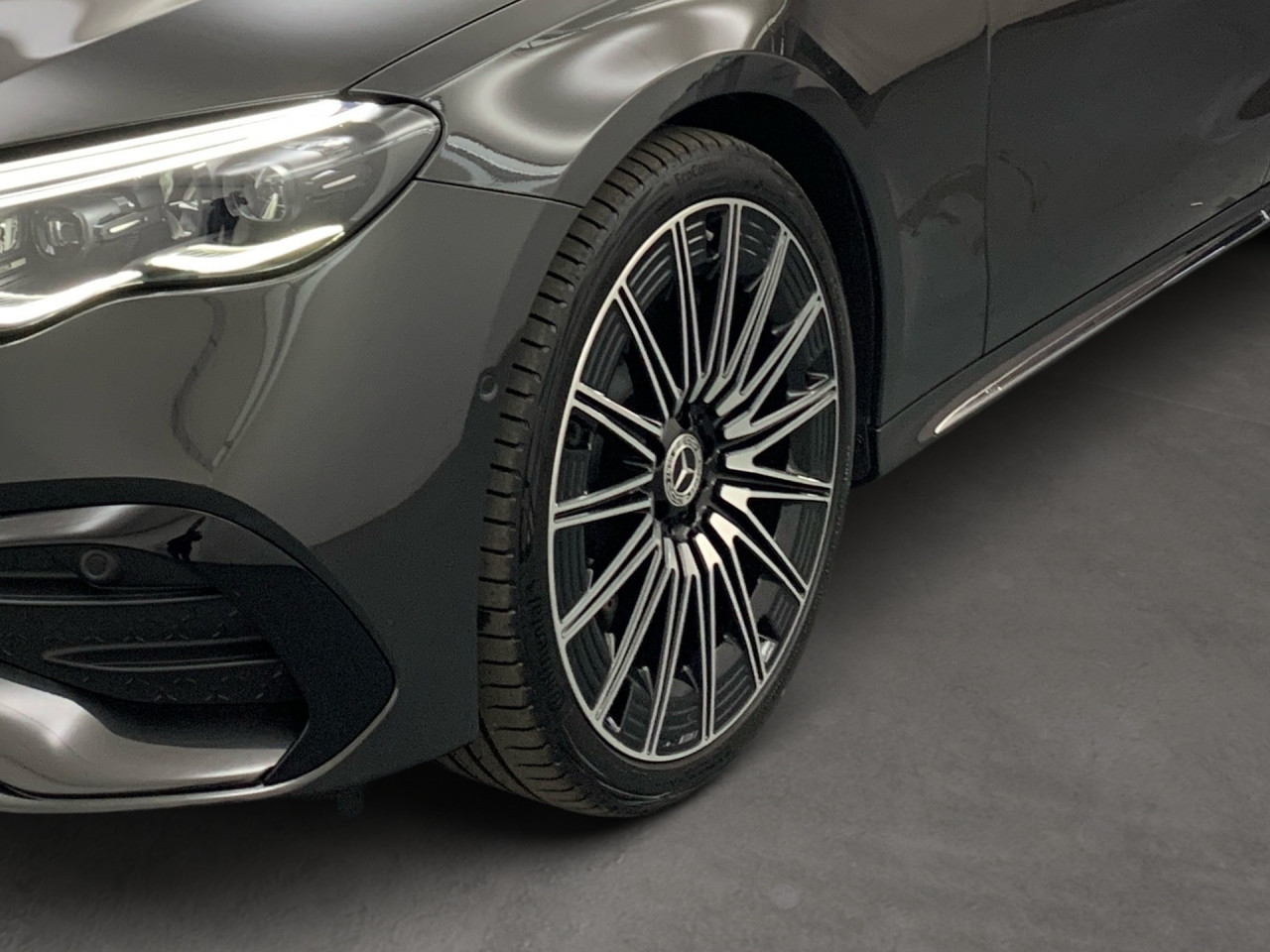 Getriebe: Automatikgetriebe 9 G-TRONIC, 9 G&auml;ngeAusstattungslinie: AMG Line Exterieur,  AMG Line InterieurAusstattungspakete: AMG Sportpaket,  Komfort Paket: AKUSTIK-KOMFORT-PAKET,  PremiumpaketAssistenzsysteme: Fernlichtassistent,  Aktiver Park-Assistent inkl. PARKTRONIC,  Surround-Kamerasystem: Park-Paket mit 360&deg;-Kamera,  Fahrlichtautomatik,  DISTRONIC,  Berganfahrhilfe,  Spracheingabesystem,  M&uuml;digkeitserkennung,  Spurhalteassistent mit aktivem Lenk-Assistent,  Bremsassistent,  Fahrerassistenzpaket Plus,  COLLISION PREVENTION ASSIST,  ATTENTION ASSIST,  Verkehrszeichenerkennung m. Geschwindigkeitslimit-Assistent,  GespannstabilisierungLicht und Sicht: Digital Light,  Tagfahrlicht,  Automatisch abblendende Innen- und Au&szlig;enspiegel,  W&auml;rmeschutzverglasung,  Ambientebeleuchtung mehrfarbig,  LichtsensorAudio &amp; Kommunikation: MBUX,  Navigationssystem,  Radio,  Multi-Funktions-Display,  Digitaler Radioempfang DAB,  Burmester Surround-Soundsystem,  USB Anschluss,  Handyvorbereitung Bluetooth,  Android Auto u. Apple CarPlay,  Kabelloses Laden f&uuml;r Handys,  WLAN HotspotKomfort: Klimaautomatik,  Panorama-Schiebedach,  Fahrersitz elektrisch,  Memoryfunktion Fahrersitz,  Lordosenst&uuml;tze Fahrer/Beifahrer,  Sitzheizung Fahrer/Beifahrer,  Sportsitze,  Armauflage Fahrer/Beifahrer,  Servotronic,  Lenks&auml;ule verstellbar,  HANDS-FREE ACCESS,  Auto Start Stop Funktion,  Zentralver. mit Fernbedienung,  Fensterheber elektrisch,  Kopfst&uuml;tzen vorn und hinten,  Sitzklimatisierung vornInterieur: Sitze Leder Leder schwarz,  Innenfarbe schwarz,  Multifunktions-Sport-/Lederlenkrad,  Bordcomputer,  R&uuml;cksitze klappbar,  Dekoreinlagen Holz: 11H Zierelemente Holz Esche schwarz offenporig hinterleuchtet mit Mercedes-Benz Pattern, 331 Zierelement hinterleuchtet,  Bodenbelag Teppich,  Lenkrad-SchaltwippenExterieur: AIRMATIC DC,  Anh&auml;ngerkupplung schwenkbar,  Touchscreen Bedienung,  AMG Leichtmetallfelgen 21 Zoll,  Au&szlig;enspiegel elekt. anklappbar,  Reifenpannenset,  Notrufsystem,  Stauassistent,  Rettungsgassen-Assistent,  Fahrzeugpersonalisierung,  AllradlenkungAirbags: MittelairbagSicherheit: i-Size Kindersitzbefestigung,  Fu&szlig;g&auml;ngerschutzsystem,  Fahrer- /Beifahrerairbag,  Seitenairbag vorn,  Knieairbag Fahrer,  Traktionskontrolle,  Elektr. Stabilit&auml;tsprogramm ESP,  Reifendruckkontrolle,  Wegfahrsperre,  Au&szlig;entemperatur Anzeige,  Antiblockiersystem ABS,  Bremsverschlei&szlig;anzeige,  Proaktives Insassenschutzsystem,  NotbremsassistentWeitere Ausstattung: 272 Ausweichunterst&uuml;tzung,  321 Fingerabdrucksensor,  881 Kofferraumdeckelkomfortschlie&szlig;ung,  B3D BRAKE DIMENSION REAR AXLE 360X26,  34U Digitales Extra: Remote Services Premium,  464 Fahrerdisplay,  Gebrauchtwagensiegel: Junge SterneSonstige Ma&szlig;e und Gewichte: Nutzlast: 625 kg,  zul&auml;ssiges Gesamtgewicht: 2.585 kg,  Kraftstofftank: 66l,  Radstand: 2.961 mmIrrt&uuml;mer und &Auml;nderungen vorbehalten