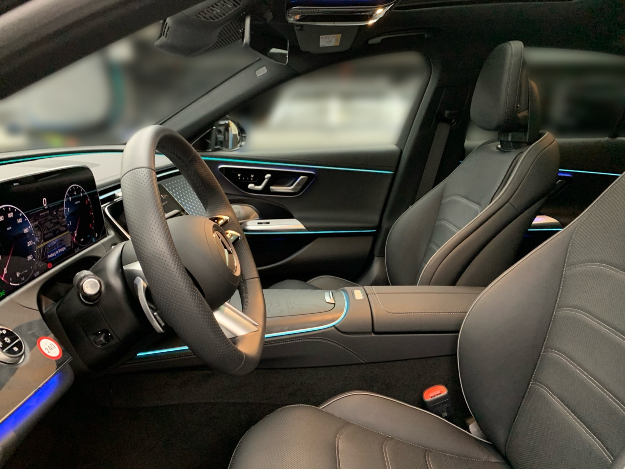 Getriebe: Automatikgetriebe 9 G-TRONIC, 9 G&auml;ngeAusstattungslinie: AMG Line Exterieur,  AMG Line InterieurAusstattungspakete: AMG Sportpaket,  Komfort Paket: AKUSTIK-KOMFORT-PAKET,  PremiumpaketAssistenzsysteme: Fernlichtassistent,  Aktiver Park-Assistent inkl. PARKTRONIC,  Surround-Kamerasystem: Park-Paket mit 360&deg;-Kamera,  Fahrlichtautomatik,  DISTRONIC,  Berganfahrhilfe,  Spracheingabesystem,  M&uuml;digkeitserkennung,  Spurhalteassistent mit aktivem Lenk-Assistent,  Bremsassistent,  Fahrerassistenzpaket Plus,  COLLISION PREVENTION ASSIST,  ATTENTION ASSIST,  Verkehrszeichenerkennung m. Geschwindigkeitslimit-Assistent,  GespannstabilisierungLicht und Sicht: Digital Light,  Tagfahrlicht,  Automatisch abblendende Innen- und Au&szlig;enspiegel,  W&auml;rmeschutzverglasung,  Ambientebeleuchtung mehrfarbig,  LichtsensorAudio &amp; Kommunikation: MBUX,  Navigationssystem,  Radio,  Multi-Funktions-Display,  Digitaler Radioempfang DAB,  Burmester Surround-Soundsystem,  USB Anschluss,  Handyvorbereitung Bluetooth,  Android Auto u. Apple CarPlay,  Kabelloses Laden f&uuml;r Handys,  WLAN HotspotKomfort: Klimaautomatik,  Panorama-Schiebedach,  Fahrersitz elektrisch,  Memoryfunktion Fahrersitz,  Lordosenst&uuml;tze Fahrer/Beifahrer,  Sitzheizung Fahrer/Beifahrer,  Sportsitze,  Armauflage Fahrer/Beifahrer,  Servotronic,  Lenks&auml;ule verstellbar,  HANDS-FREE ACCESS,  Auto Start Stop Funktion,  Zentralver. mit Fernbedienung,  Fensterheber elektrisch,  Kopfst&uuml;tzen vorn und hinten,  Sitzklimatisierung vornInterieur: Sitze Leder Leder schwarz,  Innenfarbe schwarz,  Multifunktions-Sport-/Lederlenkrad,  Bordcomputer,  R&uuml;cksitze klappbar,  Dekoreinlagen Holz: 11H Zierelemente Holz Esche schwarz offenporig hinterleuchtet mit Mercedes-Benz Pattern, 331 Zierelement hinterleuchtet,  Bodenbelag Teppich,  Lenkrad-SchaltwippenExterieur: AIRMATIC DC,  Anh&auml;ngerkupplung schwenkbar,  Touchscreen Bedienung,  AMG Leichtmetallfelgen 21 Zoll,  Au&szlig;enspiegel elekt. anklappbar,  Reifenpannenset,  Notrufsystem,  Stauassistent,  Rettungsgassen-Assistent,  Fahrzeugpersonalisierung,  AllradlenkungAirbags: MittelairbagSicherheit: i-Size Kindersitzbefestigung,  Fu&szlig;g&auml;ngerschutzsystem,  Fahrer- /Beifahrerairbag,  Seitenairbag vorn,  Knieairbag Fahrer,  Traktionskontrolle,  Elektr. Stabilit&auml;tsprogramm ESP,  Reifendruckkontrolle,  Wegfahrsperre,  Au&szlig;entemperatur Anzeige,  Antiblockiersystem ABS,  Bremsverschlei&szlig;anzeige,  Proaktives Insassenschutzsystem,  NotbremsassistentWeitere Ausstattung: 272 Ausweichunterst&uuml;tzung,  321 Fingerabdrucksensor,  881 Kofferraumdeckelkomfortschlie&szlig;ung,  B3D BRAKE DIMENSION REAR AXLE 360X26,  34U Digitales Extra: Remote Services Premium,  464 Fahrerdisplay,  Gebrauchtwagensiegel: Junge SterneSonstige Ma&szlig;e und Gewichte: Nutzlast: 625 kg,  zul&auml;ssiges Gesamtgewicht: 2.585 kg,  Kraftstofftank: 66l,  Radstand: 2.961 mmIrrt&uuml;mer und &Auml;nderungen vorbehalten