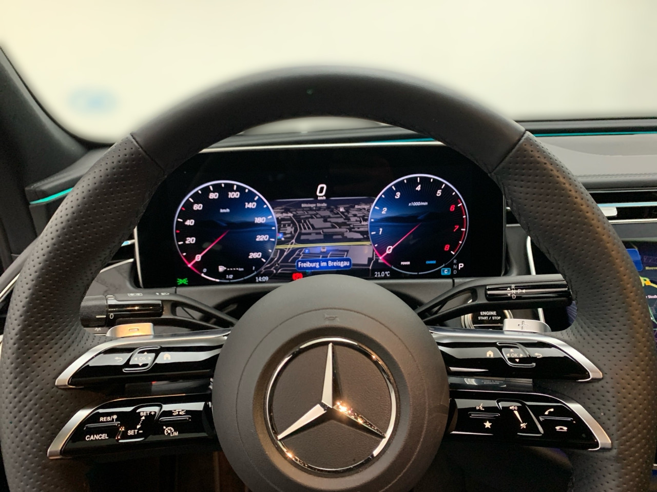 Getriebe: Automatikgetriebe 9 G-TRONIC, 9 G&auml;ngeAusstattungslinie: AMG Line Exterieur,  AMG Line InterieurAusstattungspakete: AMG Sportpaket,  Komfort Paket: AKUSTIK-KOMFORT-PAKET,  PremiumpaketAssistenzsysteme: Fernlichtassistent,  Aktiver Park-Assistent inkl. PARKTRONIC,  Surround-Kamerasystem: Park-Paket mit 360&deg;-Kamera,  Fahrlichtautomatik,  DISTRONIC,  Berganfahrhilfe,  Spracheingabesystem,  M&uuml;digkeitserkennung,  Spurhalteassistent mit aktivem Lenk-Assistent,  Bremsassistent,  Fahrerassistenzpaket Plus,  COLLISION PREVENTION ASSIST,  ATTENTION ASSIST,  Verkehrszeichenerkennung m. Geschwindigkeitslimit-Assistent,  GespannstabilisierungLicht und Sicht: Digital Light,  Tagfahrlicht,  Automatisch abblendende Innen- und Au&szlig;enspiegel,  W&auml;rmeschutzverglasung,  Ambientebeleuchtung mehrfarbig,  LichtsensorAudio &amp; Kommunikation: MBUX,  Navigationssystem,  Radio,  Multi-Funktions-Display,  Digitaler Radioempfang DAB,  Burmester Surround-Soundsystem,  USB Anschluss,  Handyvorbereitung Bluetooth,  Android Auto u. Apple CarPlay,  Kabelloses Laden f&uuml;r Handys,  WLAN HotspotKomfort: Klimaautomatik,  Panorama-Schiebedach,  Fahrersitz elektrisch,  Memoryfunktion Fahrersitz,  Lordosenst&uuml;tze Fahrer/Beifahrer,  Sitzheizung Fahrer/Beifahrer,  Sportsitze,  Armauflage Fahrer/Beifahrer,  Servotronic,  Lenks&auml;ule verstellbar,  HANDS-FREE ACCESS,  Auto Start Stop Funktion,  Zentralver. mit Fernbedienung,  Fensterheber elektrisch,  Kopfst&uuml;tzen vorn und hinten,  Sitzklimatisierung vornInterieur: Sitze Leder Leder schwarz,  Innenfarbe schwarz,  Multifunktions-Sport-/Lederlenkrad,  Bordcomputer,  R&uuml;cksitze klappbar,  Dekoreinlagen Holz: 11H Zierelemente Holz Esche schwarz offenporig hinterleuchtet mit Mercedes-Benz Pattern, 331 Zierelement hinterleuchtet,  Bodenbelag Teppich,  Lenkrad-SchaltwippenExterieur: AIRMATIC DC,  Anh&auml;ngerkupplung schwenkbar,  Touchscreen Bedienung,  AMG Leichtmetallfelgen 21 Zoll,  Au&szlig;enspiegel elekt. anklappbar,  Reifenpannenset,  Notrufsystem,  Stauassistent,  Rettungsgassen-Assistent,  Fahrzeugpersonalisierung,  AllradlenkungAirbags: MittelairbagSicherheit: i-Size Kindersitzbefestigung,  Fu&szlig;g&auml;ngerschutzsystem,  Fahrer- /Beifahrerairbag,  Seitenairbag vorn,  Knieairbag Fahrer,  Traktionskontrolle,  Elektr. Stabilit&auml;tsprogramm ESP,  Reifendruckkontrolle,  Wegfahrsperre,  Au&szlig;entemperatur Anzeige,  Antiblockiersystem ABS,  Bremsverschlei&szlig;anzeige,  Proaktives Insassenschutzsystem,  NotbremsassistentWeitere Ausstattung: 272 Ausweichunterst&uuml;tzung,  321 Fingerabdrucksensor,  881 Kofferraumdeckelkomfortschlie&szlig;ung,  B3D BRAKE DIMENSION REAR AXLE 360X26,  34U Digitales Extra: Remote Services Premium,  464 Fahrerdisplay,  Gebrauchtwagensiegel: Junge SterneSonstige Ma&szlig;e und Gewichte: Nutzlast: 625 kg,  zul&auml;ssiges Gesamtgewicht: 2.585 kg,  Kraftstofftank: 66l,  Radstand: 2.961 mmIrrt&uuml;mer und &Auml;nderungen vorbehalten