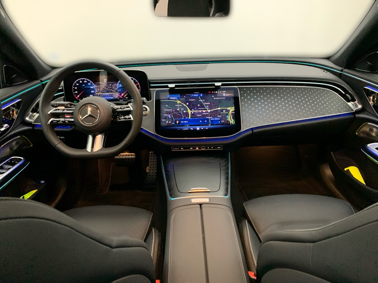 Getriebe: Automatikgetriebe 9 G-TRONIC, 9 G&auml;ngeAusstattungslinie: AMG Line Exterieur,  AMG Line InterieurAusstattungspakete: AMG Sportpaket,  Komfort Paket: AKUSTIK-KOMFORT-PAKET,  PremiumpaketAssistenzsysteme: Fernlichtassistent,  Aktiver Park-Assistent inkl. PARKTRONIC,  Surround-Kamerasystem: Park-Paket mit 360&deg;-Kamera,  Fahrlichtautomatik,  DISTRONIC,  Berganfahrhilfe,  Spracheingabesystem,  M&uuml;digkeitserkennung,  Spurhalteassistent mit aktivem Lenk-Assistent,  Bremsassistent,  Fahrerassistenzpaket Plus,  COLLISION PREVENTION ASSIST,  ATTENTION ASSIST,  Verkehrszeichenerkennung m. Geschwindigkeitslimit-Assistent,  GespannstabilisierungLicht und Sicht: Digital Light,  Tagfahrlicht,  Automatisch abblendende Innen- und Au&szlig;enspiegel,  W&auml;rmeschutzverglasung,  Ambientebeleuchtung mehrfarbig,  LichtsensorAudio &amp; Kommunikation: MBUX,  Navigationssystem,  Radio,  Multi-Funktions-Display,  Digitaler Radioempfang DAB,  Burmester Surround-Soundsystem,  USB Anschluss,  Handyvorbereitung Bluetooth,  Android Auto u. Apple CarPlay,  Kabelloses Laden f&uuml;r Handys,  WLAN HotspotKomfort: Klimaautomatik,  Panorama-Schiebedach,  Fahrersitz elektrisch,  Memoryfunktion Fahrersitz,  Lordosenst&uuml;tze Fahrer/Beifahrer,  Sitzheizung Fahrer/Beifahrer,  Sportsitze,  Armauflage Fahrer/Beifahrer,  Servotronic,  Lenks&auml;ule verstellbar,  HANDS-FREE ACCESS,  Auto Start Stop Funktion,  Zentralver. mit Fernbedienung,  Fensterheber elektrisch,  Kopfst&uuml;tzen vorn und hinten,  Sitzklimatisierung vornInterieur: Sitze Leder Leder schwarz,  Innenfarbe schwarz,  Multifunktions-Sport-/Lederlenkrad,  Bordcomputer,  R&uuml;cksitze klappbar,  Dekoreinlagen Holz: 11H Zierelemente Holz Esche schwarz offenporig hinterleuchtet mit Mercedes-Benz Pattern, 331 Zierelement hinterleuchtet,  Bodenbelag Teppich,  Lenkrad-SchaltwippenExterieur: AIRMATIC DC,  Anh&auml;ngerkupplung schwenkbar,  Touchscreen Bedienung,  AMG Leichtmetallfelgen 21 Zoll,  Au&szlig;enspiegel elekt. anklappbar,  Reifenpannenset,  Notrufsystem,  Stauassistent,  Rettungsgassen-Assistent,  Fahrzeugpersonalisierung,  AllradlenkungAirbags: MittelairbagSicherheit: i-Size Kindersitzbefestigung,  Fu&szlig;g&auml;ngerschutzsystem,  Fahrer- /Beifahrerairbag,  Seitenairbag vorn,  Knieairbag Fahrer,  Traktionskontrolle,  Elektr. Stabilit&auml;tsprogramm ESP,  Reifendruckkontrolle,  Wegfahrsperre,  Au&szlig;entemperatur Anzeige,  Antiblockiersystem ABS,  Bremsverschlei&szlig;anzeige,  Proaktives Insassenschutzsystem,  NotbremsassistentWeitere Ausstattung: 272 Ausweichunterst&uuml;tzung,  321 Fingerabdrucksensor,  881 Kofferraumdeckelkomfortschlie&szlig;ung,  B3D BRAKE DIMENSION REAR AXLE 360X26,  34U Digitales Extra: Remote Services Premium,  464 Fahrerdisplay,  Gebrauchtwagensiegel: Junge SterneSonstige Ma&szlig;e und Gewichte: Nutzlast: 625 kg,  zul&auml;ssiges Gesamtgewicht: 2.585 kg,  Kraftstofftank: 66l,  Radstand: 2.961 mmIrrt&uuml;mer und &Auml;nderungen vorbehalten