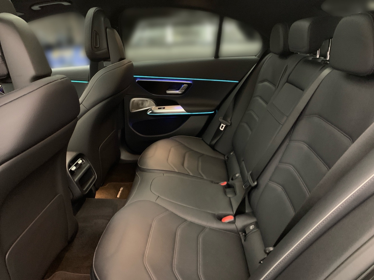 Getriebe: Automatikgetriebe 9 G-TRONIC, 9 G&auml;ngeAusstattungslinie: AMG Line Exterieur,  AMG Line InterieurAusstattungspakete: AMG Sportpaket,  Komfort Paket: AKUSTIK-KOMFORT-PAKET,  PremiumpaketAssistenzsysteme: Fernlichtassistent,  Aktiver Park-Assistent inkl. PARKTRONIC,  Surround-Kamerasystem: Park-Paket mit 360&deg;-Kamera,  Fahrlichtautomatik,  DISTRONIC,  Berganfahrhilfe,  Spracheingabesystem,  M&uuml;digkeitserkennung,  Spurhalteassistent mit aktivem Lenk-Assistent,  Bremsassistent,  Fahrerassistenzpaket Plus,  COLLISION PREVENTION ASSIST,  ATTENTION ASSIST,  Verkehrszeichenerkennung m. Geschwindigkeitslimit-Assistent,  GespannstabilisierungLicht und Sicht: Digital Light,  Tagfahrlicht,  Automatisch abblendende Innen- und Au&szlig;enspiegel,  W&auml;rmeschutzverglasung,  Ambientebeleuchtung mehrfarbig,  LichtsensorAudio &amp; Kommunikation: MBUX,  Navigationssystem,  Radio,  Multi-Funktions-Display,  Digitaler Radioempfang DAB,  Burmester Surround-Soundsystem,  USB Anschluss,  Handyvorbereitung Bluetooth,  Android Auto u. Apple CarPlay,  Kabelloses Laden f&uuml;r Handys,  WLAN HotspotKomfort: Klimaautomatik,  Panorama-Schiebedach,  Fahrersitz elektrisch,  Memoryfunktion Fahrersitz,  Lordosenst&uuml;tze Fahrer/Beifahrer,  Sitzheizung Fahrer/Beifahrer,  Sportsitze,  Armauflage Fahrer/Beifahrer,  Servotronic,  Lenks&auml;ule verstellbar,  HANDS-FREE ACCESS,  Auto Start Stop Funktion,  Zentralver. mit Fernbedienung,  Fensterheber elektrisch,  Kopfst&uuml;tzen vorn und hinten,  Sitzklimatisierung vornInterieur: Sitze Leder Leder schwarz,  Innenfarbe schwarz,  Multifunktions-Sport-/Lederlenkrad,  Bordcomputer,  R&uuml;cksitze klappbar,  Dekoreinlagen Holz: 11H Zierelemente Holz Esche schwarz offenporig hinterleuchtet mit Mercedes-Benz Pattern, 331 Zierelement hinterleuchtet,  Bodenbelag Teppich,  Lenkrad-SchaltwippenExterieur: AIRMATIC DC,  Anh&auml;ngerkupplung schwenkbar,  Touchscreen Bedienung,  AMG Leichtmetallfelgen 21 Zoll,  Au&szlig;enspiegel elekt. anklappbar,  Reifenpannenset,  Notrufsystem,  Stauassistent,  Rettungsgassen-Assistent,  Fahrzeugpersonalisierung,  AllradlenkungAirbags: MittelairbagSicherheit: i-Size Kindersitzbefestigung,  Fu&szlig;g&auml;ngerschutzsystem,  Fahrer- /Beifahrerairbag,  Seitenairbag vorn,  Knieairbag Fahrer,  Traktionskontrolle,  Elektr. Stabilit&auml;tsprogramm ESP,  Reifendruckkontrolle,  Wegfahrsperre,  Au&szlig;entemperatur Anzeige,  Antiblockiersystem ABS,  Bremsverschlei&szlig;anzeige,  Proaktives Insassenschutzsystem,  NotbremsassistentWeitere Ausstattung: 272 Ausweichunterst&uuml;tzung,  321 Fingerabdrucksensor,  881 Kofferraumdeckelkomfortschlie&szlig;ung,  B3D BRAKE DIMENSION REAR AXLE 360X26,  34U Digitales Extra: Remote Services Premium,  464 Fahrerdisplay,  Gebrauchtwagensiegel: Junge SterneSonstige Ma&szlig;e und Gewichte: Nutzlast: 625 kg,  zul&auml;ssiges Gesamtgewicht: 2.585 kg,  Kraftstofftank: 66l,  Radstand: 2.961 mmIrrt&uuml;mer und &Auml;nderungen vorbehalten