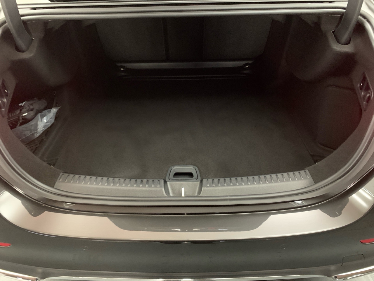 Getriebe: Automatikgetriebe 9 G-TRONIC, 9 G&auml;ngeAusstattungslinie: AMG Line Exterieur,  AMG Line InterieurAusstattungspakete: AMG Sportpaket,  Komfort Paket: AKUSTIK-KOMFORT-PAKET,  PremiumpaketAssistenzsysteme: Fernlichtassistent,  Aktiver Park-Assistent inkl. PARKTRONIC,  Surround-Kamerasystem: Park-Paket mit 360&deg;-Kamera,  Fahrlichtautomatik,  DISTRONIC,  Berganfahrhilfe,  Spracheingabesystem,  M&uuml;digkeitserkennung,  Spurhalteassistent mit aktivem Lenk-Assistent,  Bremsassistent,  Fahrerassistenzpaket Plus,  COLLISION PREVENTION ASSIST,  ATTENTION ASSIST,  Verkehrszeichenerkennung m. Geschwindigkeitslimit-Assistent,  GespannstabilisierungLicht und Sicht: Digital Light,  Tagfahrlicht,  Automatisch abblendende Innen- und Au&szlig;enspiegel,  W&auml;rmeschutzverglasung,  Ambientebeleuchtung mehrfarbig,  LichtsensorAudio &amp; Kommunikation: MBUX,  Navigationssystem,  Radio,  Multi-Funktions-Display,  Digitaler Radioempfang DAB,  Burmester Surround-Soundsystem,  USB Anschluss,  Handyvorbereitung Bluetooth,  Android Auto u. Apple CarPlay,  Kabelloses Laden f&uuml;r Handys,  WLAN HotspotKomfort: Klimaautomatik,  Panorama-Schiebedach,  Fahrersitz elektrisch,  Memoryfunktion Fahrersitz,  Lordosenst&uuml;tze Fahrer/Beifahrer,  Sitzheizung Fahrer/Beifahrer,  Sportsitze,  Armauflage Fahrer/Beifahrer,  Servotronic,  Lenks&auml;ule verstellbar,  HANDS-FREE ACCESS,  Auto Start Stop Funktion,  Zentralver. mit Fernbedienung,  Fensterheber elektrisch,  Kopfst&uuml;tzen vorn und hinten,  Sitzklimatisierung vornInterieur: Sitze Leder Leder schwarz,  Innenfarbe schwarz,  Multifunktions-Sport-/Lederlenkrad,  Bordcomputer,  R&uuml;cksitze klappbar,  Dekoreinlagen Holz: 11H Zierelemente Holz Esche schwarz offenporig hinterleuchtet mit Mercedes-Benz Pattern, 331 Zierelement hinterleuchtet,  Bodenbelag Teppich,  Lenkrad-SchaltwippenExterieur: AIRMATIC DC,  Anh&auml;ngerkupplung schwenkbar,  Touchscreen Bedienung,  AMG Leichtmetallfelgen 21 Zoll,  Au&szlig;enspiegel elekt. anklappbar,  Reifenpannenset,  Notrufsystem,  Stauassistent,  Rettungsgassen-Assistent,  Fahrzeugpersonalisierung,  AllradlenkungAirbags: MittelairbagSicherheit: i-Size Kindersitzbefestigung,  Fu&szlig;g&auml;ngerschutzsystem,  Fahrer- /Beifahrerairbag,  Seitenairbag vorn,  Knieairbag Fahrer,  Traktionskontrolle,  Elektr. Stabilit&auml;tsprogramm ESP,  Reifendruckkontrolle,  Wegfahrsperre,  Au&szlig;entemperatur Anzeige,  Antiblockiersystem ABS,  Bremsverschlei&szlig;anzeige,  Proaktives Insassenschutzsystem,  NotbremsassistentWeitere Ausstattung: 272 Ausweichunterst&uuml;tzung,  321 Fingerabdrucksensor,  881 Kofferraumdeckelkomfortschlie&szlig;ung,  B3D BRAKE DIMENSION REAR AXLE 360X26,  34U Digitales Extra: Remote Services Premium,  464 Fahrerdisplay,  Gebrauchtwagensiegel: Junge SterneSonstige Ma&szlig;e und Gewichte: Nutzlast: 625 kg,  zul&auml;ssiges Gesamtgewicht: 2.585 kg,  Kraftstofftank: 66l,  Radstand: 2.961 mmIrrt&uuml;mer und &Auml;nderungen vorbehalten