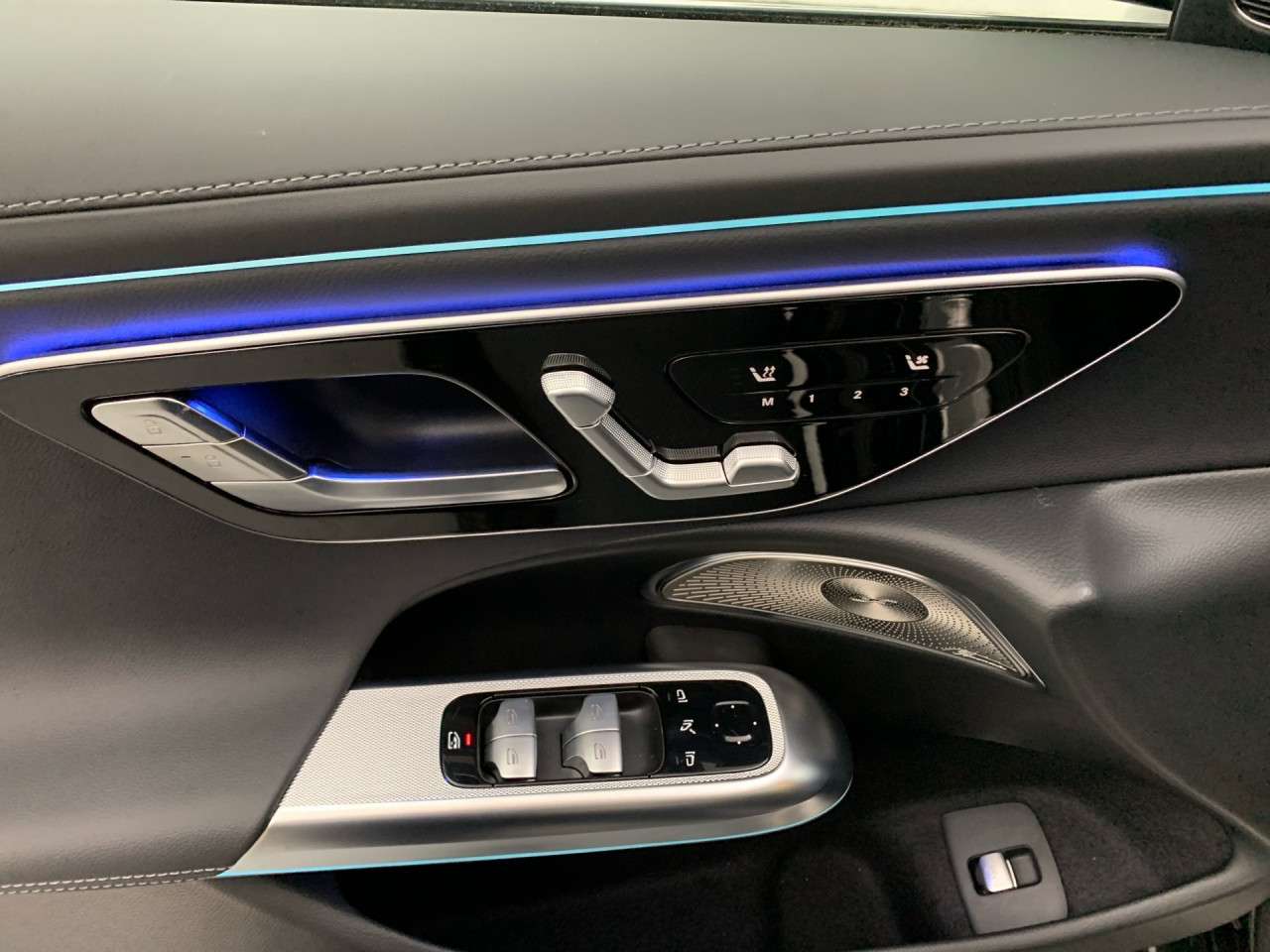 Getriebe: Automatikgetriebe 9 G-TRONIC, 9 G&auml;ngeAusstattungslinie: AMG Line Exterieur,  AMG Line InterieurAusstattungspakete: AMG Sportpaket,  Komfort Paket: AKUSTIK-KOMFORT-PAKET,  PremiumpaketAssistenzsysteme: Fernlichtassistent,  Aktiver Park-Assistent inkl. PARKTRONIC,  Surround-Kamerasystem: Park-Paket mit 360&deg;-Kamera,  Fahrlichtautomatik,  DISTRONIC,  Berganfahrhilfe,  Spracheingabesystem,  M&uuml;digkeitserkennung,  Spurhalteassistent mit aktivem Lenk-Assistent,  Bremsassistent,  Fahrerassistenzpaket Plus,  COLLISION PREVENTION ASSIST,  ATTENTION ASSIST,  Verkehrszeichenerkennung m. Geschwindigkeitslimit-Assistent,  GespannstabilisierungLicht und Sicht: Digital Light,  Tagfahrlicht,  Automatisch abblendende Innen- und Au&szlig;enspiegel,  W&auml;rmeschutzverglasung,  Ambientebeleuchtung mehrfarbig,  LichtsensorAudio &amp; Kommunikation: MBUX,  Navigationssystem,  Radio,  Multi-Funktions-Display,  Digitaler Radioempfang DAB,  Burmester Surround-Soundsystem,  USB Anschluss,  Handyvorbereitung Bluetooth,  Android Auto u. Apple CarPlay,  Kabelloses Laden f&uuml;r Handys,  WLAN HotspotKomfort: Klimaautomatik,  Panorama-Schiebedach,  Fahrersitz elektrisch,  Memoryfunktion Fahrersitz,  Lordosenst&uuml;tze Fahrer/Beifahrer,  Sitzheizung Fahrer/Beifahrer,  Sportsitze,  Armauflage Fahrer/Beifahrer,  Servotronic,  Lenks&auml;ule verstellbar,  HANDS-FREE ACCESS,  Auto Start Stop Funktion,  Zentralver. mit Fernbedienung,  Fensterheber elektrisch,  Kopfst&uuml;tzen vorn und hinten,  Sitzklimatisierung vornInterieur: Sitze Leder Leder schwarz,  Innenfarbe schwarz,  Multifunktions-Sport-/Lederlenkrad,  Bordcomputer,  R&uuml;cksitze klappbar,  Dekoreinlagen Holz: 11H Zierelemente Holz Esche schwarz offenporig hinterleuchtet mit Mercedes-Benz Pattern, 331 Zierelement hinterleuchtet,  Bodenbelag Teppich,  Lenkrad-SchaltwippenExterieur: AIRMATIC DC,  Anh&auml;ngerkupplung schwenkbar,  Touchscreen Bedienung,  AMG Leichtmetallfelgen 21 Zoll,  Au&szlig;enspiegel elekt. anklappbar,  Reifenpannenset,  Notrufsystem,  Stauassistent,  Rettungsgassen-Assistent,  Fahrzeugpersonalisierung,  AllradlenkungAirbags: MittelairbagSicherheit: i-Size Kindersitzbefestigung,  Fu&szlig;g&auml;ngerschutzsystem,  Fahrer- /Beifahrerairbag,  Seitenairbag vorn,  Knieairbag Fahrer,  Traktionskontrolle,  Elektr. Stabilit&auml;tsprogramm ESP,  Reifendruckkontrolle,  Wegfahrsperre,  Au&szlig;entemperatur Anzeige,  Antiblockiersystem ABS,  Bremsverschlei&szlig;anzeige,  Proaktives Insassenschutzsystem,  NotbremsassistentWeitere Ausstattung: 272 Ausweichunterst&uuml;tzung,  321 Fingerabdrucksensor,  881 Kofferraumdeckelkomfortschlie&szlig;ung,  B3D BRAKE DIMENSION REAR AXLE 360X26,  34U Digitales Extra: Remote Services Premium,  464 Fahrerdisplay,  Gebrauchtwagensiegel: Junge SterneSonstige Ma&szlig;e und Gewichte: Nutzlast: 625 kg,  zul&auml;ssiges Gesamtgewicht: 2.585 kg,  Kraftstofftank: 66l,  Radstand: 2.961 mmIrrt&uuml;mer und &Auml;nderungen vorbehalten