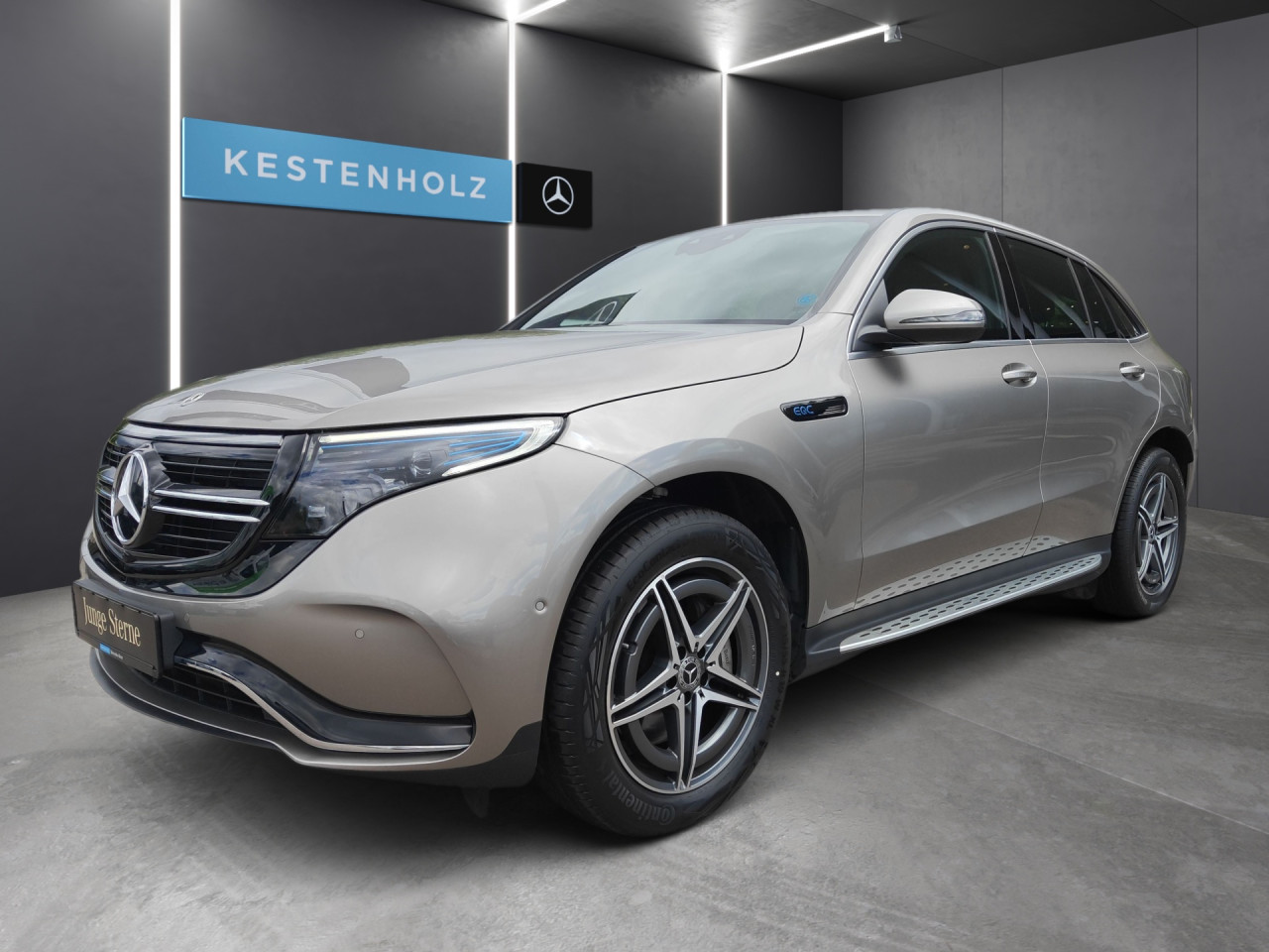 Getriebe: AutomatikgetriebeDetailangaben f&uuml;r XEV Fahrzeug: Batterietechnologie: Lithium-Ionen,  Nutzbare Batteriekapazit&auml;t: 80,0kWh,  Batteriezustand: 96%,  Ladezeit (in Minuten): 450 (10% bis 100%),  Schnellladezeit (in Minuten): 40 (10% bis 80%)Ausstattungslinie: AMG Line Exterieur,  AMG Line InterieurAusstattungspakete: Ausstattungspaket: Remote und Charging Services Premium,  AMG Sportpaket,  Komfort Paket,  SpiegelpaketAssistenzsysteme: Fernlichtassistent,  Aktiver Park-Assistent inkl. PARKTRONIC,  R&uuml;ckfahrkamera,  Fahrlichtautomatik,  Tempomat,  Berganfahrhilfe,  Spracheingabesystem,  M&uuml;digkeitserkennung,  Spurhalteassistent,  Bremsassistent,  COLLISION PREVENTION ASSIST,  ATTENTION ASSIST,  VerkehrszeichenerkennungLicht und Sicht: Multibeam LED Scheinwerfer,  Tagfahrlicht,  Regensensor,  Automatisch abblendende Innen- und Au&szlig;enspiegel,  W&auml;rmeschutzverglasung,  Ambientebeleuchtung mehrfarbig,  LichtsensorAudio &amp; Kommunikation: MBUX,  Navigationssystem: MBUX Augmented Reality,  Radio,  Digitaler Radioempfang DAB,  zentrale Bedieneinheit: Touchpad,  Soundsystem,  USB Anschluss, Bluetooth Audiostreaming,  Mercedes connect me,  Handyvorbereitung Bluetooth,  WLAN HotspotKomfort: Klimaautomatik,  Fahrer-/Beifahrersitz elektrisch,  Memoryfunktion Fahrer-/Beifahrersitz,  Lordosenst&uuml;tze Fahrer/Beifahrer,  Sitzheizung Fahrer/Beifahrer,  Armauflage Fahrer/Beifahrer,  Servotronic,  Lenks&auml;ule verstellbar,  Keyless-Start,  Auto Start Stop Funktion,  Zentralver. mit Fernbedienung,  Fensterheber elektrisch,  Kopfst&uuml;tzen vorn und hinten,  EASY-PACK Heckklappe,  DYNAMIC SELECT,  Getr&auml;nkehalter vornInterieur: Sitze Kunstleder Ledernachbildung ARTICO / Mikrofaser DINAMICA schwarz,  Innenfarbe schwarz,  Multifunktions-Sport-/Lederlenkrad,  Bordcomputer,  Laderaumabdeckung,  Dekoreinlagen: Zierelemente Carbonoptik anthrazit,  Bodenbelag Teppich,  Lenkrad-SchaltwippenExterieur: Touchscreen Bedienung,  AMG Leichtmetallfelgen 19 Zoll,  Au&szlig;enspiegel elekt. anklappbar,  Reifenpannenset,  Notrufsystem,  Ladekabel: 5m glatt,  Wechsel-/Gleichstromladesystem (AC/DC Laden),  TrittbretterSicherheit: i-Size Kindersitzbefestigung,  Fahrer- /Beifahrerairbag,  Seitenairbag vorn,  Knieairbag Fahrer,  Traktionskontrolle,  Elektr. Stabilit&auml;tsprogramm ESP,  Reifendruckkontrolle,  Wegfahrsperre,  Au&szlig;entemperatur Anzeige,  Antiblockiersystem ABS,  Bremsverschlei&szlig;anzeige,  Notbremsassistent,  Akustischer Umfeldschutz,  Totwinkel-AssistentSonstige Ma&szlig;e und Gewichte: Nutzlast: 445 kg,  zul&auml;ssiges Gesamtgewicht: 2.940 kg,  Radstand: 2.873 mmIrrt&uuml;mer und &Auml;nderungen vorbehalten