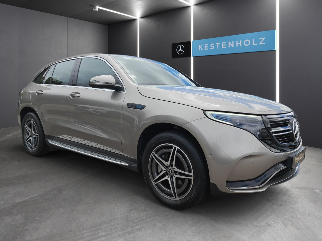 Getriebe: AutomatikgetriebeDetailangaben f&uuml;r XEV Fahrzeug: Batterietechnologie: Lithium-Ionen,  Nutzbare Batteriekapazit&auml;t: 80,0kWh,  Batteriezustand: 96%,  Ladezeit (in Minuten): 450 (10% bis 100%),  Schnellladezeit (in Minuten): 40 (10% bis 80%)Ausstattungslinie: AMG Line Exterieur,  AMG Line InterieurAusstattungspakete: Ausstattungspaket: Remote und Charging Services Premium,  AMG Sportpaket,  Komfort Paket,  SpiegelpaketAssistenzsysteme: Fernlichtassistent,  Aktiver Park-Assistent inkl. PARKTRONIC,  R&uuml;ckfahrkamera,  Fahrlichtautomatik,  Tempomat,  Berganfahrhilfe,  Spracheingabesystem,  M&uuml;digkeitserkennung,  Spurhalteassistent,  Bremsassistent,  COLLISION PREVENTION ASSIST,  ATTENTION ASSIST,  VerkehrszeichenerkennungLicht und Sicht: Multibeam LED Scheinwerfer,  Tagfahrlicht,  Regensensor,  Automatisch abblendende Innen- und Au&szlig;enspiegel,  W&auml;rmeschutzverglasung,  Ambientebeleuchtung mehrfarbig,  LichtsensorAudio &amp; Kommunikation: MBUX,  Navigationssystem: MBUX Augmented Reality,  Radio,  Digitaler Radioempfang DAB,  zentrale Bedieneinheit: Touchpad,  Soundsystem,  USB Anschluss, Bluetooth Audiostreaming,  Mercedes connect me,  Handyvorbereitung Bluetooth,  WLAN HotspotKomfort: Klimaautomatik,  Fahrer-/Beifahrersitz elektrisch,  Memoryfunktion Fahrer-/Beifahrersitz,  Lordosenst&uuml;tze Fahrer/Beifahrer,  Sitzheizung Fahrer/Beifahrer,  Armauflage Fahrer/Beifahrer,  Servotronic,  Lenks&auml;ule verstellbar,  Keyless-Start,  Auto Start Stop Funktion,  Zentralver. mit Fernbedienung,  Fensterheber elektrisch,  Kopfst&uuml;tzen vorn und hinten,  EASY-PACK Heckklappe,  DYNAMIC SELECT,  Getr&auml;nkehalter vornInterieur: Sitze Kunstleder Ledernachbildung ARTICO / Mikrofaser DINAMICA schwarz,  Innenfarbe schwarz,  Multifunktions-Sport-/Lederlenkrad,  Bordcomputer,  Laderaumabdeckung,  Dekoreinlagen: Zierelemente Carbonoptik anthrazit,  Bodenbelag Teppich,  Lenkrad-SchaltwippenExterieur: Touchscreen Bedienung,  AMG Leichtmetallfelgen 19 Zoll,  Au&szlig;enspiegel elekt. anklappbar,  Reifenpannenset,  Notrufsystem,  Ladekabel: 5m glatt,  Wechsel-/Gleichstromladesystem (AC/DC Laden),  TrittbretterSicherheit: i-Size Kindersitzbefestigung,  Fahrer- /Beifahrerairbag,  Seitenairbag vorn,  Knieairbag Fahrer,  Traktionskontrolle,  Elektr. Stabilit&auml;tsprogramm ESP,  Reifendruckkontrolle,  Wegfahrsperre,  Au&szlig;entemperatur Anzeige,  Antiblockiersystem ABS,  Bremsverschlei&szlig;anzeige,  Notbremsassistent,  Akustischer Umfeldschutz,  Totwinkel-AssistentSonstige Ma&szlig;e und Gewichte: Nutzlast: 445 kg,  zul&auml;ssiges Gesamtgewicht: 2.940 kg,  Radstand: 2.873 mmIrrt&uuml;mer und &Auml;nderungen vorbehalten