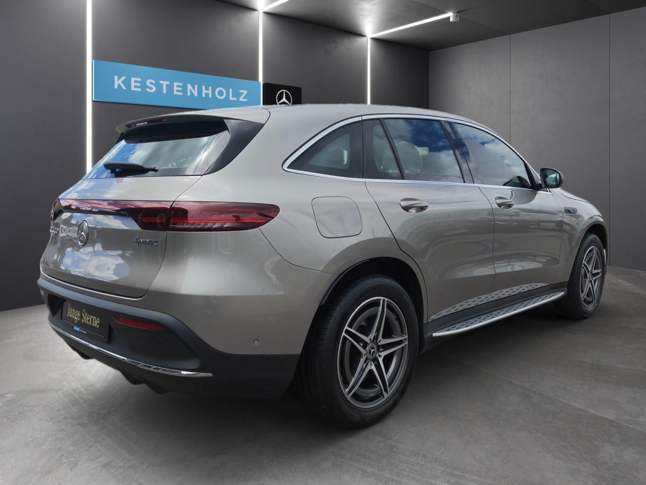 Getriebe: AutomatikgetriebeDetailangaben f&uuml;r XEV Fahrzeug: Batterietechnologie: Lithium-Ionen,  Nutzbare Batteriekapazit&auml;t: 80,0kWh,  Batteriezustand: 96%,  Ladezeit (in Minuten): 450 (10% bis 100%),  Schnellladezeit (in Minuten): 40 (10% bis 80%)Ausstattungslinie: AMG Line Exterieur,  AMG Line InterieurAusstattungspakete: Ausstattungspaket: Remote und Charging Services Premium,  AMG Sportpaket,  Komfort Paket,  SpiegelpaketAssistenzsysteme: Fernlichtassistent,  Aktiver Park-Assistent inkl. PARKTRONIC,  R&uuml;ckfahrkamera,  Fahrlichtautomatik,  Tempomat,  Berganfahrhilfe,  Spracheingabesystem,  M&uuml;digkeitserkennung,  Spurhalteassistent,  Bremsassistent,  COLLISION PREVENTION ASSIST,  ATTENTION ASSIST,  VerkehrszeichenerkennungLicht und Sicht: Multibeam LED Scheinwerfer,  Tagfahrlicht,  Regensensor,  Automatisch abblendende Innen- und Au&szlig;enspiegel,  W&auml;rmeschutzverglasung,  Ambientebeleuchtung mehrfarbig,  LichtsensorAudio &amp; Kommunikation: MBUX,  Navigationssystem: MBUX Augmented Reality,  Radio,  Digitaler Radioempfang DAB,  zentrale Bedieneinheit: Touchpad,  Soundsystem,  USB Anschluss, Bluetooth Audiostreaming,  Mercedes connect me,  Handyvorbereitung Bluetooth,  WLAN HotspotKomfort: Klimaautomatik,  Fahrer-/Beifahrersitz elektrisch,  Memoryfunktion Fahrer-/Beifahrersitz,  Lordosenst&uuml;tze Fahrer/Beifahrer,  Sitzheizung Fahrer/Beifahrer,  Armauflage Fahrer/Beifahrer,  Servotronic,  Lenks&auml;ule verstellbar,  Keyless-Start,  Auto Start Stop Funktion,  Zentralver. mit Fernbedienung,  Fensterheber elektrisch,  Kopfst&uuml;tzen vorn und hinten,  EASY-PACK Heckklappe,  DYNAMIC SELECT,  Getr&auml;nkehalter vornInterieur: Sitze Kunstleder Ledernachbildung ARTICO / Mikrofaser DINAMICA schwarz,  Innenfarbe schwarz,  Multifunktions-Sport-/Lederlenkrad,  Bordcomputer,  Laderaumabdeckung,  Dekoreinlagen: Zierelemente Carbonoptik anthrazit,  Bodenbelag Teppich,  Lenkrad-SchaltwippenExterieur: Touchscreen Bedienung,  AMG Leichtmetallfelgen 19 Zoll,  Au&szlig;enspiegel elekt. anklappbar,  Reifenpannenset,  Notrufsystem,  Ladekabel: 5m glatt,  Wechsel-/Gleichstromladesystem (AC/DC Laden),  TrittbretterSicherheit: i-Size Kindersitzbefestigung,  Fahrer- /Beifahrerairbag,  Seitenairbag vorn,  Knieairbag Fahrer,  Traktionskontrolle,  Elektr. Stabilit&auml;tsprogramm ESP,  Reifendruckkontrolle,  Wegfahrsperre,  Au&szlig;entemperatur Anzeige,  Antiblockiersystem ABS,  Bremsverschlei&szlig;anzeige,  Notbremsassistent,  Akustischer Umfeldschutz,  Totwinkel-AssistentSonstige Ma&szlig;e und Gewichte: Nutzlast: 445 kg,  zul&auml;ssiges Gesamtgewicht: 2.940 kg,  Radstand: 2.873 mmIrrt&uuml;mer und &Auml;nderungen vorbehalten