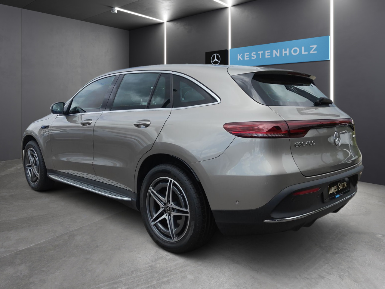 Getriebe: AutomatikgetriebeDetailangaben f&uuml;r XEV Fahrzeug: Batterietechnologie: Lithium-Ionen,  Nutzbare Batteriekapazit&auml;t: 80,0kWh,  Batteriezustand: 96%,  Ladezeit (in Minuten): 450 (10% bis 100%),  Schnellladezeit (in Minuten): 40 (10% bis 80%)Ausstattungslinie: AMG Line Exterieur,  AMG Line InterieurAusstattungspakete: Ausstattungspaket: Remote und Charging Services Premium,  AMG Sportpaket,  Komfort Paket,  SpiegelpaketAssistenzsysteme: Fernlichtassistent,  Aktiver Park-Assistent inkl. PARKTRONIC,  R&uuml;ckfahrkamera,  Fahrlichtautomatik,  Tempomat,  Berganfahrhilfe,  Spracheingabesystem,  M&uuml;digkeitserkennung,  Spurhalteassistent,  Bremsassistent,  COLLISION PREVENTION ASSIST,  ATTENTION ASSIST,  VerkehrszeichenerkennungLicht und Sicht: Multibeam LED Scheinwerfer,  Tagfahrlicht,  Regensensor,  Automatisch abblendende Innen- und Au&szlig;enspiegel,  W&auml;rmeschutzverglasung,  Ambientebeleuchtung mehrfarbig,  LichtsensorAudio &amp; Kommunikation: MBUX,  Navigationssystem: MBUX Augmented Reality,  Radio,  Digitaler Radioempfang DAB,  zentrale Bedieneinheit: Touchpad,  Soundsystem,  USB Anschluss, Bluetooth Audiostreaming,  Mercedes connect me,  Handyvorbereitung Bluetooth,  WLAN HotspotKomfort: Klimaautomatik,  Fahrer-/Beifahrersitz elektrisch,  Memoryfunktion Fahrer-/Beifahrersitz,  Lordosenst&uuml;tze Fahrer/Beifahrer,  Sitzheizung Fahrer/Beifahrer,  Armauflage Fahrer/Beifahrer,  Servotronic,  Lenks&auml;ule verstellbar,  Keyless-Start,  Auto Start Stop Funktion,  Zentralver. mit Fernbedienung,  Fensterheber elektrisch,  Kopfst&uuml;tzen vorn und hinten,  EASY-PACK Heckklappe,  DYNAMIC SELECT,  Getr&auml;nkehalter vornInterieur: Sitze Kunstleder Ledernachbildung ARTICO / Mikrofaser DINAMICA schwarz,  Innenfarbe schwarz,  Multifunktions-Sport-/Lederlenkrad,  Bordcomputer,  Laderaumabdeckung,  Dekoreinlagen: Zierelemente Carbonoptik anthrazit,  Bodenbelag Teppich,  Lenkrad-SchaltwippenExterieur: Touchscreen Bedienung,  AMG Leichtmetallfelgen 19 Zoll,  Au&szlig;enspiegel elekt. anklappbar,  Reifenpannenset,  Notrufsystem,  Ladekabel: 5m glatt,  Wechsel-/Gleichstromladesystem (AC/DC Laden),  TrittbretterSicherheit: i-Size Kindersitzbefestigung,  Fahrer- /Beifahrerairbag,  Seitenairbag vorn,  Knieairbag Fahrer,  Traktionskontrolle,  Elektr. Stabilit&auml;tsprogramm ESP,  Reifendruckkontrolle,  Wegfahrsperre,  Au&szlig;entemperatur Anzeige,  Antiblockiersystem ABS,  Bremsverschlei&szlig;anzeige,  Notbremsassistent,  Akustischer Umfeldschutz,  Totwinkel-AssistentSonstige Ma&szlig;e und Gewichte: Nutzlast: 445 kg,  zul&auml;ssiges Gesamtgewicht: 2.940 kg,  Radstand: 2.873 mmIrrt&uuml;mer und &Auml;nderungen vorbehalten