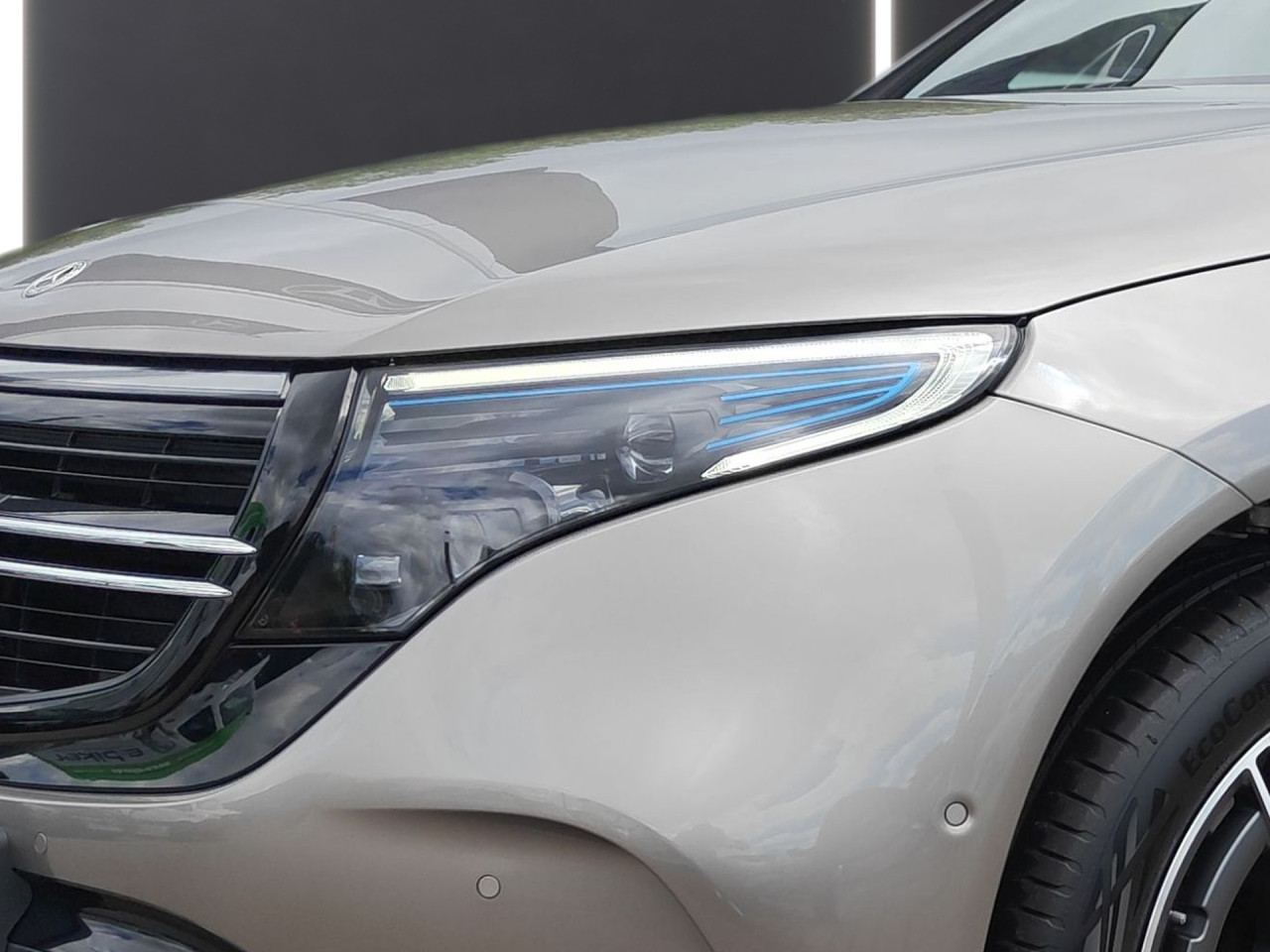 Getriebe: AutomatikgetriebeDetailangaben f&uuml;r XEV Fahrzeug: Batterietechnologie: Lithium-Ionen,  Nutzbare Batteriekapazit&auml;t: 80,0kWh,  Batteriezustand: 96%,  Ladezeit (in Minuten): 450 (10% bis 100%),  Schnellladezeit (in Minuten): 40 (10% bis 80%)Ausstattungslinie: AMG Line Exterieur,  AMG Line InterieurAusstattungspakete: Ausstattungspaket: Remote und Charging Services Premium,  AMG Sportpaket,  Komfort Paket,  SpiegelpaketAssistenzsysteme: Fernlichtassistent,  Aktiver Park-Assistent inkl. PARKTRONIC,  R&uuml;ckfahrkamera,  Fahrlichtautomatik,  Tempomat,  Berganfahrhilfe,  Spracheingabesystem,  M&uuml;digkeitserkennung,  Spurhalteassistent,  Bremsassistent,  COLLISION PREVENTION ASSIST,  ATTENTION ASSIST,  VerkehrszeichenerkennungLicht und Sicht: Multibeam LED Scheinwerfer,  Tagfahrlicht,  Regensensor,  Automatisch abblendende Innen- und Au&szlig;enspiegel,  W&auml;rmeschutzverglasung,  Ambientebeleuchtung mehrfarbig,  LichtsensorAudio &amp; Kommunikation: MBUX,  Navigationssystem: MBUX Augmented Reality,  Radio,  Digitaler Radioempfang DAB,  zentrale Bedieneinheit: Touchpad,  Soundsystem,  USB Anschluss, Bluetooth Audiostreaming,  Mercedes connect me,  Handyvorbereitung Bluetooth,  WLAN HotspotKomfort: Klimaautomatik,  Fahrer-/Beifahrersitz elektrisch,  Memoryfunktion Fahrer-/Beifahrersitz,  Lordosenst&uuml;tze Fahrer/Beifahrer,  Sitzheizung Fahrer/Beifahrer,  Armauflage Fahrer/Beifahrer,  Servotronic,  Lenks&auml;ule verstellbar,  Keyless-Start,  Auto Start Stop Funktion,  Zentralver. mit Fernbedienung,  Fensterheber elektrisch,  Kopfst&uuml;tzen vorn und hinten,  EASY-PACK Heckklappe,  DYNAMIC SELECT,  Getr&auml;nkehalter vornInterieur: Sitze Kunstleder Ledernachbildung ARTICO / Mikrofaser DINAMICA schwarz,  Innenfarbe schwarz,  Multifunktions-Sport-/Lederlenkrad,  Bordcomputer,  Laderaumabdeckung,  Dekoreinlagen: Zierelemente Carbonoptik anthrazit,  Bodenbelag Teppich,  Lenkrad-SchaltwippenExterieur: Touchscreen Bedienung,  AMG Leichtmetallfelgen 19 Zoll,  Au&szlig;enspiegel elekt. anklappbar,  Reifenpannenset,  Notrufsystem,  Ladekabel: 5m glatt,  Wechsel-/Gleichstromladesystem (AC/DC Laden),  TrittbretterSicherheit: i-Size Kindersitzbefestigung,  Fahrer- /Beifahrerairbag,  Seitenairbag vorn,  Knieairbag Fahrer,  Traktionskontrolle,  Elektr. Stabilit&auml;tsprogramm ESP,  Reifendruckkontrolle,  Wegfahrsperre,  Au&szlig;entemperatur Anzeige,  Antiblockiersystem ABS,  Bremsverschlei&szlig;anzeige,  Notbremsassistent,  Akustischer Umfeldschutz,  Totwinkel-AssistentSonstige Ma&szlig;e und Gewichte: Nutzlast: 445 kg,  zul&auml;ssiges Gesamtgewicht: 2.940 kg,  Radstand: 2.873 mmIrrt&uuml;mer und &Auml;nderungen vorbehalten