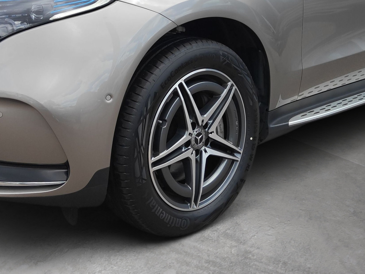 Getriebe: AutomatikgetriebeDetailangaben f&uuml;r XEV Fahrzeug: Batterietechnologie: Lithium-Ionen,  Nutzbare Batteriekapazit&auml;t: 80,0kWh,  Batteriezustand: 96%,  Ladezeit (in Minuten): 450 (10% bis 100%),  Schnellladezeit (in Minuten): 40 (10% bis 80%)Ausstattungslinie: AMG Line Exterieur,  AMG Line InterieurAusstattungspakete: Ausstattungspaket: Remote und Charging Services Premium,  AMG Sportpaket,  Komfort Paket,  SpiegelpaketAssistenzsysteme: Fernlichtassistent,  Aktiver Park-Assistent inkl. PARKTRONIC,  R&uuml;ckfahrkamera,  Fahrlichtautomatik,  Tempomat,  Berganfahrhilfe,  Spracheingabesystem,  M&uuml;digkeitserkennung,  Spurhalteassistent,  Bremsassistent,  COLLISION PREVENTION ASSIST,  ATTENTION ASSIST,  VerkehrszeichenerkennungLicht und Sicht: Multibeam LED Scheinwerfer,  Tagfahrlicht,  Regensensor,  Automatisch abblendende Innen- und Au&szlig;enspiegel,  W&auml;rmeschutzverglasung,  Ambientebeleuchtung mehrfarbig,  LichtsensorAudio &amp; Kommunikation: MBUX,  Navigationssystem: MBUX Augmented Reality,  Radio,  Digitaler Radioempfang DAB,  zentrale Bedieneinheit: Touchpad,  Soundsystem,  USB Anschluss, Bluetooth Audiostreaming,  Mercedes connect me,  Handyvorbereitung Bluetooth,  WLAN HotspotKomfort: Klimaautomatik,  Fahrer-/Beifahrersitz elektrisch,  Memoryfunktion Fahrer-/Beifahrersitz,  Lordosenst&uuml;tze Fahrer/Beifahrer,  Sitzheizung Fahrer/Beifahrer,  Armauflage Fahrer/Beifahrer,  Servotronic,  Lenks&auml;ule verstellbar,  Keyless-Start,  Auto Start Stop Funktion,  Zentralver. mit Fernbedienung,  Fensterheber elektrisch,  Kopfst&uuml;tzen vorn und hinten,  EASY-PACK Heckklappe,  DYNAMIC SELECT,  Getr&auml;nkehalter vornInterieur: Sitze Kunstleder Ledernachbildung ARTICO / Mikrofaser DINAMICA schwarz,  Innenfarbe schwarz,  Multifunktions-Sport-/Lederlenkrad,  Bordcomputer,  Laderaumabdeckung,  Dekoreinlagen: Zierelemente Carbonoptik anthrazit,  Bodenbelag Teppich,  Lenkrad-SchaltwippenExterieur: Touchscreen Bedienung,  AMG Leichtmetallfelgen 19 Zoll,  Au&szlig;enspiegel elekt. anklappbar,  Reifenpannenset,  Notrufsystem,  Ladekabel: 5m glatt,  Wechsel-/Gleichstromladesystem (AC/DC Laden),  TrittbretterSicherheit: i-Size Kindersitzbefestigung,  Fahrer- /Beifahrerairbag,  Seitenairbag vorn,  Knieairbag Fahrer,  Traktionskontrolle,  Elektr. Stabilit&auml;tsprogramm ESP,  Reifendruckkontrolle,  Wegfahrsperre,  Au&szlig;entemperatur Anzeige,  Antiblockiersystem ABS,  Bremsverschlei&szlig;anzeige,  Notbremsassistent,  Akustischer Umfeldschutz,  Totwinkel-AssistentSonstige Ma&szlig;e und Gewichte: Nutzlast: 445 kg,  zul&auml;ssiges Gesamtgewicht: 2.940 kg,  Radstand: 2.873 mmIrrt&uuml;mer und &Auml;nderungen vorbehalten