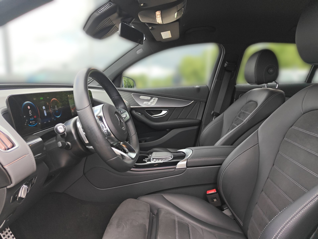 Getriebe: AutomatikgetriebeDetailangaben f&uuml;r XEV Fahrzeug: Batterietechnologie: Lithium-Ionen,  Nutzbare Batteriekapazit&auml;t: 80,0kWh,  Batteriezustand: 96%,  Ladezeit (in Minuten): 450 (10% bis 100%),  Schnellladezeit (in Minuten): 40 (10% bis 80%)Ausstattungslinie: AMG Line Exterieur,  AMG Line InterieurAusstattungspakete: Ausstattungspaket: Remote und Charging Services Premium,  AMG Sportpaket,  Komfort Paket,  SpiegelpaketAssistenzsysteme: Fernlichtassistent,  Aktiver Park-Assistent inkl. PARKTRONIC,  R&uuml;ckfahrkamera,  Fahrlichtautomatik,  Tempomat,  Berganfahrhilfe,  Spracheingabesystem,  M&uuml;digkeitserkennung,  Spurhalteassistent,  Bremsassistent,  COLLISION PREVENTION ASSIST,  ATTENTION ASSIST,  VerkehrszeichenerkennungLicht und Sicht: Multibeam LED Scheinwerfer,  Tagfahrlicht,  Regensensor,  Automatisch abblendende Innen- und Au&szlig;enspiegel,  W&auml;rmeschutzverglasung,  Ambientebeleuchtung mehrfarbig,  LichtsensorAudio &amp; Kommunikation: MBUX,  Navigationssystem: MBUX Augmented Reality,  Radio,  Digitaler Radioempfang DAB,  zentrale Bedieneinheit: Touchpad,  Soundsystem,  USB Anschluss, Bluetooth Audiostreaming,  Mercedes connect me,  Handyvorbereitung Bluetooth,  WLAN HotspotKomfort: Klimaautomatik,  Fahrer-/Beifahrersitz elektrisch,  Memoryfunktion Fahrer-/Beifahrersitz,  Lordosenst&uuml;tze Fahrer/Beifahrer,  Sitzheizung Fahrer/Beifahrer,  Armauflage Fahrer/Beifahrer,  Servotronic,  Lenks&auml;ule verstellbar,  Keyless-Start,  Auto Start Stop Funktion,  Zentralver. mit Fernbedienung,  Fensterheber elektrisch,  Kopfst&uuml;tzen vorn und hinten,  EASY-PACK Heckklappe,  DYNAMIC SELECT,  Getr&auml;nkehalter vornInterieur: Sitze Kunstleder Ledernachbildung ARTICO / Mikrofaser DINAMICA schwarz,  Innenfarbe schwarz,  Multifunktions-Sport-/Lederlenkrad,  Bordcomputer,  Laderaumabdeckung,  Dekoreinlagen: Zierelemente Carbonoptik anthrazit,  Bodenbelag Teppich,  Lenkrad-SchaltwippenExterieur: Touchscreen Bedienung,  AMG Leichtmetallfelgen 19 Zoll,  Au&szlig;enspiegel elekt. anklappbar,  Reifenpannenset,  Notrufsystem,  Ladekabel: 5m glatt,  Wechsel-/Gleichstromladesystem (AC/DC Laden),  TrittbretterSicherheit: i-Size Kindersitzbefestigung,  Fahrer- /Beifahrerairbag,  Seitenairbag vorn,  Knieairbag Fahrer,  Traktionskontrolle,  Elektr. Stabilit&auml;tsprogramm ESP,  Reifendruckkontrolle,  Wegfahrsperre,  Au&szlig;entemperatur Anzeige,  Antiblockiersystem ABS,  Bremsverschlei&szlig;anzeige,  Notbremsassistent,  Akustischer Umfeldschutz,  Totwinkel-AssistentSonstige Ma&szlig;e und Gewichte: Nutzlast: 445 kg,  zul&auml;ssiges Gesamtgewicht: 2.940 kg,  Radstand: 2.873 mmIrrt&uuml;mer und &Auml;nderungen vorbehalten