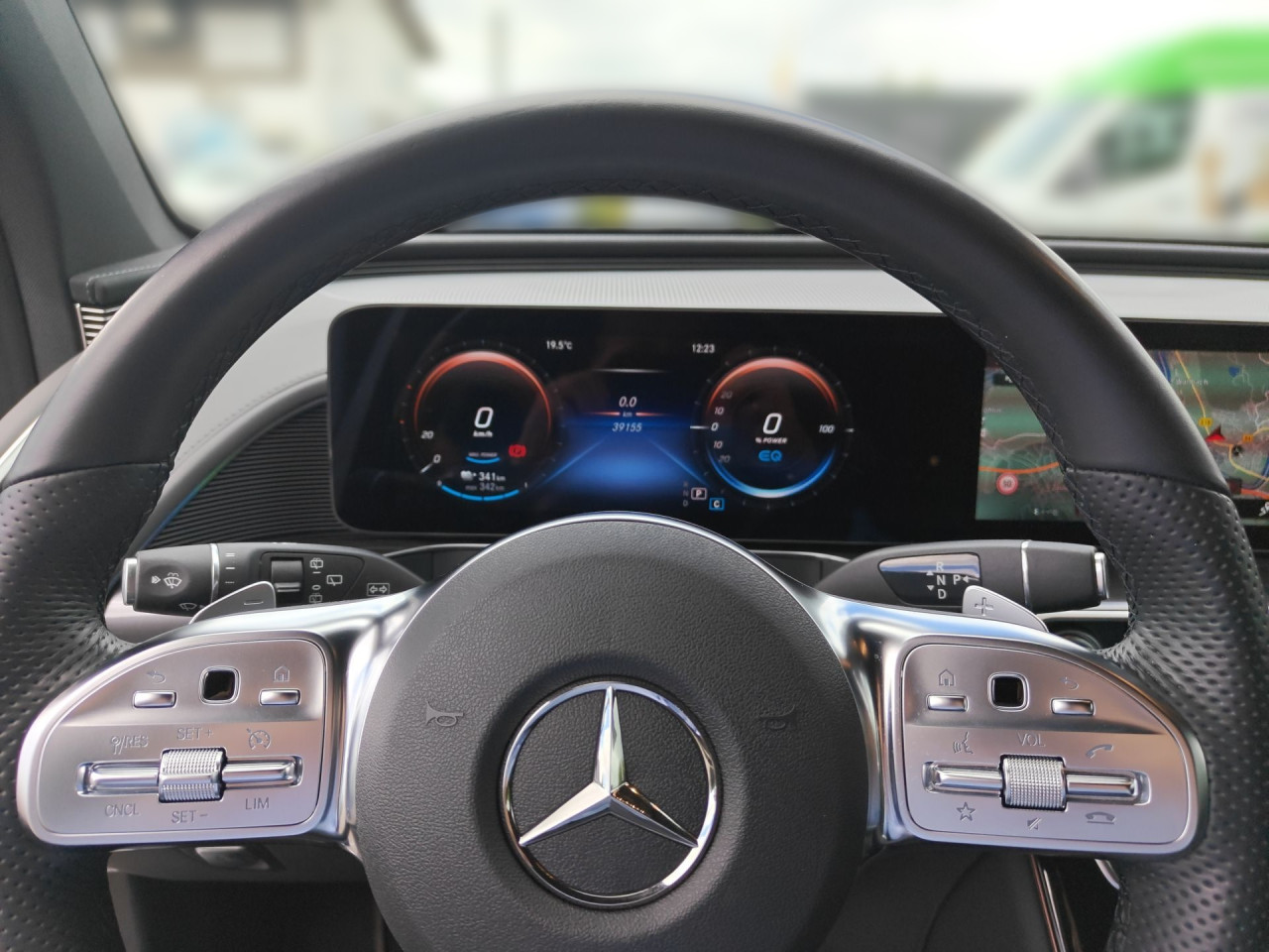 Getriebe: AutomatikgetriebeDetailangaben f&uuml;r XEV Fahrzeug: Batterietechnologie: Lithium-Ionen,  Nutzbare Batteriekapazit&auml;t: 80,0kWh,  Batteriezustand: 96%,  Ladezeit (in Minuten): 450 (10% bis 100%),  Schnellladezeit (in Minuten): 40 (10% bis 80%)Ausstattungslinie: AMG Line Exterieur,  AMG Line InterieurAusstattungspakete: Ausstattungspaket: Remote und Charging Services Premium,  AMG Sportpaket,  Komfort Paket,  SpiegelpaketAssistenzsysteme: Fernlichtassistent,  Aktiver Park-Assistent inkl. PARKTRONIC,  R&uuml;ckfahrkamera,  Fahrlichtautomatik,  Tempomat,  Berganfahrhilfe,  Spracheingabesystem,  M&uuml;digkeitserkennung,  Spurhalteassistent,  Bremsassistent,  COLLISION PREVENTION ASSIST,  ATTENTION ASSIST,  VerkehrszeichenerkennungLicht und Sicht: Multibeam LED Scheinwerfer,  Tagfahrlicht,  Regensensor,  Automatisch abblendende Innen- und Au&szlig;enspiegel,  W&auml;rmeschutzverglasung,  Ambientebeleuchtung mehrfarbig,  LichtsensorAudio &amp; Kommunikation: MBUX,  Navigationssystem: MBUX Augmented Reality,  Radio,  Digitaler Radioempfang DAB,  zentrale Bedieneinheit: Touchpad,  Soundsystem,  USB Anschluss, Bluetooth Audiostreaming,  Mercedes connect me,  Handyvorbereitung Bluetooth,  WLAN HotspotKomfort: Klimaautomatik,  Fahrer-/Beifahrersitz elektrisch,  Memoryfunktion Fahrer-/Beifahrersitz,  Lordosenst&uuml;tze Fahrer/Beifahrer,  Sitzheizung Fahrer/Beifahrer,  Armauflage Fahrer/Beifahrer,  Servotronic,  Lenks&auml;ule verstellbar,  Keyless-Start,  Auto Start Stop Funktion,  Zentralver. mit Fernbedienung,  Fensterheber elektrisch,  Kopfst&uuml;tzen vorn und hinten,  EASY-PACK Heckklappe,  DYNAMIC SELECT,  Getr&auml;nkehalter vornInterieur: Sitze Kunstleder Ledernachbildung ARTICO / Mikrofaser DINAMICA schwarz,  Innenfarbe schwarz,  Multifunktions-Sport-/Lederlenkrad,  Bordcomputer,  Laderaumabdeckung,  Dekoreinlagen: Zierelemente Carbonoptik anthrazit,  Bodenbelag Teppich,  Lenkrad-SchaltwippenExterieur: Touchscreen Bedienung,  AMG Leichtmetallfelgen 19 Zoll,  Au&szlig;enspiegel elekt. anklappbar,  Reifenpannenset,  Notrufsystem,  Ladekabel: 5m glatt,  Wechsel-/Gleichstromladesystem (AC/DC Laden),  TrittbretterSicherheit: i-Size Kindersitzbefestigung,  Fahrer- /Beifahrerairbag,  Seitenairbag vorn,  Knieairbag Fahrer,  Traktionskontrolle,  Elektr. Stabilit&auml;tsprogramm ESP,  Reifendruckkontrolle,  Wegfahrsperre,  Au&szlig;entemperatur Anzeige,  Antiblockiersystem ABS,  Bremsverschlei&szlig;anzeige,  Notbremsassistent,  Akustischer Umfeldschutz,  Totwinkel-AssistentSonstige Ma&szlig;e und Gewichte: Nutzlast: 445 kg,  zul&auml;ssiges Gesamtgewicht: 2.940 kg,  Radstand: 2.873 mmIrrt&uuml;mer und &Auml;nderungen vorbehalten
