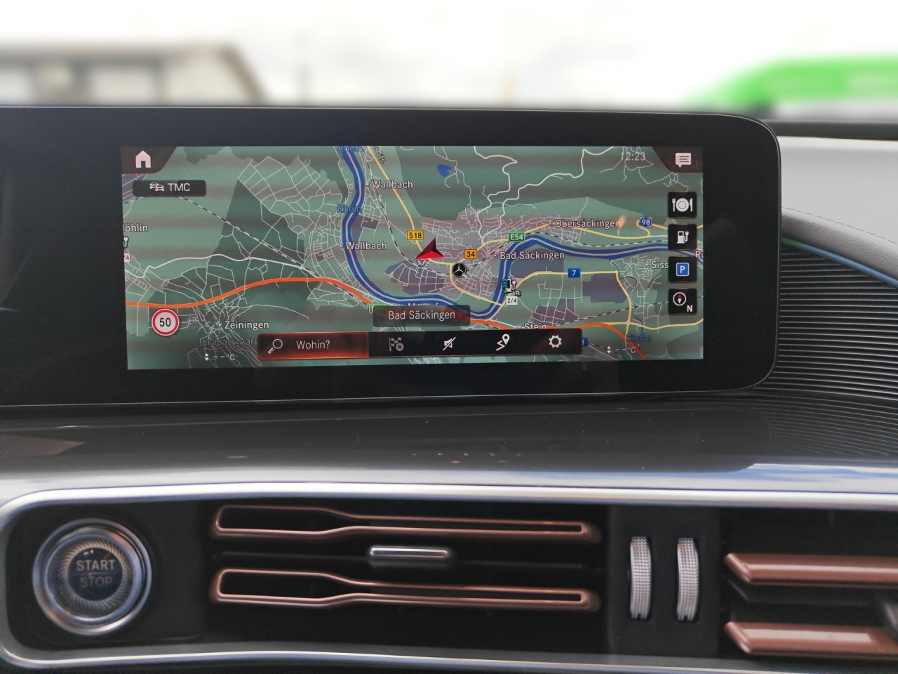 Getriebe: AutomatikgetriebeDetailangaben f&uuml;r XEV Fahrzeug: Batterietechnologie: Lithium-Ionen,  Nutzbare Batteriekapazit&auml;t: 80,0kWh,  Batteriezustand: 96%,  Ladezeit (in Minuten): 450 (10% bis 100%),  Schnellladezeit (in Minuten): 40 (10% bis 80%)Ausstattungslinie: AMG Line Exterieur,  AMG Line InterieurAusstattungspakete: Ausstattungspaket: Remote und Charging Services Premium,  AMG Sportpaket,  Komfort Paket,  SpiegelpaketAssistenzsysteme: Fernlichtassistent,  Aktiver Park-Assistent inkl. PARKTRONIC,  R&uuml;ckfahrkamera,  Fahrlichtautomatik,  Tempomat,  Berganfahrhilfe,  Spracheingabesystem,  M&uuml;digkeitserkennung,  Spurhalteassistent,  Bremsassistent,  COLLISION PREVENTION ASSIST,  ATTENTION ASSIST,  VerkehrszeichenerkennungLicht und Sicht: Multibeam LED Scheinwerfer,  Tagfahrlicht,  Regensensor,  Automatisch abblendende Innen- und Au&szlig;enspiegel,  W&auml;rmeschutzverglasung,  Ambientebeleuchtung mehrfarbig,  LichtsensorAudio &amp; Kommunikation: MBUX,  Navigationssystem: MBUX Augmented Reality,  Radio,  Digitaler Radioempfang DAB,  zentrale Bedieneinheit: Touchpad,  Soundsystem,  USB Anschluss, Bluetooth Audiostreaming,  Mercedes connect me,  Handyvorbereitung Bluetooth,  WLAN HotspotKomfort: Klimaautomatik,  Fahrer-/Beifahrersitz elektrisch,  Memoryfunktion Fahrer-/Beifahrersitz,  Lordosenst&uuml;tze Fahrer/Beifahrer,  Sitzheizung Fahrer/Beifahrer,  Armauflage Fahrer/Beifahrer,  Servotronic,  Lenks&auml;ule verstellbar,  Keyless-Start,  Auto Start Stop Funktion,  Zentralver. mit Fernbedienung,  Fensterheber elektrisch,  Kopfst&uuml;tzen vorn und hinten,  EASY-PACK Heckklappe,  DYNAMIC SELECT,  Getr&auml;nkehalter vornInterieur: Sitze Kunstleder Ledernachbildung ARTICO / Mikrofaser DINAMICA schwarz,  Innenfarbe schwarz,  Multifunktions-Sport-/Lederlenkrad,  Bordcomputer,  Laderaumabdeckung,  Dekoreinlagen: Zierelemente Carbonoptik anthrazit,  Bodenbelag Teppich,  Lenkrad-SchaltwippenExterieur: Touchscreen Bedienung,  AMG Leichtmetallfelgen 19 Zoll,  Au&szlig;enspiegel elekt. anklappbar,  Reifenpannenset,  Notrufsystem,  Ladekabel: 5m glatt,  Wechsel-/Gleichstromladesystem (AC/DC Laden),  TrittbretterSicherheit: i-Size Kindersitzbefestigung,  Fahrer- /Beifahrerairbag,  Seitenairbag vorn,  Knieairbag Fahrer,  Traktionskontrolle,  Elektr. Stabilit&auml;tsprogramm ESP,  Reifendruckkontrolle,  Wegfahrsperre,  Au&szlig;entemperatur Anzeige,  Antiblockiersystem ABS,  Bremsverschlei&szlig;anzeige,  Notbremsassistent,  Akustischer Umfeldschutz,  Totwinkel-AssistentSonstige Ma&szlig;e und Gewichte: Nutzlast: 445 kg,  zul&auml;ssiges Gesamtgewicht: 2.940 kg,  Radstand: 2.873 mmIrrt&uuml;mer und &Auml;nderungen vorbehalten