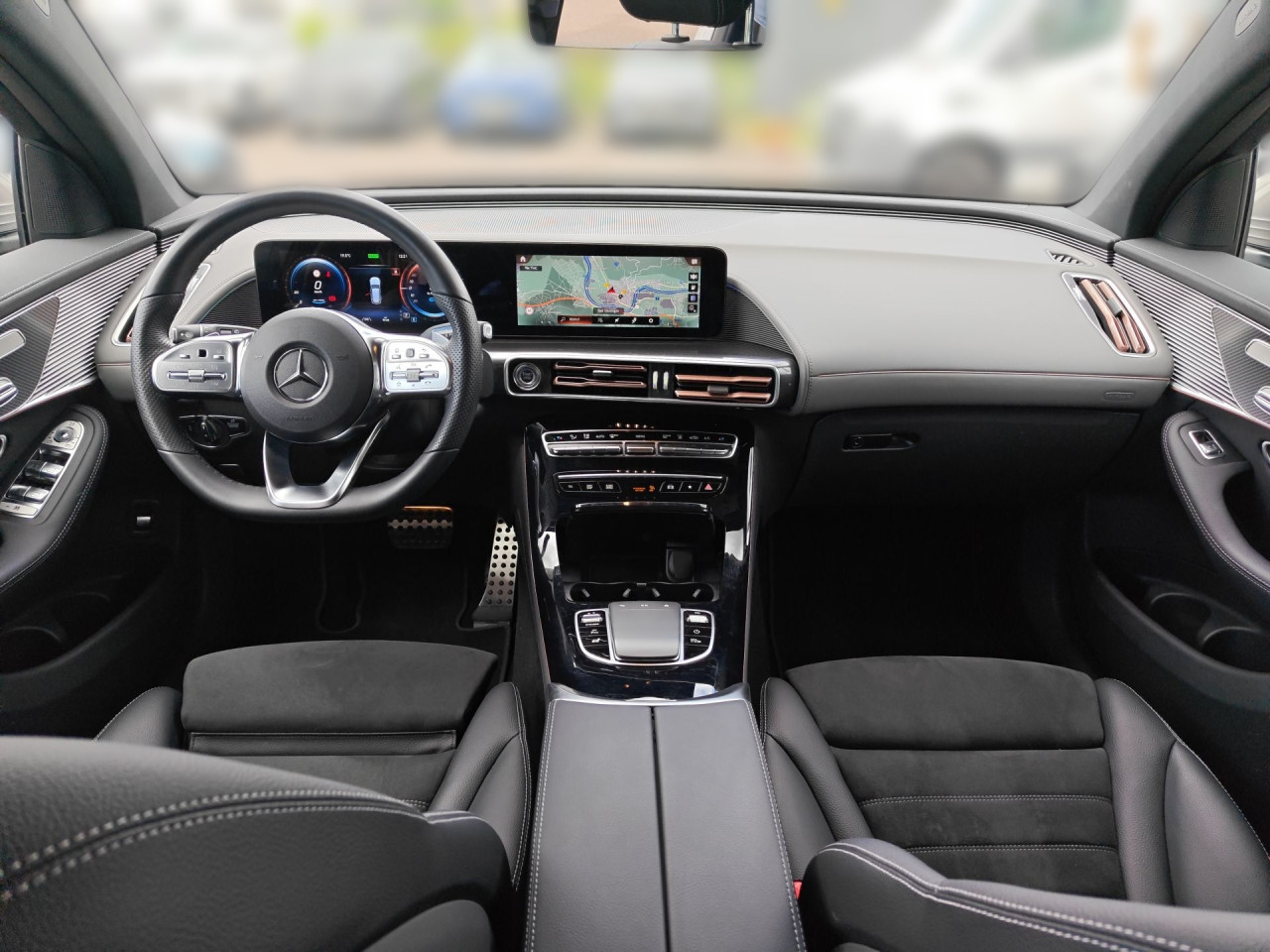 Getriebe: AutomatikgetriebeDetailangaben f&uuml;r XEV Fahrzeug: Batterietechnologie: Lithium-Ionen,  Nutzbare Batteriekapazit&auml;t: 80,0kWh,  Batteriezustand: 96%,  Ladezeit (in Minuten): 450 (10% bis 100%),  Schnellladezeit (in Minuten): 40 (10% bis 80%)Ausstattungslinie: AMG Line Exterieur,  AMG Line InterieurAusstattungspakete: Ausstattungspaket: Remote und Charging Services Premium,  AMG Sportpaket,  Komfort Paket,  SpiegelpaketAssistenzsysteme: Fernlichtassistent,  Aktiver Park-Assistent inkl. PARKTRONIC,  R&uuml;ckfahrkamera,  Fahrlichtautomatik,  Tempomat,  Berganfahrhilfe,  Spracheingabesystem,  M&uuml;digkeitserkennung,  Spurhalteassistent,  Bremsassistent,  COLLISION PREVENTION ASSIST,  ATTENTION ASSIST,  VerkehrszeichenerkennungLicht und Sicht: Multibeam LED Scheinwerfer,  Tagfahrlicht,  Regensensor,  Automatisch abblendende Innen- und Au&szlig;enspiegel,  W&auml;rmeschutzverglasung,  Ambientebeleuchtung mehrfarbig,  LichtsensorAudio &amp; Kommunikation: MBUX,  Navigationssystem: MBUX Augmented Reality,  Radio,  Digitaler Radioempfang DAB,  zentrale Bedieneinheit: Touchpad,  Soundsystem,  USB Anschluss, Bluetooth Audiostreaming,  Mercedes connect me,  Handyvorbereitung Bluetooth,  WLAN HotspotKomfort: Klimaautomatik,  Fahrer-/Beifahrersitz elektrisch,  Memoryfunktion Fahrer-/Beifahrersitz,  Lordosenst&uuml;tze Fahrer/Beifahrer,  Sitzheizung Fahrer/Beifahrer,  Armauflage Fahrer/Beifahrer,  Servotronic,  Lenks&auml;ule verstellbar,  Keyless-Start,  Auto Start Stop Funktion,  Zentralver. mit Fernbedienung,  Fensterheber elektrisch,  Kopfst&uuml;tzen vorn und hinten,  EASY-PACK Heckklappe,  DYNAMIC SELECT,  Getr&auml;nkehalter vornInterieur: Sitze Kunstleder Ledernachbildung ARTICO / Mikrofaser DINAMICA schwarz,  Innenfarbe schwarz,  Multifunktions-Sport-/Lederlenkrad,  Bordcomputer,  Laderaumabdeckung,  Dekoreinlagen: Zierelemente Carbonoptik anthrazit,  Bodenbelag Teppich,  Lenkrad-SchaltwippenExterieur: Touchscreen Bedienung,  AMG Leichtmetallfelgen 19 Zoll,  Au&szlig;enspiegel elekt. anklappbar,  Reifenpannenset,  Notrufsystem,  Ladekabel: 5m glatt,  Wechsel-/Gleichstromladesystem (AC/DC Laden),  TrittbretterSicherheit: i-Size Kindersitzbefestigung,  Fahrer- /Beifahrerairbag,  Seitenairbag vorn,  Knieairbag Fahrer,  Traktionskontrolle,  Elektr. Stabilit&auml;tsprogramm ESP,  Reifendruckkontrolle,  Wegfahrsperre,  Au&szlig;entemperatur Anzeige,  Antiblockiersystem ABS,  Bremsverschlei&szlig;anzeige,  Notbremsassistent,  Akustischer Umfeldschutz,  Totwinkel-AssistentSonstige Ma&szlig;e und Gewichte: Nutzlast: 445 kg,  zul&auml;ssiges Gesamtgewicht: 2.940 kg,  Radstand: 2.873 mmIrrt&uuml;mer und &Auml;nderungen vorbehalten
