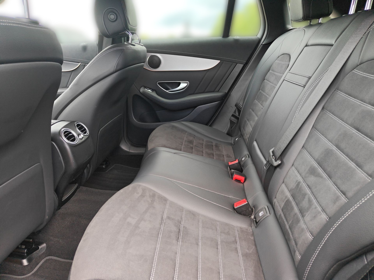 Getriebe: AutomatikgetriebeDetailangaben f&uuml;r XEV Fahrzeug: Batterietechnologie: Lithium-Ionen,  Nutzbare Batteriekapazit&auml;t: 80,0kWh,  Batteriezustand: 96%,  Ladezeit (in Minuten): 450 (10% bis 100%),  Schnellladezeit (in Minuten): 40 (10% bis 80%)Ausstattungslinie: AMG Line Exterieur,  AMG Line InterieurAusstattungspakete: Ausstattungspaket: Remote und Charging Services Premium,  AMG Sportpaket,  Komfort Paket,  SpiegelpaketAssistenzsysteme: Fernlichtassistent,  Aktiver Park-Assistent inkl. PARKTRONIC,  R&uuml;ckfahrkamera,  Fahrlichtautomatik,  Tempomat,  Berganfahrhilfe,  Spracheingabesystem,  M&uuml;digkeitserkennung,  Spurhalteassistent,  Bremsassistent,  COLLISION PREVENTION ASSIST,  ATTENTION ASSIST,  VerkehrszeichenerkennungLicht und Sicht: Multibeam LED Scheinwerfer,  Tagfahrlicht,  Regensensor,  Automatisch abblendende Innen- und Au&szlig;enspiegel,  W&auml;rmeschutzverglasung,  Ambientebeleuchtung mehrfarbig,  LichtsensorAudio &amp; Kommunikation: MBUX,  Navigationssystem: MBUX Augmented Reality,  Radio,  Digitaler Radioempfang DAB,  zentrale Bedieneinheit: Touchpad,  Soundsystem,  USB Anschluss, Bluetooth Audiostreaming,  Mercedes connect me,  Handyvorbereitung Bluetooth,  WLAN HotspotKomfort: Klimaautomatik,  Fahrer-/Beifahrersitz elektrisch,  Memoryfunktion Fahrer-/Beifahrersitz,  Lordosenst&uuml;tze Fahrer/Beifahrer,  Sitzheizung Fahrer/Beifahrer,  Armauflage Fahrer/Beifahrer,  Servotronic,  Lenks&auml;ule verstellbar,  Keyless-Start,  Auto Start Stop Funktion,  Zentralver. mit Fernbedienung,  Fensterheber elektrisch,  Kopfst&uuml;tzen vorn und hinten,  EASY-PACK Heckklappe,  DYNAMIC SELECT,  Getr&auml;nkehalter vornInterieur: Sitze Kunstleder Ledernachbildung ARTICO / Mikrofaser DINAMICA schwarz,  Innenfarbe schwarz,  Multifunktions-Sport-/Lederlenkrad,  Bordcomputer,  Laderaumabdeckung,  Dekoreinlagen: Zierelemente Carbonoptik anthrazit,  Bodenbelag Teppich,  Lenkrad-SchaltwippenExterieur: Touchscreen Bedienung,  AMG Leichtmetallfelgen 19 Zoll,  Au&szlig;enspiegel elekt. anklappbar,  Reifenpannenset,  Notrufsystem,  Ladekabel: 5m glatt,  Wechsel-/Gleichstromladesystem (AC/DC Laden),  TrittbretterSicherheit: i-Size Kindersitzbefestigung,  Fahrer- /Beifahrerairbag,  Seitenairbag vorn,  Knieairbag Fahrer,  Traktionskontrolle,  Elektr. Stabilit&auml;tsprogramm ESP,  Reifendruckkontrolle,  Wegfahrsperre,  Au&szlig;entemperatur Anzeige,  Antiblockiersystem ABS,  Bremsverschlei&szlig;anzeige,  Notbremsassistent,  Akustischer Umfeldschutz,  Totwinkel-AssistentSonstige Ma&szlig;e und Gewichte: Nutzlast: 445 kg,  zul&auml;ssiges Gesamtgewicht: 2.940 kg,  Radstand: 2.873 mmIrrt&uuml;mer und &Auml;nderungen vorbehalten