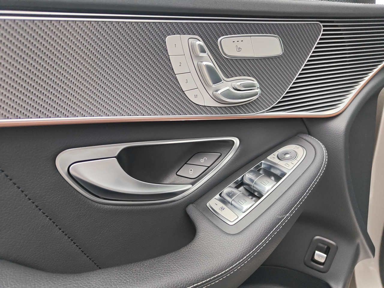 Getriebe: AutomatikgetriebeDetailangaben f&uuml;r XEV Fahrzeug: Batterietechnologie: Lithium-Ionen,  Nutzbare Batteriekapazit&auml;t: 80,0kWh,  Batteriezustand: 96%,  Ladezeit (in Minuten): 450 (10% bis 100%),  Schnellladezeit (in Minuten): 40 (10% bis 80%)Ausstattungslinie: AMG Line Exterieur,  AMG Line InterieurAusstattungspakete: Ausstattungspaket: Remote und Charging Services Premium,  AMG Sportpaket,  Komfort Paket,  SpiegelpaketAssistenzsysteme: Fernlichtassistent,  Aktiver Park-Assistent inkl. PARKTRONIC,  R&uuml;ckfahrkamera,  Fahrlichtautomatik,  Tempomat,  Berganfahrhilfe,  Spracheingabesystem,  M&uuml;digkeitserkennung,  Spurhalteassistent,  Bremsassistent,  COLLISION PREVENTION ASSIST,  ATTENTION ASSIST,  VerkehrszeichenerkennungLicht und Sicht: Multibeam LED Scheinwerfer,  Tagfahrlicht,  Regensensor,  Automatisch abblendende Innen- und Au&szlig;enspiegel,  W&auml;rmeschutzverglasung,  Ambientebeleuchtung mehrfarbig,  LichtsensorAudio &amp; Kommunikation: MBUX,  Navigationssystem: MBUX Augmented Reality,  Radio,  Digitaler Radioempfang DAB,  zentrale Bedieneinheit: Touchpad,  Soundsystem,  USB Anschluss, Bluetooth Audiostreaming,  Mercedes connect me,  Handyvorbereitung Bluetooth,  WLAN HotspotKomfort: Klimaautomatik,  Fahrer-/Beifahrersitz elektrisch,  Memoryfunktion Fahrer-/Beifahrersitz,  Lordosenst&uuml;tze Fahrer/Beifahrer,  Sitzheizung Fahrer/Beifahrer,  Armauflage Fahrer/Beifahrer,  Servotronic,  Lenks&auml;ule verstellbar,  Keyless-Start,  Auto Start Stop Funktion,  Zentralver. mit Fernbedienung,  Fensterheber elektrisch,  Kopfst&uuml;tzen vorn und hinten,  EASY-PACK Heckklappe,  DYNAMIC SELECT,  Getr&auml;nkehalter vornInterieur: Sitze Kunstleder Ledernachbildung ARTICO / Mikrofaser DINAMICA schwarz,  Innenfarbe schwarz,  Multifunktions-Sport-/Lederlenkrad,  Bordcomputer,  Laderaumabdeckung,  Dekoreinlagen: Zierelemente Carbonoptik anthrazit,  Bodenbelag Teppich,  Lenkrad-SchaltwippenExterieur: Touchscreen Bedienung,  AMG Leichtmetallfelgen 19 Zoll,  Au&szlig;enspiegel elekt. anklappbar,  Reifenpannenset,  Notrufsystem,  Ladekabel: 5m glatt,  Wechsel-/Gleichstromladesystem (AC/DC Laden),  TrittbretterSicherheit: i-Size Kindersitzbefestigung,  Fahrer- /Beifahrerairbag,  Seitenairbag vorn,  Knieairbag Fahrer,  Traktionskontrolle,  Elektr. Stabilit&auml;tsprogramm ESP,  Reifendruckkontrolle,  Wegfahrsperre,  Au&szlig;entemperatur Anzeige,  Antiblockiersystem ABS,  Bremsverschlei&szlig;anzeige,  Notbremsassistent,  Akustischer Umfeldschutz,  Totwinkel-AssistentSonstige Ma&szlig;e und Gewichte: Nutzlast: 445 kg,  zul&auml;ssiges Gesamtgewicht: 2.940 kg,  Radstand: 2.873 mmIrrt&uuml;mer und &Auml;nderungen vorbehalten