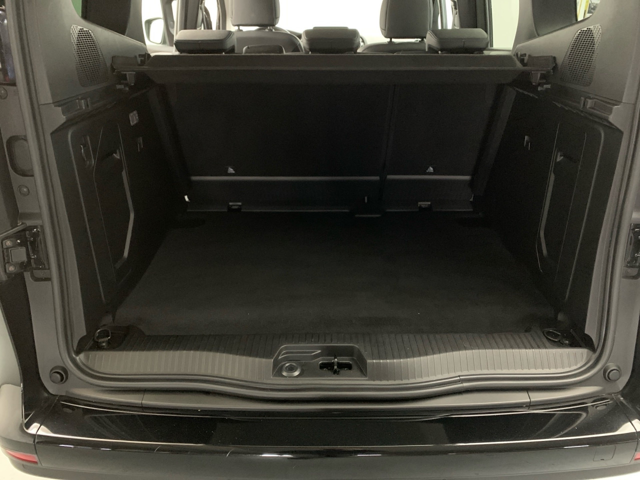 Getriebe: Automatikgetriebe, 7 G&auml;ngeAusstattungslinie: Progressive: EDITIONAusstattungspakete: Ausstattungspaket: Technik-Paket,  Winterpaket,  Chrompaket: Chrom Interieur-Paket,  Spiegelpaket,  Sicherheitspaket: Aktives Sicherheits-PaketAssistenzsysteme: Fernlichtassistent,  Aktiver Park-Assistent,  R&uuml;ckfahrkamera,  Tempomat,  Berganfahrhilfe,  Spracheingabesystem,  M&uuml;digkeitserkennung,  Spurhalteassistent,  Bremsassistent,  COLLISION PREVENTION ASSIST,  ATTENTION ASSIST,  VerkehrszeichenerkennungLicht und Sicht: LED-Scheinwerfer,  Tagfahrlicht,  Regensensor,  Automatisch abblendender Innenspiegel,  Colorverglasung,  Ambientebeleuchtung,  beheizbare Frontscheibe,  LichtsensorAudio &amp; Kommunikation: MBUX,  Navigationssystem: Navigations-Paket,  Radio,  Digitaler Radioempfang DAB,  USB Anschluss,  Handyvorbereitung Bluetooth,  Smartphone-App Integration,  Kabelloses Laden f&uuml;r Handys,  WLAN HotspotKomfort: Klimaautomatik,  Fahrer-/Beifahrersitz h&ouml;henverstellbar,  Lordosenst&uuml;tze Fahrer,  Sitzheizung Fahrer/Beifahrer,  Armauflage Fahrer/Beifahrer,  Zusatzheizung: elektrisch,  Servolenkung,  Lenks&auml;ule verstellbar,  Keyless-Go,  Start-Stopp System,  Zentralver. mit Fernbedienung,  Fensterheber elektrisch 2-fachInterieur: Sitze Kunstleder Mikrofaser MICROCUT,  Multifunktions-Lederlenkrad,  Lenkradheizung,  Bordcomputer,  R&uuml;cksitze klapp- und teilbar,  Laderaumabdeckung,  Dekoreinlagen: FI8 Zierelemente Mattlack Seidenoptik silber, FI9 Zierelement I-Tafel Hochglanzlack schwarz,  Bodenbelag TeppichExterieur: Touchscreen Bedienung,  Leichtmetallfelgen 17 Zoll,  Au&szlig;enspiegel elekt. anklappbar,  Schiebet&uuml;r links u. rechts,  NotrufsystemAirbags: MittelairbagSicherheit: i-Size Kindersitzbefestigung,  Fahrer- /Beifahrerairbag,  Kopfairbag vorn und hinten,  Seitenairbag vorn,  Antriebsschlupfregelung ASR,  Elektr. Stabilit&auml;tsprogramm ESP,  Reifendruckverlust-Warnung,  Wegfahrsperre,  Au&szlig;entemperatur Anzeige,  Antiblockiersystem ABS,  Bremsverschlei&szlig;anzeige,  Notbremsassistent,  Totwinkel-AssistentWeitere Ausstattung: IU1 Sitzbank in Reihe 2,  P2W Advantage-PaketSonstige Ma&szlig;e und Gewichte: zul&auml;ssiges Gesamtgewicht: 2.199 kg,  Radstand: 2.716 mmIrrt&uuml;mer und &Auml;nderungen vorbehalten