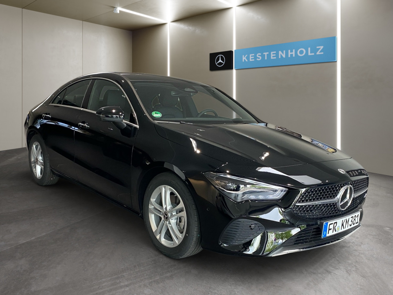 Getriebe: Automatikgetriebe 7G-DCT, 7 G&auml;ngeAusstattungslinie: ProgressiveAusstattungspakete: Winterpaket,  Komfort Paket: Sitzkomfort-Paket,  Licht- und Sichtpaket,  SpiegelpaketAssistenzsysteme: Fernlichtassistent,  Aktiver Park-Assistent inkl. PARKTRONIC,  Surround-Kamerasystem: Park-Paket mit 360&deg;-Kamera,  DISTRONIC,  Berganfahrhilfe,  Spracheingabesystem,  M&uuml;digkeitserkennung,  Spurhalteassistent,  Bremsassistent,  COLLISION PREVENTION ASSIST,  VerkehrszeichenerkennungLicht und Sicht: LED-Scheinwerfer,  Tagfahrlicht,  Regensensor,  Automatisch abblendender Innenspiegel,  Ambientebeleuchtung mehrfarbig,  LichtsensorAudio &amp; Kommunikation: MBUX,  Navigationssystem,  Radio,  Digitaler Radioempfang DAB,  Soundsystem,  USB Anschluss,  Mercedes connect me,  Handyvorbereitung Bluetooth,  Android Auto u. Apple CarPlay,  Kabelloses Laden f&uuml;r Handys,  WLAN HotspotKomfort: Digitales Kombiinstrument,  Klimaautomatik,  Panorama-Schiebedach,  Lordosenst&uuml;tze Fahrer/Beifahrer,  Sitzheizung Fahrer/Beifahrer,  Komfortsitze,  Armauflage hinten,  Direktlenkung,  Lenks&auml;ule verstellbar,  HANDS-FREE ACCESS,  Start-Stopp System,  Zentralver. mit Fernbedienung,  Fensterheber elektrisch,  DYNAMIC SELECT,  Getr&auml;nkehalter vornInterieur: Sitze Stoff Ledernachbildung ARTICO / Stoff Bertrix schwarz,  Innenfarbe schwarz,  Multifunktions-Sport-/Lederlenkrad,  Lenkradheizung,  Bordcomputer,  R&uuml;cksitze klappbar,  Dekoreinlagen: 52H Zierelemente Carbonoptik dunkel,  Lenkrad-SchaltwippenExterieur: Tieferlegung: Komfortfahrwerk mit Tieferlegung,  Touchscreen Bedienung,  Leichtmetallfelgen 17 Zoll,  Au&szlig;enspiegel elekt. anklappbar,  Reifenpannenset,  NotrufsystemSicherheit: i-Size Kindersitzbefestigung,  Fu&szlig;g&auml;ngerschutzsystem,  Fahrer- /Beifahrerairbag,  Seitenairbag vorn und hinten,  Knieairbag Fahrer,  Traktionskontrolle,  Elektr. Stabilit&auml;tsprogramm ESP,  Reifendruckkontrolle,  Wegfahrsperre,  Au&szlig;entemperatur Anzeige,  Antiblockiersystem ABS,  Bremsverschlei&szlig;anzeige,  Notbremsassistent,  Totwinkel-AssistentWeitere Ausstattung: 2S0 Digitales Extra: Individualisierungs-Paket,  859 CENTRAL MEDIA DISPLAY,  PDB Advanced-Plus-Paket mit  Digitalen Extras,  273 Ausstiegswarnfunktion,  00U Digitales Extra: Remote Services,  Gebrauchtwagensiegel: Junge SterneSonstige Ma&szlig;e und Gewichte: Nutzlast: 490 kg,  zul&auml;ssiges Gesamtgewicht: 1.995 kg,  Radstand: 2.729 mm24 Monate Garantie ab Erstzulassung. Fahrzeug hat Haltedauer. Liefertermin in Abstimmung mit dem Verk&auml;ufer. Irrt&uuml;mer und &Auml;nderungen vorbehalten