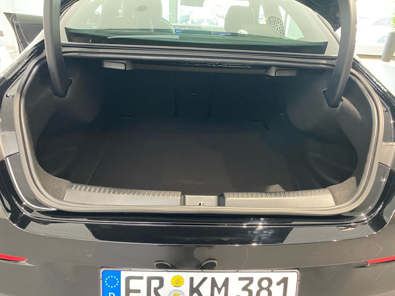 Getriebe: Automatikgetriebe 7G-DCT, 7 G&auml;ngeAusstattungslinie: ProgressiveAusstattungspakete: Winterpaket,  Komfort Paket: Sitzkomfort-Paket,  Licht- und Sichtpaket,  SpiegelpaketAssistenzsysteme: Fernlichtassistent,  Aktiver Park-Assistent inkl. PARKTRONIC,  Surround-Kamerasystem: Park-Paket mit 360&deg;-Kamera,  DISTRONIC,  Berganfahrhilfe,  Spracheingabesystem,  M&uuml;digkeitserkennung,  Spurhalteassistent,  Bremsassistent,  COLLISION PREVENTION ASSIST,  VerkehrszeichenerkennungLicht und Sicht: LED-Scheinwerfer,  Tagfahrlicht,  Regensensor,  Automatisch abblendender Innenspiegel,  Ambientebeleuchtung mehrfarbig,  LichtsensorAudio &amp; Kommunikation: MBUX,  Navigationssystem,  Radio,  Digitaler Radioempfang DAB,  Soundsystem,  USB Anschluss,  Mercedes connect me,  Handyvorbereitung Bluetooth,  Android Auto u. Apple CarPlay,  Kabelloses Laden f&uuml;r Handys,  WLAN HotspotKomfort: Digitales Kombiinstrument,  Klimaautomatik,  Panorama-Schiebedach,  Lordosenst&uuml;tze Fahrer/Beifahrer,  Sitzheizung Fahrer/Beifahrer,  Komfortsitze,  Armauflage hinten,  Direktlenkung,  Lenks&auml;ule verstellbar,  HANDS-FREE ACCESS,  Start-Stopp System,  Zentralver. mit Fernbedienung,  Fensterheber elektrisch,  DYNAMIC SELECT,  Getr&auml;nkehalter vornInterieur: Sitze Stoff Ledernachbildung ARTICO / Stoff Bertrix schwarz,  Innenfarbe schwarz,  Multifunktions-Sport-/Lederlenkrad,  Lenkradheizung,  Bordcomputer,  R&uuml;cksitze klappbar,  Dekoreinlagen: 52H Zierelemente Carbonoptik dunkel,  Lenkrad-SchaltwippenExterieur: Tieferlegung: Komfortfahrwerk mit Tieferlegung,  Touchscreen Bedienung,  Leichtmetallfelgen 17 Zoll,  Au&szlig;enspiegel elekt. anklappbar,  Reifenpannenset,  NotrufsystemSicherheit: i-Size Kindersitzbefestigung,  Fu&szlig;g&auml;ngerschutzsystem,  Fahrer- /Beifahrerairbag,  Seitenairbag vorn und hinten,  Knieairbag Fahrer,  Traktionskontrolle,  Elektr. Stabilit&auml;tsprogramm ESP,  Reifendruckkontrolle,  Wegfahrsperre,  Au&szlig;entemperatur Anzeige,  Antiblockiersystem ABS,  Bremsverschlei&szlig;anzeige,  Notbremsassistent,  Totwinkel-AssistentWeitere Ausstattung: 2S0 Digitales Extra: Individualisierungs-Paket,  859 CENTRAL MEDIA DISPLAY,  PDB Advanced-Plus-Paket mit  Digitalen Extras,  273 Ausstiegswarnfunktion,  00U Digitales Extra: Remote Services,  Gebrauchtwagensiegel: Junge SterneSonstige Ma&szlig;e und Gewichte: Nutzlast: 490 kg,  zul&auml;ssiges Gesamtgewicht: 1.995 kg,  Radstand: 2.729 mm24 Monate Garantie ab Erstzulassung. Fahrzeug hat Haltedauer. Liefertermin in Abstimmung mit dem Verk&auml;ufer. Irrt&uuml;mer und &Auml;nderungen vorbehalten