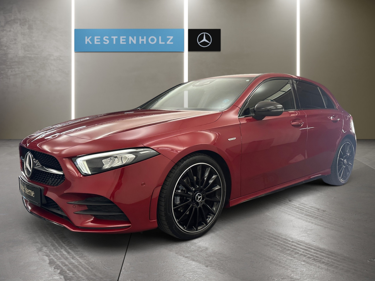 Getriebe: Automatikgetriebe 7G-DCT, 7 G&auml;ngeAusstattungslinie: AMG Line Exterieur,  AMG Line InterieurAusstattungspakete: Ausstattungspaket: Remote Services Plus,  AMG Sportpaket,  Komfort Paket: Sitzkomfort-Paket,  Night-Paket,  Licht- und Sichtpaket,  Businesspaket,  SpiegelpaketAssistenzsysteme: Aktiver Park-Assistent inkl. PARKTRONIC: Parkassistent mit Querfunktion,  Fahrlichtautomatik,  Tempomat,  Berganfahrhilfe,  Spracheingabesystem,  M&uuml;digkeitserkennung,  Spurhalteassistent,  Bremsassistent,  COLLISION PREVENTION ASSIST,  ATTENTION ASSIST,  VerkehrszeichenerkennungLicht und Sicht: LED-Scheinwerfer,  Tagfahrlicht,  Regensensor,  Automatisch abblendende Innen- und Au&szlig;enspiegel,  W&auml;rmeschutzverglasung,  Ambientebeleuchtung mehrfarbig,  LichtsensorAudio &amp; Kommunikation: MBUX,  Navigationssystem: MBUX Augmented Reality,  Radio,  Multi-Funktions-Display,  Digitaler Radioempfang DAB,  zentrale Bedieneinheit: Touchpad,  USB Anschluss, Bluetooth Audiostreaming,  Mercedes connect me: Konnektivit&auml;ts-Paket Navigation,  Handyvorbereitung: Multifunktions-Telefonie,  Android Auto u. Apple CarPlay,  WLAN HotspotKomfort: Digitales Kombiinstrument,  Klimaautomatik,  Fahrersitz h&ouml;henverstellbar,  Lordosenst&uuml;tze Fahrer/Beifahrer,  Sitzheizung Fahrer/Beifahrer,  Sportsitze,  Armauflage Fahrer/Beifahrer,  Direktlenkung,  Lenks&auml;ule verstellbar,  Start-Stopp System,  Zentralver. mit Fernbedienung,  Fensterheber elektrisch,  Kopfst&uuml;tzen vorn und hinten,  DYNAMIC SELECT,  Getr&auml;nkehalter vornInterieur: Sitze Kunstleder Ledernachbildung ARTICO / Mikrofaser MICROCUT schwarz,  Innenfarbe schwarz,  Multifunktions-Sport-/Lederlenkrad,  Bordcomputer,  R&uuml;cksitze klappbar,  Dekoreinlagen: Zierelemente Aluminium mit L&auml;ngsschliff hell Matrixoptik,  Bodenbelag Teppich,  Lenkrad-SchaltwippenExterieur: Touchscreen Bedienung,  AMG Leichtmetallfelgen 19 Zoll: Vielspeichen-Design,  Au&szlig;enspiegel elekt. anklappbar,  Zylinderabschaltung,  Reifenpannenset,  NotrufsystemSicherheit: i-Size Kindersitzbefestigung,  Fu&szlig;g&auml;ngerschutzsystem,  Fahrer- /Beifahrerairbag,  Seitenairbag vorn,  Knieairbag Fahrer,  Traktionskontrolle,  Elektr. Stabilit&auml;tsprogramm ESP,  Reifendruckkontrolle,  Wegfahrsperre,  Au&szlig;entemperatur Anzeige,  Antiblockiersystem ABS,  Bremsverschlei&szlig;anzeige,  NotbremsassistentSonstige Ma&szlig;e und Gewichte: Nutzlast: 515 kg,  zul&auml;ssiges Gesamtgewicht: 1.865 kgIrrt&uuml;mer und &Auml;nderungen vorbehalten
