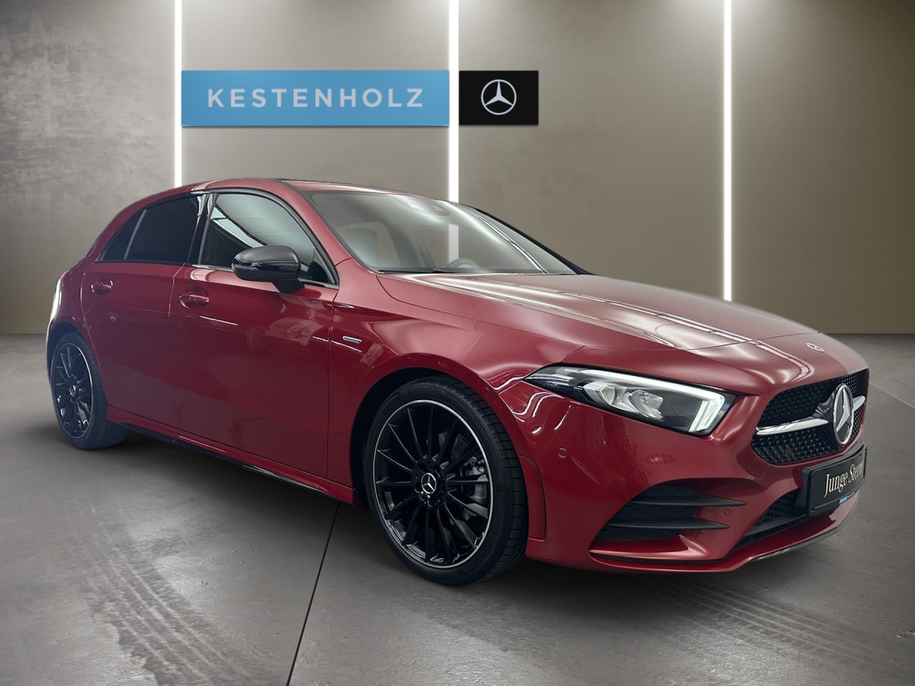 Getriebe: Automatikgetriebe 7G-DCT, 7 G&auml;ngeAusstattungslinie: AMG Line Exterieur,  AMG Line InterieurAusstattungspakete: Ausstattungspaket: Remote Services Plus,  AMG Sportpaket,  Komfort Paket: Sitzkomfort-Paket,  Night-Paket,  Licht- und Sichtpaket,  Businesspaket,  SpiegelpaketAssistenzsysteme: Aktiver Park-Assistent inkl. PARKTRONIC: Parkassistent mit Querfunktion,  Fahrlichtautomatik,  Tempomat,  Berganfahrhilfe,  Spracheingabesystem,  M&uuml;digkeitserkennung,  Spurhalteassistent,  Bremsassistent,  COLLISION PREVENTION ASSIST,  ATTENTION ASSIST,  VerkehrszeichenerkennungLicht und Sicht: LED-Scheinwerfer,  Tagfahrlicht,  Regensensor,  Automatisch abblendende Innen- und Au&szlig;enspiegel,  W&auml;rmeschutzverglasung,  Ambientebeleuchtung mehrfarbig,  LichtsensorAudio &amp; Kommunikation: MBUX,  Navigationssystem: MBUX Augmented Reality,  Radio,  Multi-Funktions-Display,  Digitaler Radioempfang DAB,  zentrale Bedieneinheit: Touchpad,  USB Anschluss, Bluetooth Audiostreaming,  Mercedes connect me: Konnektivit&auml;ts-Paket Navigation,  Handyvorbereitung: Multifunktions-Telefonie,  Android Auto u. Apple CarPlay,  WLAN HotspotKomfort: Digitales Kombiinstrument,  Klimaautomatik,  Fahrersitz h&ouml;henverstellbar,  Lordosenst&uuml;tze Fahrer/Beifahrer,  Sitzheizung Fahrer/Beifahrer,  Sportsitze,  Armauflage Fahrer/Beifahrer,  Direktlenkung,  Lenks&auml;ule verstellbar,  Start-Stopp System,  Zentralver. mit Fernbedienung,  Fensterheber elektrisch,  Kopfst&uuml;tzen vorn und hinten,  DYNAMIC SELECT,  Getr&auml;nkehalter vornInterieur: Sitze Kunstleder Ledernachbildung ARTICO / Mikrofaser MICROCUT schwarz,  Innenfarbe schwarz,  Multifunktions-Sport-/Lederlenkrad,  Bordcomputer,  R&uuml;cksitze klappbar,  Dekoreinlagen: Zierelemente Aluminium mit L&auml;ngsschliff hell Matrixoptik,  Bodenbelag Teppich,  Lenkrad-SchaltwippenExterieur: Touchscreen Bedienung,  AMG Leichtmetallfelgen 19 Zoll: Vielspeichen-Design,  Au&szlig;enspiegel elekt. anklappbar,  Zylinderabschaltung,  Reifenpannenset,  NotrufsystemSicherheit: i-Size Kindersitzbefestigung,  Fu&szlig;g&auml;ngerschutzsystem,  Fahrer- /Beifahrerairbag,  Seitenairbag vorn,  Knieairbag Fahrer,  Traktionskontrolle,  Elektr. Stabilit&auml;tsprogramm ESP,  Reifendruckkontrolle,  Wegfahrsperre,  Au&szlig;entemperatur Anzeige,  Antiblockiersystem ABS,  Bremsverschlei&szlig;anzeige,  NotbremsassistentSonstige Ma&szlig;e und Gewichte: Nutzlast: 515 kg,  zul&auml;ssiges Gesamtgewicht: 1.865 kgIrrt&uuml;mer und &Auml;nderungen vorbehalten