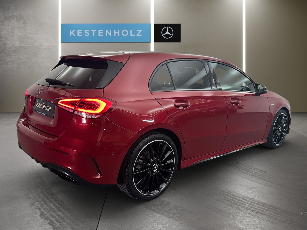 Getriebe: Automatikgetriebe 7G-DCT, 7 G&auml;ngeAusstattungslinie: AMG Line Exterieur,  AMG Line InterieurAusstattungspakete: Ausstattungspaket: Remote Services Plus,  AMG Sportpaket,  Komfort Paket: Sitzkomfort-Paket,  Night-Paket,  Licht- und Sichtpaket,  Businesspaket,  SpiegelpaketAssistenzsysteme: Aktiver Park-Assistent inkl. PARKTRONIC: Parkassistent mit Querfunktion,  Fahrlichtautomatik,  Tempomat,  Berganfahrhilfe,  Spracheingabesystem,  M&uuml;digkeitserkennung,  Spurhalteassistent,  Bremsassistent,  COLLISION PREVENTION ASSIST,  ATTENTION ASSIST,  VerkehrszeichenerkennungLicht und Sicht: LED-Scheinwerfer,  Tagfahrlicht,  Regensensor,  Automatisch abblendende Innen- und Au&szlig;enspiegel,  W&auml;rmeschutzverglasung,  Ambientebeleuchtung mehrfarbig,  LichtsensorAudio &amp; Kommunikation: MBUX,  Navigationssystem: MBUX Augmented Reality,  Radio,  Multi-Funktions-Display,  Digitaler Radioempfang DAB,  zentrale Bedieneinheit: Touchpad,  USB Anschluss, Bluetooth Audiostreaming,  Mercedes connect me: Konnektivit&auml;ts-Paket Navigation,  Handyvorbereitung: Multifunktions-Telefonie,  Android Auto u. Apple CarPlay,  WLAN HotspotKomfort: Digitales Kombiinstrument,  Klimaautomatik,  Fahrersitz h&ouml;henverstellbar,  Lordosenst&uuml;tze Fahrer/Beifahrer,  Sitzheizung Fahrer/Beifahrer,  Sportsitze,  Armauflage Fahrer/Beifahrer,  Direktlenkung,  Lenks&auml;ule verstellbar,  Start-Stopp System,  Zentralver. mit Fernbedienung,  Fensterheber elektrisch,  Kopfst&uuml;tzen vorn und hinten,  DYNAMIC SELECT,  Getr&auml;nkehalter vornInterieur: Sitze Kunstleder Ledernachbildung ARTICO / Mikrofaser MICROCUT schwarz,  Innenfarbe schwarz,  Multifunktions-Sport-/Lederlenkrad,  Bordcomputer,  R&uuml;cksitze klappbar,  Dekoreinlagen: Zierelemente Aluminium mit L&auml;ngsschliff hell Matrixoptik,  Bodenbelag Teppich,  Lenkrad-SchaltwippenExterieur: Touchscreen Bedienung,  AMG Leichtmetallfelgen 19 Zoll: Vielspeichen-Design,  Au&szlig;enspiegel elekt. anklappbar,  Zylinderabschaltung,  Reifenpannenset,  NotrufsystemSicherheit: i-Size Kindersitzbefestigung,  Fu&szlig;g&auml;ngerschutzsystem,  Fahrer- /Beifahrerairbag,  Seitenairbag vorn,  Knieairbag Fahrer,  Traktionskontrolle,  Elektr. Stabilit&auml;tsprogramm ESP,  Reifendruckkontrolle,  Wegfahrsperre,  Au&szlig;entemperatur Anzeige,  Antiblockiersystem ABS,  Bremsverschlei&szlig;anzeige,  NotbremsassistentSonstige Ma&szlig;e und Gewichte: Nutzlast: 515 kg,  zul&auml;ssiges Gesamtgewicht: 1.865 kgIrrt&uuml;mer und &Auml;nderungen vorbehalten