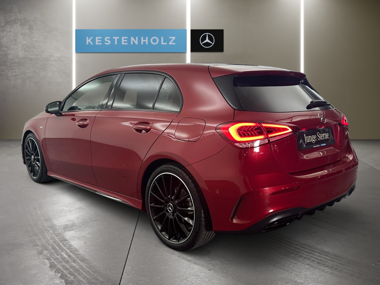 Getriebe: Automatikgetriebe 7G-DCT, 7 G&auml;ngeAusstattungslinie: AMG Line Exterieur,  AMG Line InterieurAusstattungspakete: Ausstattungspaket: Remote Services Plus,  AMG Sportpaket,  Komfort Paket: Sitzkomfort-Paket,  Night-Paket,  Licht- und Sichtpaket,  Businesspaket,  SpiegelpaketAssistenzsysteme: Aktiver Park-Assistent inkl. PARKTRONIC: Parkassistent mit Querfunktion,  Fahrlichtautomatik,  Tempomat,  Berganfahrhilfe,  Spracheingabesystem,  M&uuml;digkeitserkennung,  Spurhalteassistent,  Bremsassistent,  COLLISION PREVENTION ASSIST,  ATTENTION ASSIST,  VerkehrszeichenerkennungLicht und Sicht: LED-Scheinwerfer,  Tagfahrlicht,  Regensensor,  Automatisch abblendende Innen- und Au&szlig;enspiegel,  W&auml;rmeschutzverglasung,  Ambientebeleuchtung mehrfarbig,  LichtsensorAudio &amp; Kommunikation: MBUX,  Navigationssystem: MBUX Augmented Reality,  Radio,  Multi-Funktions-Display,  Digitaler Radioempfang DAB,  zentrale Bedieneinheit: Touchpad,  USB Anschluss, Bluetooth Audiostreaming,  Mercedes connect me: Konnektivit&auml;ts-Paket Navigation,  Handyvorbereitung: Multifunktions-Telefonie,  Android Auto u. Apple CarPlay,  WLAN HotspotKomfort: Digitales Kombiinstrument,  Klimaautomatik,  Fahrersitz h&ouml;henverstellbar,  Lordosenst&uuml;tze Fahrer/Beifahrer,  Sitzheizung Fahrer/Beifahrer,  Sportsitze,  Armauflage Fahrer/Beifahrer,  Direktlenkung,  Lenks&auml;ule verstellbar,  Start-Stopp System,  Zentralver. mit Fernbedienung,  Fensterheber elektrisch,  Kopfst&uuml;tzen vorn und hinten,  DYNAMIC SELECT,  Getr&auml;nkehalter vornInterieur: Sitze Kunstleder Ledernachbildung ARTICO / Mikrofaser MICROCUT schwarz,  Innenfarbe schwarz,  Multifunktions-Sport-/Lederlenkrad,  Bordcomputer,  R&uuml;cksitze klappbar,  Dekoreinlagen: Zierelemente Aluminium mit L&auml;ngsschliff hell Matrixoptik,  Bodenbelag Teppich,  Lenkrad-SchaltwippenExterieur: Touchscreen Bedienung,  AMG Leichtmetallfelgen 19 Zoll: Vielspeichen-Design,  Au&szlig;enspiegel elekt. anklappbar,  Zylinderabschaltung,  Reifenpannenset,  NotrufsystemSicherheit: i-Size Kindersitzbefestigung,  Fu&szlig;g&auml;ngerschutzsystem,  Fahrer- /Beifahrerairbag,  Seitenairbag vorn,  Knieairbag Fahrer,  Traktionskontrolle,  Elektr. Stabilit&auml;tsprogramm ESP,  Reifendruckkontrolle,  Wegfahrsperre,  Au&szlig;entemperatur Anzeige,  Antiblockiersystem ABS,  Bremsverschlei&szlig;anzeige,  NotbremsassistentSonstige Ma&szlig;e und Gewichte: Nutzlast: 515 kg,  zul&auml;ssiges Gesamtgewicht: 1.865 kgIrrt&uuml;mer und &Auml;nderungen vorbehalten