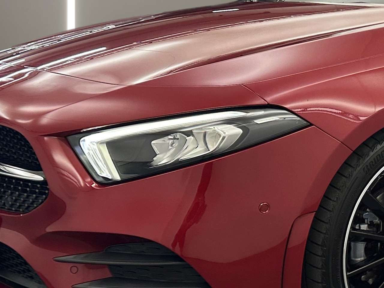 Getriebe: Automatikgetriebe 7G-DCT, 7 G&auml;ngeAusstattungslinie: AMG Line Exterieur,  AMG Line InterieurAusstattungspakete: Ausstattungspaket: Remote Services Plus,  AMG Sportpaket,  Komfort Paket: Sitzkomfort-Paket,  Night-Paket,  Licht- und Sichtpaket,  Businesspaket,  SpiegelpaketAssistenzsysteme: Aktiver Park-Assistent inkl. PARKTRONIC: Parkassistent mit Querfunktion,  Fahrlichtautomatik,  Tempomat,  Berganfahrhilfe,  Spracheingabesystem,  M&uuml;digkeitserkennung,  Spurhalteassistent,  Bremsassistent,  COLLISION PREVENTION ASSIST,  ATTENTION ASSIST,  VerkehrszeichenerkennungLicht und Sicht: LED-Scheinwerfer,  Tagfahrlicht,  Regensensor,  Automatisch abblendende Innen- und Au&szlig;enspiegel,  W&auml;rmeschutzverglasung,  Ambientebeleuchtung mehrfarbig,  LichtsensorAudio &amp; Kommunikation: MBUX,  Navigationssystem: MBUX Augmented Reality,  Radio,  Multi-Funktions-Display,  Digitaler Radioempfang DAB,  zentrale Bedieneinheit: Touchpad,  USB Anschluss, Bluetooth Audiostreaming,  Mercedes connect me: Konnektivit&auml;ts-Paket Navigation,  Handyvorbereitung: Multifunktions-Telefonie,  Android Auto u. Apple CarPlay,  WLAN HotspotKomfort: Digitales Kombiinstrument,  Klimaautomatik,  Fahrersitz h&ouml;henverstellbar,  Lordosenst&uuml;tze Fahrer/Beifahrer,  Sitzheizung Fahrer/Beifahrer,  Sportsitze,  Armauflage Fahrer/Beifahrer,  Direktlenkung,  Lenks&auml;ule verstellbar,  Start-Stopp System,  Zentralver. mit Fernbedienung,  Fensterheber elektrisch,  Kopfst&uuml;tzen vorn und hinten,  DYNAMIC SELECT,  Getr&auml;nkehalter vornInterieur: Sitze Kunstleder Ledernachbildung ARTICO / Mikrofaser MICROCUT schwarz,  Innenfarbe schwarz,  Multifunktions-Sport-/Lederlenkrad,  Bordcomputer,  R&uuml;cksitze klappbar,  Dekoreinlagen: Zierelemente Aluminium mit L&auml;ngsschliff hell Matrixoptik,  Bodenbelag Teppich,  Lenkrad-SchaltwippenExterieur: Touchscreen Bedienung,  AMG Leichtmetallfelgen 19 Zoll: Vielspeichen-Design,  Au&szlig;enspiegel elekt. anklappbar,  Zylinderabschaltung,  Reifenpannenset,  NotrufsystemSicherheit: i-Size Kindersitzbefestigung,  Fu&szlig;g&auml;ngerschutzsystem,  Fahrer- /Beifahrerairbag,  Seitenairbag vorn,  Knieairbag Fahrer,  Traktionskontrolle,  Elektr. Stabilit&auml;tsprogramm ESP,  Reifendruckkontrolle,  Wegfahrsperre,  Au&szlig;entemperatur Anzeige,  Antiblockiersystem ABS,  Bremsverschlei&szlig;anzeige,  NotbremsassistentSonstige Ma&szlig;e und Gewichte: Nutzlast: 515 kg,  zul&auml;ssiges Gesamtgewicht: 1.865 kgIrrt&uuml;mer und &Auml;nderungen vorbehalten
