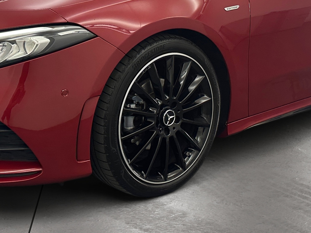 Getriebe: Automatikgetriebe 7G-DCT, 7 G&auml;ngeAusstattungslinie: AMG Line Exterieur,  AMG Line InterieurAusstattungspakete: Ausstattungspaket: Remote Services Plus,  AMG Sportpaket,  Komfort Paket: Sitzkomfort-Paket,  Night-Paket,  Licht- und Sichtpaket,  Businesspaket,  SpiegelpaketAssistenzsysteme: Aktiver Park-Assistent inkl. PARKTRONIC: Parkassistent mit Querfunktion,  Fahrlichtautomatik,  Tempomat,  Berganfahrhilfe,  Spracheingabesystem,  M&uuml;digkeitserkennung,  Spurhalteassistent,  Bremsassistent,  COLLISION PREVENTION ASSIST,  ATTENTION ASSIST,  VerkehrszeichenerkennungLicht und Sicht: LED-Scheinwerfer,  Tagfahrlicht,  Regensensor,  Automatisch abblendende Innen- und Au&szlig;enspiegel,  W&auml;rmeschutzverglasung,  Ambientebeleuchtung mehrfarbig,  LichtsensorAudio &amp; Kommunikation: MBUX,  Navigationssystem: MBUX Augmented Reality,  Radio,  Multi-Funktions-Display,  Digitaler Radioempfang DAB,  zentrale Bedieneinheit: Touchpad,  USB Anschluss, Bluetooth Audiostreaming,  Mercedes connect me: Konnektivit&auml;ts-Paket Navigation,  Handyvorbereitung: Multifunktions-Telefonie,  Android Auto u. Apple CarPlay,  WLAN HotspotKomfort: Digitales Kombiinstrument,  Klimaautomatik,  Fahrersitz h&ouml;henverstellbar,  Lordosenst&uuml;tze Fahrer/Beifahrer,  Sitzheizung Fahrer/Beifahrer,  Sportsitze,  Armauflage Fahrer/Beifahrer,  Direktlenkung,  Lenks&auml;ule verstellbar,  Start-Stopp System,  Zentralver. mit Fernbedienung,  Fensterheber elektrisch,  Kopfst&uuml;tzen vorn und hinten,  DYNAMIC SELECT,  Getr&auml;nkehalter vornInterieur: Sitze Kunstleder Ledernachbildung ARTICO / Mikrofaser MICROCUT schwarz,  Innenfarbe schwarz,  Multifunktions-Sport-/Lederlenkrad,  Bordcomputer,  R&uuml;cksitze klappbar,  Dekoreinlagen: Zierelemente Aluminium mit L&auml;ngsschliff hell Matrixoptik,  Bodenbelag Teppich,  Lenkrad-SchaltwippenExterieur: Touchscreen Bedienung,  AMG Leichtmetallfelgen 19 Zoll: Vielspeichen-Design,  Au&szlig;enspiegel elekt. anklappbar,  Zylinderabschaltung,  Reifenpannenset,  NotrufsystemSicherheit: i-Size Kindersitzbefestigung,  Fu&szlig;g&auml;ngerschutzsystem,  Fahrer- /Beifahrerairbag,  Seitenairbag vorn,  Knieairbag Fahrer,  Traktionskontrolle,  Elektr. Stabilit&auml;tsprogramm ESP,  Reifendruckkontrolle,  Wegfahrsperre,  Au&szlig;entemperatur Anzeige,  Antiblockiersystem ABS,  Bremsverschlei&szlig;anzeige,  NotbremsassistentSonstige Ma&szlig;e und Gewichte: Nutzlast: 515 kg,  zul&auml;ssiges Gesamtgewicht: 1.865 kgIrrt&uuml;mer und &Auml;nderungen vorbehalten