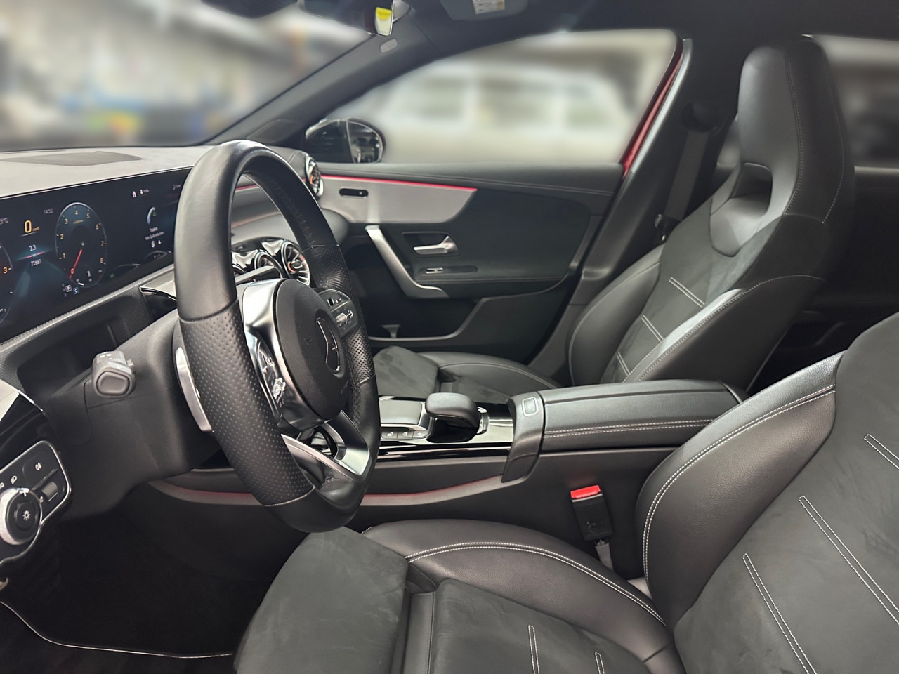 Getriebe: Automatikgetriebe 7G-DCT, 7 G&auml;ngeAusstattungslinie: AMG Line Exterieur,  AMG Line InterieurAusstattungspakete: Ausstattungspaket: Remote Services Plus,  AMG Sportpaket,  Komfort Paket: Sitzkomfort-Paket,  Night-Paket,  Licht- und Sichtpaket,  Businesspaket,  SpiegelpaketAssistenzsysteme: Aktiver Park-Assistent inkl. PARKTRONIC: Parkassistent mit Querfunktion,  Fahrlichtautomatik,  Tempomat,  Berganfahrhilfe,  Spracheingabesystem,  M&uuml;digkeitserkennung,  Spurhalteassistent,  Bremsassistent,  COLLISION PREVENTION ASSIST,  ATTENTION ASSIST,  VerkehrszeichenerkennungLicht und Sicht: LED-Scheinwerfer,  Tagfahrlicht,  Regensensor,  Automatisch abblendende Innen- und Au&szlig;enspiegel,  W&auml;rmeschutzverglasung,  Ambientebeleuchtung mehrfarbig,  LichtsensorAudio &amp; Kommunikation: MBUX,  Navigationssystem: MBUX Augmented Reality,  Radio,  Multi-Funktions-Display,  Digitaler Radioempfang DAB,  zentrale Bedieneinheit: Touchpad,  USB Anschluss, Bluetooth Audiostreaming,  Mercedes connect me: Konnektivit&auml;ts-Paket Navigation,  Handyvorbereitung: Multifunktions-Telefonie,  Android Auto u. Apple CarPlay,  WLAN HotspotKomfort: Digitales Kombiinstrument,  Klimaautomatik,  Fahrersitz h&ouml;henverstellbar,  Lordosenst&uuml;tze Fahrer/Beifahrer,  Sitzheizung Fahrer/Beifahrer,  Sportsitze,  Armauflage Fahrer/Beifahrer,  Direktlenkung,  Lenks&auml;ule verstellbar,  Start-Stopp System,  Zentralver. mit Fernbedienung,  Fensterheber elektrisch,  Kopfst&uuml;tzen vorn und hinten,  DYNAMIC SELECT,  Getr&auml;nkehalter vornInterieur: Sitze Kunstleder Ledernachbildung ARTICO / Mikrofaser MICROCUT schwarz,  Innenfarbe schwarz,  Multifunktions-Sport-/Lederlenkrad,  Bordcomputer,  R&uuml;cksitze klappbar,  Dekoreinlagen: Zierelemente Aluminium mit L&auml;ngsschliff hell Matrixoptik,  Bodenbelag Teppich,  Lenkrad-SchaltwippenExterieur: Touchscreen Bedienung,  AMG Leichtmetallfelgen 19 Zoll: Vielspeichen-Design,  Au&szlig;enspiegel elekt. anklappbar,  Zylinderabschaltung,  Reifenpannenset,  NotrufsystemSicherheit: i-Size Kindersitzbefestigung,  Fu&szlig;g&auml;ngerschutzsystem,  Fahrer- /Beifahrerairbag,  Seitenairbag vorn,  Knieairbag Fahrer,  Traktionskontrolle,  Elektr. Stabilit&auml;tsprogramm ESP,  Reifendruckkontrolle,  Wegfahrsperre,  Au&szlig;entemperatur Anzeige,  Antiblockiersystem ABS,  Bremsverschlei&szlig;anzeige,  NotbremsassistentSonstige Ma&szlig;e und Gewichte: Nutzlast: 515 kg,  zul&auml;ssiges Gesamtgewicht: 1.865 kgIrrt&uuml;mer und &Auml;nderungen vorbehalten