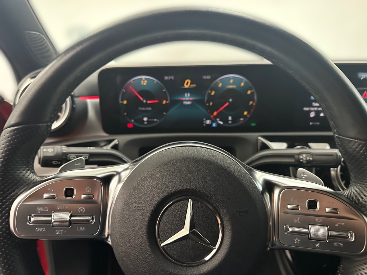 Getriebe: Automatikgetriebe 7G-DCT, 7 G&auml;ngeAusstattungslinie: AMG Line Exterieur,  AMG Line InterieurAusstattungspakete: Ausstattungspaket: Remote Services Plus,  AMG Sportpaket,  Komfort Paket: Sitzkomfort-Paket,  Night-Paket,  Licht- und Sichtpaket,  Businesspaket,  SpiegelpaketAssistenzsysteme: Aktiver Park-Assistent inkl. PARKTRONIC: Parkassistent mit Querfunktion,  Fahrlichtautomatik,  Tempomat,  Berganfahrhilfe,  Spracheingabesystem,  M&uuml;digkeitserkennung,  Spurhalteassistent,  Bremsassistent,  COLLISION PREVENTION ASSIST,  ATTENTION ASSIST,  VerkehrszeichenerkennungLicht und Sicht: LED-Scheinwerfer,  Tagfahrlicht,  Regensensor,  Automatisch abblendende Innen- und Au&szlig;enspiegel,  W&auml;rmeschutzverglasung,  Ambientebeleuchtung mehrfarbig,  LichtsensorAudio &amp; Kommunikation: MBUX,  Navigationssystem: MBUX Augmented Reality,  Radio,  Multi-Funktions-Display,  Digitaler Radioempfang DAB,  zentrale Bedieneinheit: Touchpad,  USB Anschluss, Bluetooth Audiostreaming,  Mercedes connect me: Konnektivit&auml;ts-Paket Navigation,  Handyvorbereitung: Multifunktions-Telefonie,  Android Auto u. Apple CarPlay,  WLAN HotspotKomfort: Digitales Kombiinstrument,  Klimaautomatik,  Fahrersitz h&ouml;henverstellbar,  Lordosenst&uuml;tze Fahrer/Beifahrer,  Sitzheizung Fahrer/Beifahrer,  Sportsitze,  Armauflage Fahrer/Beifahrer,  Direktlenkung,  Lenks&auml;ule verstellbar,  Start-Stopp System,  Zentralver. mit Fernbedienung,  Fensterheber elektrisch,  Kopfst&uuml;tzen vorn und hinten,  DYNAMIC SELECT,  Getr&auml;nkehalter vornInterieur: Sitze Kunstleder Ledernachbildung ARTICO / Mikrofaser MICROCUT schwarz,  Innenfarbe schwarz,  Multifunktions-Sport-/Lederlenkrad,  Bordcomputer,  R&uuml;cksitze klappbar,  Dekoreinlagen: Zierelemente Aluminium mit L&auml;ngsschliff hell Matrixoptik,  Bodenbelag Teppich,  Lenkrad-SchaltwippenExterieur: Touchscreen Bedienung,  AMG Leichtmetallfelgen 19 Zoll: Vielspeichen-Design,  Au&szlig;enspiegel elekt. anklappbar,  Zylinderabschaltung,  Reifenpannenset,  NotrufsystemSicherheit: i-Size Kindersitzbefestigung,  Fu&szlig;g&auml;ngerschutzsystem,  Fahrer- /Beifahrerairbag,  Seitenairbag vorn,  Knieairbag Fahrer,  Traktionskontrolle,  Elektr. Stabilit&auml;tsprogramm ESP,  Reifendruckkontrolle,  Wegfahrsperre,  Au&szlig;entemperatur Anzeige,  Antiblockiersystem ABS,  Bremsverschlei&szlig;anzeige,  NotbremsassistentSonstige Ma&szlig;e und Gewichte: Nutzlast: 515 kg,  zul&auml;ssiges Gesamtgewicht: 1.865 kgIrrt&uuml;mer und &Auml;nderungen vorbehalten