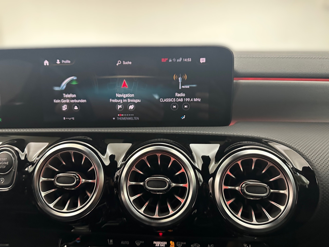 Getriebe: Automatikgetriebe 7G-DCT, 7 G&auml;ngeAusstattungslinie: AMG Line Exterieur,  AMG Line InterieurAusstattungspakete: Ausstattungspaket: Remote Services Plus,  AMG Sportpaket,  Komfort Paket: Sitzkomfort-Paket,  Night-Paket,  Licht- und Sichtpaket,  Businesspaket,  SpiegelpaketAssistenzsysteme: Aktiver Park-Assistent inkl. PARKTRONIC: Parkassistent mit Querfunktion,  Fahrlichtautomatik,  Tempomat,  Berganfahrhilfe,  Spracheingabesystem,  M&uuml;digkeitserkennung,  Spurhalteassistent,  Bremsassistent,  COLLISION PREVENTION ASSIST,  ATTENTION ASSIST,  VerkehrszeichenerkennungLicht und Sicht: LED-Scheinwerfer,  Tagfahrlicht,  Regensensor,  Automatisch abblendende Innen- und Au&szlig;enspiegel,  W&auml;rmeschutzverglasung,  Ambientebeleuchtung mehrfarbig,  LichtsensorAudio &amp; Kommunikation: MBUX,  Navigationssystem: MBUX Augmented Reality,  Radio,  Multi-Funktions-Display,  Digitaler Radioempfang DAB,  zentrale Bedieneinheit: Touchpad,  USB Anschluss, Bluetooth Audiostreaming,  Mercedes connect me: Konnektivit&auml;ts-Paket Navigation,  Handyvorbereitung: Multifunktions-Telefonie,  Android Auto u. Apple CarPlay,  WLAN HotspotKomfort: Digitales Kombiinstrument,  Klimaautomatik,  Fahrersitz h&ouml;henverstellbar,  Lordosenst&uuml;tze Fahrer/Beifahrer,  Sitzheizung Fahrer/Beifahrer,  Sportsitze,  Armauflage Fahrer/Beifahrer,  Direktlenkung,  Lenks&auml;ule verstellbar,  Start-Stopp System,  Zentralver. mit Fernbedienung,  Fensterheber elektrisch,  Kopfst&uuml;tzen vorn und hinten,  DYNAMIC SELECT,  Getr&auml;nkehalter vornInterieur: Sitze Kunstleder Ledernachbildung ARTICO / Mikrofaser MICROCUT schwarz,  Innenfarbe schwarz,  Multifunktions-Sport-/Lederlenkrad,  Bordcomputer,  R&uuml;cksitze klappbar,  Dekoreinlagen: Zierelemente Aluminium mit L&auml;ngsschliff hell Matrixoptik,  Bodenbelag Teppich,  Lenkrad-SchaltwippenExterieur: Touchscreen Bedienung,  AMG Leichtmetallfelgen 19 Zoll: Vielspeichen-Design,  Au&szlig;enspiegel elekt. anklappbar,  Zylinderabschaltung,  Reifenpannenset,  NotrufsystemSicherheit: i-Size Kindersitzbefestigung,  Fu&szlig;g&auml;ngerschutzsystem,  Fahrer- /Beifahrerairbag,  Seitenairbag vorn,  Knieairbag Fahrer,  Traktionskontrolle,  Elektr. Stabilit&auml;tsprogramm ESP,  Reifendruckkontrolle,  Wegfahrsperre,  Au&szlig;entemperatur Anzeige,  Antiblockiersystem ABS,  Bremsverschlei&szlig;anzeige,  NotbremsassistentSonstige Ma&szlig;e und Gewichte: Nutzlast: 515 kg,  zul&auml;ssiges Gesamtgewicht: 1.865 kgIrrt&uuml;mer und &Auml;nderungen vorbehalten