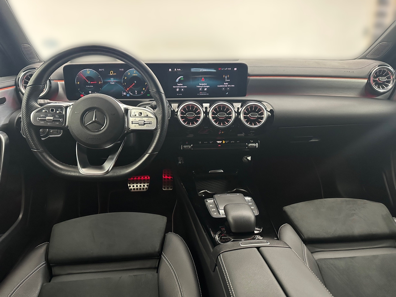 Getriebe: Automatikgetriebe 7G-DCT, 7 G&auml;ngeAusstattungslinie: AMG Line Exterieur,  AMG Line InterieurAusstattungspakete: Ausstattungspaket: Remote Services Plus,  AMG Sportpaket,  Komfort Paket: Sitzkomfort-Paket,  Night-Paket,  Licht- und Sichtpaket,  Businesspaket,  SpiegelpaketAssistenzsysteme: Aktiver Park-Assistent inkl. PARKTRONIC: Parkassistent mit Querfunktion,  Fahrlichtautomatik,  Tempomat,  Berganfahrhilfe,  Spracheingabesystem,  M&uuml;digkeitserkennung,  Spurhalteassistent,  Bremsassistent,  COLLISION PREVENTION ASSIST,  ATTENTION ASSIST,  VerkehrszeichenerkennungLicht und Sicht: LED-Scheinwerfer,  Tagfahrlicht,  Regensensor,  Automatisch abblendende Innen- und Au&szlig;enspiegel,  W&auml;rmeschutzverglasung,  Ambientebeleuchtung mehrfarbig,  LichtsensorAudio &amp; Kommunikation: MBUX,  Navigationssystem: MBUX Augmented Reality,  Radio,  Multi-Funktions-Display,  Digitaler Radioempfang DAB,  zentrale Bedieneinheit: Touchpad,  USB Anschluss, Bluetooth Audiostreaming,  Mercedes connect me: Konnektivit&auml;ts-Paket Navigation,  Handyvorbereitung: Multifunktions-Telefonie,  Android Auto u. Apple CarPlay,  WLAN HotspotKomfort: Digitales Kombiinstrument,  Klimaautomatik,  Fahrersitz h&ouml;henverstellbar,  Lordosenst&uuml;tze Fahrer/Beifahrer,  Sitzheizung Fahrer/Beifahrer,  Sportsitze,  Armauflage Fahrer/Beifahrer,  Direktlenkung,  Lenks&auml;ule verstellbar,  Start-Stopp System,  Zentralver. mit Fernbedienung,  Fensterheber elektrisch,  Kopfst&uuml;tzen vorn und hinten,  DYNAMIC SELECT,  Getr&auml;nkehalter vornInterieur: Sitze Kunstleder Ledernachbildung ARTICO / Mikrofaser MICROCUT schwarz,  Innenfarbe schwarz,  Multifunktions-Sport-/Lederlenkrad,  Bordcomputer,  R&uuml;cksitze klappbar,  Dekoreinlagen: Zierelemente Aluminium mit L&auml;ngsschliff hell Matrixoptik,  Bodenbelag Teppich,  Lenkrad-SchaltwippenExterieur: Touchscreen Bedienung,  AMG Leichtmetallfelgen 19 Zoll: Vielspeichen-Design,  Au&szlig;enspiegel elekt. anklappbar,  Zylinderabschaltung,  Reifenpannenset,  NotrufsystemSicherheit: i-Size Kindersitzbefestigung,  Fu&szlig;g&auml;ngerschutzsystem,  Fahrer- /Beifahrerairbag,  Seitenairbag vorn,  Knieairbag Fahrer,  Traktionskontrolle,  Elektr. Stabilit&auml;tsprogramm ESP,  Reifendruckkontrolle,  Wegfahrsperre,  Au&szlig;entemperatur Anzeige,  Antiblockiersystem ABS,  Bremsverschlei&szlig;anzeige,  NotbremsassistentSonstige Ma&szlig;e und Gewichte: Nutzlast: 515 kg,  zul&auml;ssiges Gesamtgewicht: 1.865 kgIrrt&uuml;mer und &Auml;nderungen vorbehalten
