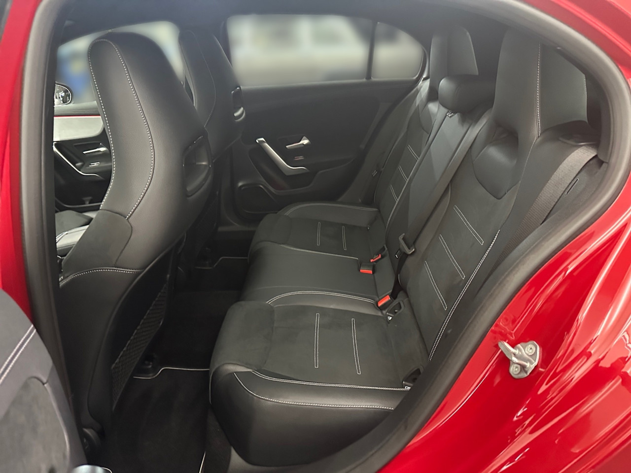 Getriebe: Automatikgetriebe 7G-DCT, 7 G&auml;ngeAusstattungslinie: AMG Line Exterieur,  AMG Line InterieurAusstattungspakete: Ausstattungspaket: Remote Services Plus,  AMG Sportpaket,  Komfort Paket: Sitzkomfort-Paket,  Night-Paket,  Licht- und Sichtpaket,  Businesspaket,  SpiegelpaketAssistenzsysteme: Aktiver Park-Assistent inkl. PARKTRONIC: Parkassistent mit Querfunktion,  Fahrlichtautomatik,  Tempomat,  Berganfahrhilfe,  Spracheingabesystem,  M&uuml;digkeitserkennung,  Spurhalteassistent,  Bremsassistent,  COLLISION PREVENTION ASSIST,  ATTENTION ASSIST,  VerkehrszeichenerkennungLicht und Sicht: LED-Scheinwerfer,  Tagfahrlicht,  Regensensor,  Automatisch abblendende Innen- und Au&szlig;enspiegel,  W&auml;rmeschutzverglasung,  Ambientebeleuchtung mehrfarbig,  LichtsensorAudio &amp; Kommunikation: MBUX,  Navigationssystem: MBUX Augmented Reality,  Radio,  Multi-Funktions-Display,  Digitaler Radioempfang DAB,  zentrale Bedieneinheit: Touchpad,  USB Anschluss, Bluetooth Audiostreaming,  Mercedes connect me: Konnektivit&auml;ts-Paket Navigation,  Handyvorbereitung: Multifunktions-Telefonie,  Android Auto u. Apple CarPlay,  WLAN HotspotKomfort: Digitales Kombiinstrument,  Klimaautomatik,  Fahrersitz h&ouml;henverstellbar,  Lordosenst&uuml;tze Fahrer/Beifahrer,  Sitzheizung Fahrer/Beifahrer,  Sportsitze,  Armauflage Fahrer/Beifahrer,  Direktlenkung,  Lenks&auml;ule verstellbar,  Start-Stopp System,  Zentralver. mit Fernbedienung,  Fensterheber elektrisch,  Kopfst&uuml;tzen vorn und hinten,  DYNAMIC SELECT,  Getr&auml;nkehalter vornInterieur: Sitze Kunstleder Ledernachbildung ARTICO / Mikrofaser MICROCUT schwarz,  Innenfarbe schwarz,  Multifunktions-Sport-/Lederlenkrad,  Bordcomputer,  R&uuml;cksitze klappbar,  Dekoreinlagen: Zierelemente Aluminium mit L&auml;ngsschliff hell Matrixoptik,  Bodenbelag Teppich,  Lenkrad-SchaltwippenExterieur: Touchscreen Bedienung,  AMG Leichtmetallfelgen 19 Zoll: Vielspeichen-Design,  Au&szlig;enspiegel elekt. anklappbar,  Zylinderabschaltung,  Reifenpannenset,  NotrufsystemSicherheit: i-Size Kindersitzbefestigung,  Fu&szlig;g&auml;ngerschutzsystem,  Fahrer- /Beifahrerairbag,  Seitenairbag vorn,  Knieairbag Fahrer,  Traktionskontrolle,  Elektr. Stabilit&auml;tsprogramm ESP,  Reifendruckkontrolle,  Wegfahrsperre,  Au&szlig;entemperatur Anzeige,  Antiblockiersystem ABS,  Bremsverschlei&szlig;anzeige,  NotbremsassistentSonstige Ma&szlig;e und Gewichte: Nutzlast: 515 kg,  zul&auml;ssiges Gesamtgewicht: 1.865 kgIrrt&uuml;mer und &Auml;nderungen vorbehalten