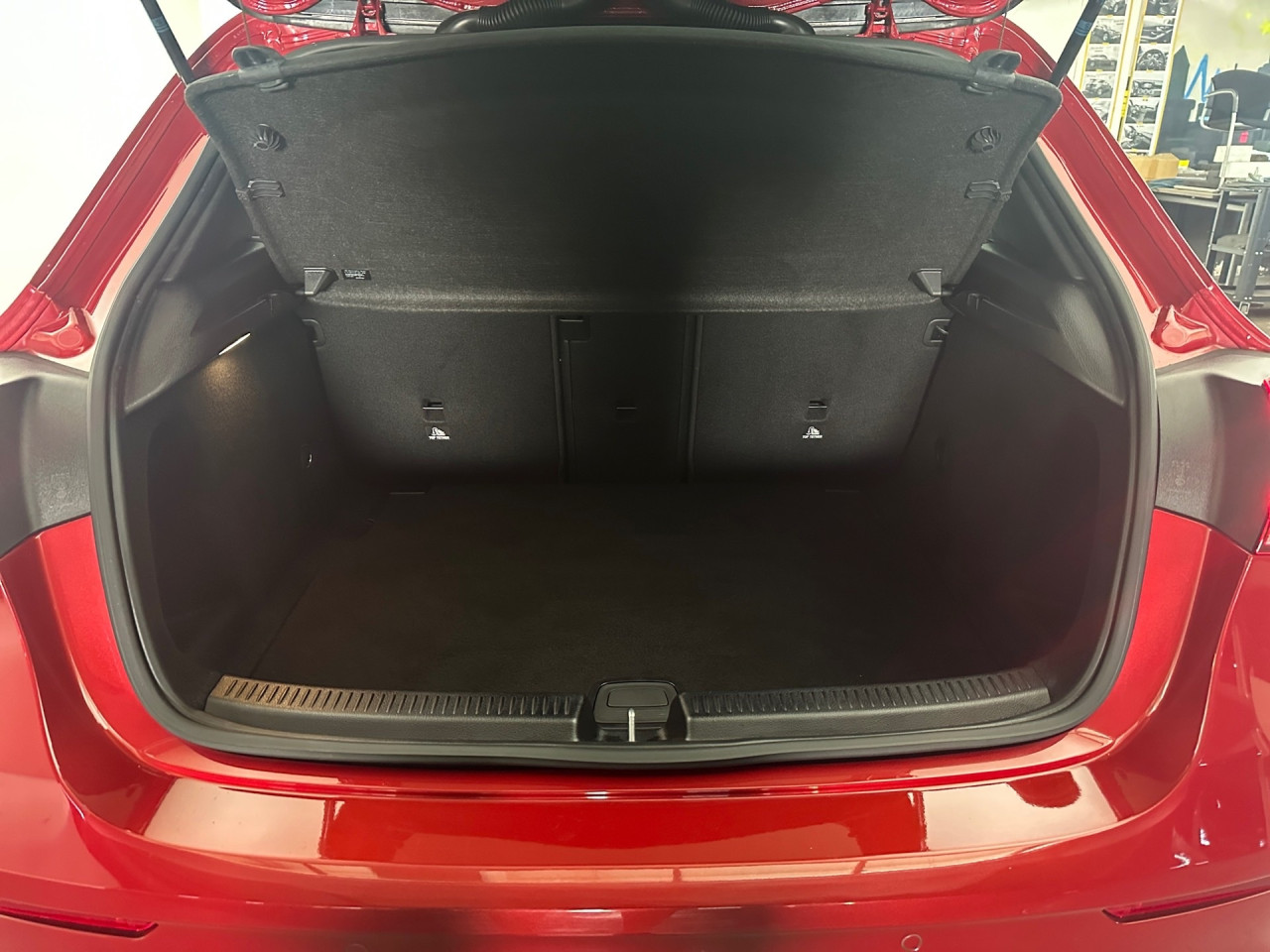 Getriebe: Automatikgetriebe 7G-DCT, 7 G&auml;ngeAusstattungslinie: AMG Line Exterieur,  AMG Line InterieurAusstattungspakete: Ausstattungspaket: Remote Services Plus,  AMG Sportpaket,  Komfort Paket: Sitzkomfort-Paket,  Night-Paket,  Licht- und Sichtpaket,  Businesspaket,  SpiegelpaketAssistenzsysteme: Aktiver Park-Assistent inkl. PARKTRONIC: Parkassistent mit Querfunktion,  Fahrlichtautomatik,  Tempomat,  Berganfahrhilfe,  Spracheingabesystem,  M&uuml;digkeitserkennung,  Spurhalteassistent,  Bremsassistent,  COLLISION PREVENTION ASSIST,  ATTENTION ASSIST,  VerkehrszeichenerkennungLicht und Sicht: LED-Scheinwerfer,  Tagfahrlicht,  Regensensor,  Automatisch abblendende Innen- und Au&szlig;enspiegel,  W&auml;rmeschutzverglasung,  Ambientebeleuchtung mehrfarbig,  LichtsensorAudio &amp; Kommunikation: MBUX,  Navigationssystem: MBUX Augmented Reality,  Radio,  Multi-Funktions-Display,  Digitaler Radioempfang DAB,  zentrale Bedieneinheit: Touchpad,  USB Anschluss, Bluetooth Audiostreaming,  Mercedes connect me: Konnektivit&auml;ts-Paket Navigation,  Handyvorbereitung: Multifunktions-Telefonie,  Android Auto u. Apple CarPlay,  WLAN HotspotKomfort: Digitales Kombiinstrument,  Klimaautomatik,  Fahrersitz h&ouml;henverstellbar,  Lordosenst&uuml;tze Fahrer/Beifahrer,  Sitzheizung Fahrer/Beifahrer,  Sportsitze,  Armauflage Fahrer/Beifahrer,  Direktlenkung,  Lenks&auml;ule verstellbar,  Start-Stopp System,  Zentralver. mit Fernbedienung,  Fensterheber elektrisch,  Kopfst&uuml;tzen vorn und hinten,  DYNAMIC SELECT,  Getr&auml;nkehalter vornInterieur: Sitze Kunstleder Ledernachbildung ARTICO / Mikrofaser MICROCUT schwarz,  Innenfarbe schwarz,  Multifunktions-Sport-/Lederlenkrad,  Bordcomputer,  R&uuml;cksitze klappbar,  Dekoreinlagen: Zierelemente Aluminium mit L&auml;ngsschliff hell Matrixoptik,  Bodenbelag Teppich,  Lenkrad-SchaltwippenExterieur: Touchscreen Bedienung,  AMG Leichtmetallfelgen 19 Zoll: Vielspeichen-Design,  Au&szlig;enspiegel elekt. anklappbar,  Zylinderabschaltung,  Reifenpannenset,  NotrufsystemSicherheit: i-Size Kindersitzbefestigung,  Fu&szlig;g&auml;ngerschutzsystem,  Fahrer- /Beifahrerairbag,  Seitenairbag vorn,  Knieairbag Fahrer,  Traktionskontrolle,  Elektr. Stabilit&auml;tsprogramm ESP,  Reifendruckkontrolle,  Wegfahrsperre,  Au&szlig;entemperatur Anzeige,  Antiblockiersystem ABS,  Bremsverschlei&szlig;anzeige,  NotbremsassistentSonstige Ma&szlig;e und Gewichte: Nutzlast: 515 kg,  zul&auml;ssiges Gesamtgewicht: 1.865 kgIrrt&uuml;mer und &Auml;nderungen vorbehalten
