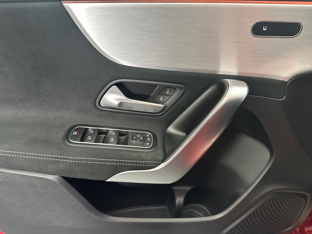 Getriebe: Automatikgetriebe 7G-DCT, 7 G&auml;ngeAusstattungslinie: AMG Line Exterieur,  AMG Line InterieurAusstattungspakete: Ausstattungspaket: Remote Services Plus,  AMG Sportpaket,  Komfort Paket: Sitzkomfort-Paket,  Night-Paket,  Licht- und Sichtpaket,  Businesspaket,  SpiegelpaketAssistenzsysteme: Aktiver Park-Assistent inkl. PARKTRONIC: Parkassistent mit Querfunktion,  Fahrlichtautomatik,  Tempomat,  Berganfahrhilfe,  Spracheingabesystem,  M&uuml;digkeitserkennung,  Spurhalteassistent,  Bremsassistent,  COLLISION PREVENTION ASSIST,  ATTENTION ASSIST,  VerkehrszeichenerkennungLicht und Sicht: LED-Scheinwerfer,  Tagfahrlicht,  Regensensor,  Automatisch abblendende Innen- und Au&szlig;enspiegel,  W&auml;rmeschutzverglasung,  Ambientebeleuchtung mehrfarbig,  LichtsensorAudio &amp; Kommunikation: MBUX,  Navigationssystem: MBUX Augmented Reality,  Radio,  Multi-Funktions-Display,  Digitaler Radioempfang DAB,  zentrale Bedieneinheit: Touchpad,  USB Anschluss, Bluetooth Audiostreaming,  Mercedes connect me: Konnektivit&auml;ts-Paket Navigation,  Handyvorbereitung: Multifunktions-Telefonie,  Android Auto u. Apple CarPlay,  WLAN HotspotKomfort: Digitales Kombiinstrument,  Klimaautomatik,  Fahrersitz h&ouml;henverstellbar,  Lordosenst&uuml;tze Fahrer/Beifahrer,  Sitzheizung Fahrer/Beifahrer,  Sportsitze,  Armauflage Fahrer/Beifahrer,  Direktlenkung,  Lenks&auml;ule verstellbar,  Start-Stopp System,  Zentralver. mit Fernbedienung,  Fensterheber elektrisch,  Kopfst&uuml;tzen vorn und hinten,  DYNAMIC SELECT,  Getr&auml;nkehalter vornInterieur: Sitze Kunstleder Ledernachbildung ARTICO / Mikrofaser MICROCUT schwarz,  Innenfarbe schwarz,  Multifunktions-Sport-/Lederlenkrad,  Bordcomputer,  R&uuml;cksitze klappbar,  Dekoreinlagen: Zierelemente Aluminium mit L&auml;ngsschliff hell Matrixoptik,  Bodenbelag Teppich,  Lenkrad-SchaltwippenExterieur: Touchscreen Bedienung,  AMG Leichtmetallfelgen 19 Zoll: Vielspeichen-Design,  Au&szlig;enspiegel elekt. anklappbar,  Zylinderabschaltung,  Reifenpannenset,  NotrufsystemSicherheit: i-Size Kindersitzbefestigung,  Fu&szlig;g&auml;ngerschutzsystem,  Fahrer- /Beifahrerairbag,  Seitenairbag vorn,  Knieairbag Fahrer,  Traktionskontrolle,  Elektr. Stabilit&auml;tsprogramm ESP,  Reifendruckkontrolle,  Wegfahrsperre,  Au&szlig;entemperatur Anzeige,  Antiblockiersystem ABS,  Bremsverschlei&szlig;anzeige,  NotbremsassistentSonstige Ma&szlig;e und Gewichte: Nutzlast: 515 kg,  zul&auml;ssiges Gesamtgewicht: 1.865 kgIrrt&uuml;mer und &Auml;nderungen vorbehalten