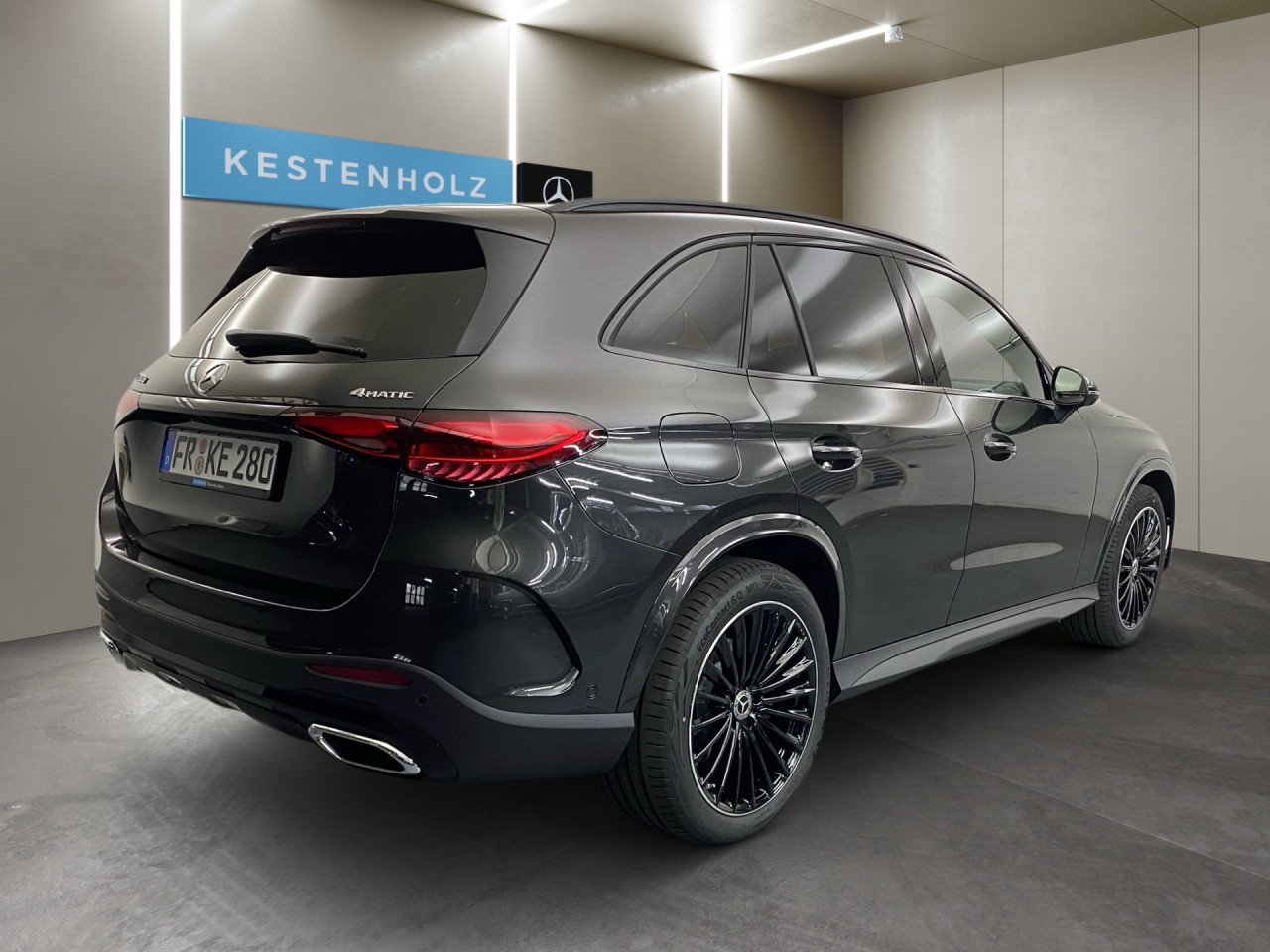 Getriebe: Automatikgetriebe 9 G-TRONIC, 9 G&auml;ngeAusstattungslinie: AMG Line Exterieur: Advanced Plus,  AMG Line InterieurAusstattungspakete: AMG Sportpaket,  Komfort Paket: Kofferraumkomfort-Paket,  Night-Paket,  Lichtpaket: Innenlichtpaket,  Ablagepaket,  Chrompaket,  SpiegelpaketAssistenzsysteme: Fernlichtassistent,  Aktiver Park-Assistent inkl. PARKTRONIC,  Surround-Kamerasystem: Park-Paket mit 360&deg;-Kamera,  DISTRONIC,  Berganfahrhilfe,  Spracheingabesystem,  M&uuml;digkeitserkennung,  Spurhalteassistent,  Bremsassistent,  COLLISION PREVENTION ASSIST,  ATTENTION ASSIST,  Verkehrszeichenerkennung,  GespannstabilisierungLicht und Sicht: Digital Light,  Tagfahrlicht,  Regensensor,  Automatisch abblendender Innenspiegel,  W&auml;rmeschutzverglasung,  Ambientebeleuchtung mehrfarbig,  LichtsensorAudio &amp; Kommunikation: MBUX,  Navigationssystem,  Radio,  Multi-Funktions-Display,  Digitaler Radioempfang DAB,  Soundsystem,  USB Anschluss,  Handyvorbereitung Bluetooth,  Android Auto u. Apple CarPlay,  Kabelloses Laden f&uuml;r Handys,  WLAN HotspotKomfort: Widescreen Cockpit,  Klimaautomatik,  Fahrer-/Beifahrersitz elektrisch,  Memoryfunktion Fahrersitz,  Lordosenst&uuml;tze Fahrer/Beifahrer,  Sitzheizung Fahrer/Beifahrer,  Sportsitze,  Armauflage Fahrer/Beifahrer,  Servolenkung,  Lenks&auml;ule verstellbar,  Keyless-Start,  Start-Stopp System,  Zentralver. mit Fernbedienung,  Fensterheber elektrisch,  EASY-PACK Heckklappe,  DYNAMIC SELECT,  Getr&auml;nkehalter vornInterieur: Sitze Kunstleder Ledernachbildung ARTICO / Mikrofaser MICROCUT schwarz,  Innenfarbe schwarz,  Multifunktions-Sport-/Lederlenkrad,  Bordcomputer,  R&uuml;cksitze klappbar,  Laderaumabdeckung: Easy Pack,  Dekoreinlagen: H08 Zierelemente Holz Linde linestructure anthrazit offenporig,  Lenkrad-SchaltwippenExterieur: AGILITY CONTROL Fahrwerk,  Anh&auml;ngerkupplung schwenkbar,  Touchscreen Bedienung,  AMG Leichtmetallfelgen 20 Zoll,  Au&szlig;enspiegel elekt. anklappbar,  Dachreling: schwarz,  Reifenpannenset,  NotrufsystemAirbags: MittelairbagSicherheit: i-Size Kindersitzbefestigung,  Fahrer- /Beifahrerairbag,  Seitenairbag vorn und hinten,  Knieairbag Fahrer,  Traktionskontrolle,  Elektr. Stabilit&auml;tsprogramm ESP,  Reifendruckkontrolle,  Wegfahrsperre,  Au&szlig;entemperatur Anzeige,  Antiblockiersystem ABS,  Bremsverschlei&szlig;anzeige,  Notbremsassistent,  Totwinkel-AssistentWeitere Ausstattung: DB7 Edition AMG-Line,  Memory-Paket,  321 Fingerabdrucksensor,  PDB Advanced-Plus-Paket mit  Digitalen Extras,  Gebrauchtwagensiegel: Junge SterneSonstige Ma&szlig;e und Gewichte: Nutzlast: 565 kg,  zul&auml;ssiges Gesamtgewicht: 2.550 kg,  Radstand: 2.888 mm24 Monate Garantie ab Erstzulassung. Fahrzeug hat Haltedauer. Liefertermin in Abstimmung mit dem Verk&auml;ufer. Irrt&uuml;mer und &Auml;nderungen vorbehalten