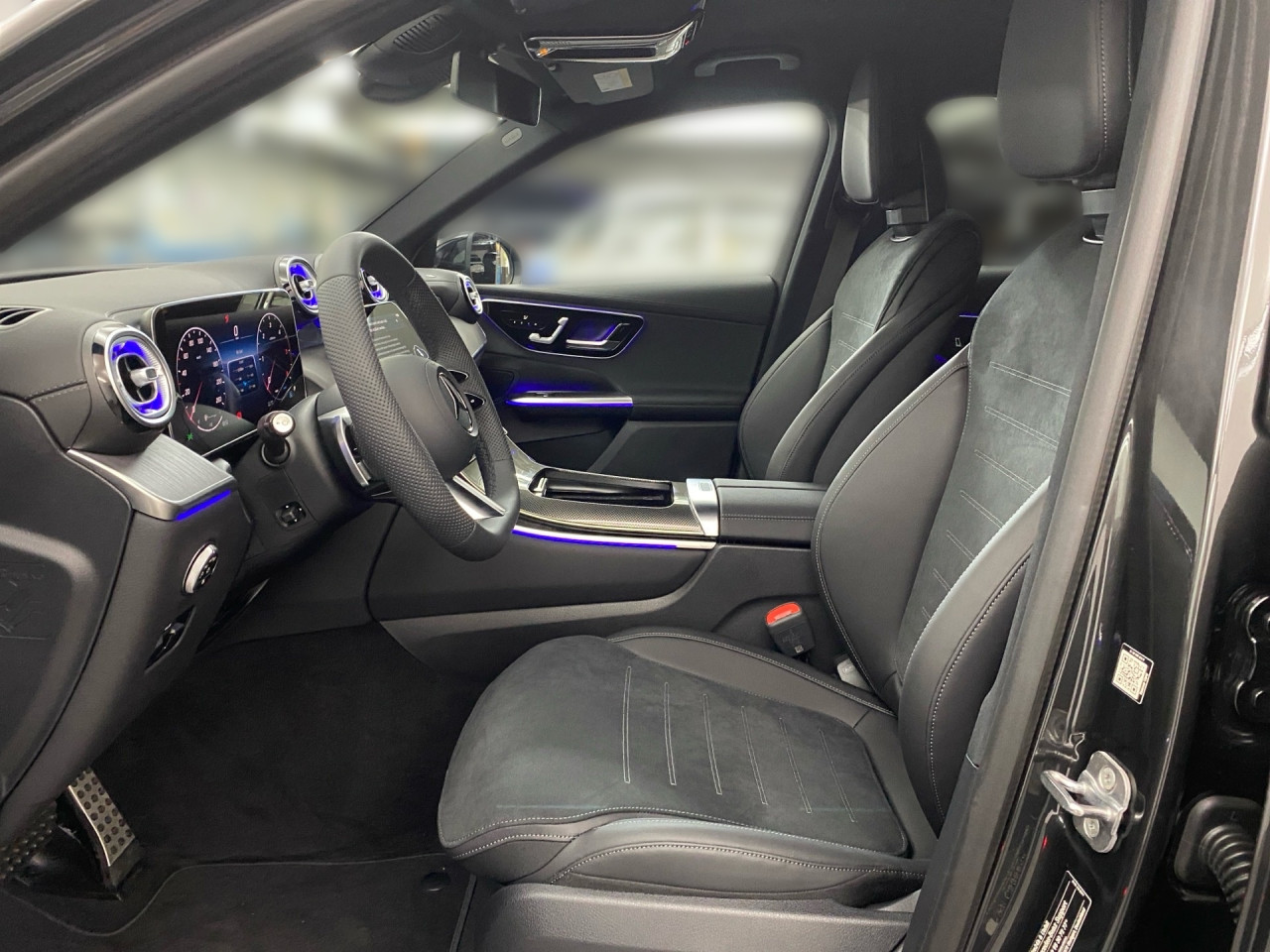 Getriebe: Automatikgetriebe 9 G-TRONIC, 9 G&auml;ngeAusstattungslinie: AMG Line Exterieur: Advanced Plus,  AMG Line InterieurAusstattungspakete: AMG Sportpaket,  Komfort Paket: Kofferraumkomfort-Paket,  Night-Paket,  Lichtpaket: Innenlichtpaket,  Ablagepaket,  Chrompaket,  SpiegelpaketAssistenzsysteme: Fernlichtassistent,  Aktiver Park-Assistent inkl. PARKTRONIC,  Surround-Kamerasystem: Park-Paket mit 360&deg;-Kamera,  DISTRONIC,  Berganfahrhilfe,  Spracheingabesystem,  M&uuml;digkeitserkennung,  Spurhalteassistent,  Bremsassistent,  COLLISION PREVENTION ASSIST,  ATTENTION ASSIST,  Verkehrszeichenerkennung,  GespannstabilisierungLicht und Sicht: Digital Light,  Tagfahrlicht,  Regensensor,  Automatisch abblendender Innenspiegel,  W&auml;rmeschutzverglasung,  Ambientebeleuchtung mehrfarbig,  LichtsensorAudio &amp; Kommunikation: MBUX,  Navigationssystem,  Radio,  Multi-Funktions-Display,  Digitaler Radioempfang DAB,  Soundsystem,  USB Anschluss,  Handyvorbereitung Bluetooth,  Android Auto u. Apple CarPlay,  Kabelloses Laden f&uuml;r Handys,  WLAN HotspotKomfort: Widescreen Cockpit,  Klimaautomatik,  Fahrer-/Beifahrersitz elektrisch,  Memoryfunktion Fahrersitz,  Lordosenst&uuml;tze Fahrer/Beifahrer,  Sitzheizung Fahrer/Beifahrer,  Sportsitze,  Armauflage Fahrer/Beifahrer,  Servolenkung,  Lenks&auml;ule verstellbar,  Keyless-Start,  Start-Stopp System,  Zentralver. mit Fernbedienung,  Fensterheber elektrisch,  EASY-PACK Heckklappe,  DYNAMIC SELECT,  Getr&auml;nkehalter vornInterieur: Sitze Kunstleder Ledernachbildung ARTICO / Mikrofaser MICROCUT schwarz,  Innenfarbe schwarz,  Multifunktions-Sport-/Lederlenkrad,  Bordcomputer,  R&uuml;cksitze klappbar,  Laderaumabdeckung: Easy Pack,  Dekoreinlagen: H08 Zierelemente Holz Linde linestructure anthrazit offenporig,  Lenkrad-SchaltwippenExterieur: AGILITY CONTROL Fahrwerk,  Anh&auml;ngerkupplung schwenkbar,  Touchscreen Bedienung,  AMG Leichtmetallfelgen 20 Zoll,  Au&szlig;enspiegel elekt. anklappbar,  Dachreling: schwarz,  Reifenpannenset,  NotrufsystemAirbags: MittelairbagSicherheit: i-Size Kindersitzbefestigung,  Fahrer- /Beifahrerairbag,  Seitenairbag vorn und hinten,  Knieairbag Fahrer,  Traktionskontrolle,  Elektr. Stabilit&auml;tsprogramm ESP,  Reifendruckkontrolle,  Wegfahrsperre,  Au&szlig;entemperatur Anzeige,  Antiblockiersystem ABS,  Bremsverschlei&szlig;anzeige,  Notbremsassistent,  Totwinkel-AssistentWeitere Ausstattung: DB7 Edition AMG-Line,  Memory-Paket,  321 Fingerabdrucksensor,  PDB Advanced-Plus-Paket mit  Digitalen Extras,  Gebrauchtwagensiegel: Junge SterneSonstige Ma&szlig;e und Gewichte: Nutzlast: 565 kg,  zul&auml;ssiges Gesamtgewicht: 2.550 kg,  Radstand: 2.888 mm24 Monate Garantie ab Erstzulassung. Fahrzeug hat Haltedauer. Liefertermin in Abstimmung mit dem Verk&auml;ufer. Irrt&uuml;mer und &Auml;nderungen vorbehalten