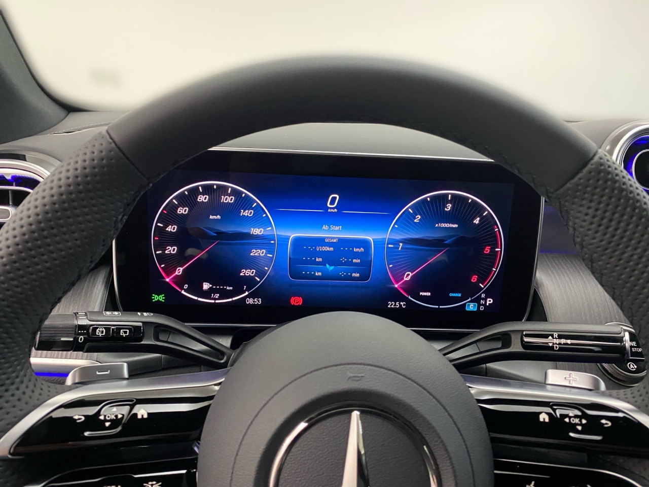 Getriebe: Automatikgetriebe 9 G-TRONIC, 9 G&auml;ngeAusstattungslinie: AMG Line Exterieur: Advanced Plus,  AMG Line InterieurAusstattungspakete: AMG Sportpaket,  Komfort Paket: Kofferraumkomfort-Paket,  Night-Paket,  Lichtpaket: Innenlichtpaket,  Ablagepaket,  Chrompaket,  SpiegelpaketAssistenzsysteme: Fernlichtassistent,  Aktiver Park-Assistent inkl. PARKTRONIC,  Surround-Kamerasystem: Park-Paket mit 360&deg;-Kamera,  DISTRONIC,  Berganfahrhilfe,  Spracheingabesystem,  M&uuml;digkeitserkennung,  Spurhalteassistent,  Bremsassistent,  COLLISION PREVENTION ASSIST,  ATTENTION ASSIST,  Verkehrszeichenerkennung,  GespannstabilisierungLicht und Sicht: Digital Light,  Tagfahrlicht,  Regensensor,  Automatisch abblendender Innenspiegel,  W&auml;rmeschutzverglasung,  Ambientebeleuchtung mehrfarbig,  LichtsensorAudio &amp; Kommunikation: MBUX,  Navigationssystem,  Radio,  Multi-Funktions-Display,  Digitaler Radioempfang DAB,  Soundsystem,  USB Anschluss,  Handyvorbereitung Bluetooth,  Android Auto u. Apple CarPlay,  Kabelloses Laden f&uuml;r Handys,  WLAN HotspotKomfort: Widescreen Cockpit,  Klimaautomatik,  Fahrer-/Beifahrersitz elektrisch,  Memoryfunktion Fahrersitz,  Lordosenst&uuml;tze Fahrer/Beifahrer,  Sitzheizung Fahrer/Beifahrer,  Sportsitze,  Armauflage Fahrer/Beifahrer,  Servolenkung,  Lenks&auml;ule verstellbar,  Keyless-Start,  Start-Stopp System,  Zentralver. mit Fernbedienung,  Fensterheber elektrisch,  EASY-PACK Heckklappe,  DYNAMIC SELECT,  Getr&auml;nkehalter vornInterieur: Sitze Kunstleder Ledernachbildung ARTICO / Mikrofaser MICROCUT schwarz,  Innenfarbe schwarz,  Multifunktions-Sport-/Lederlenkrad,  Bordcomputer,  R&uuml;cksitze klappbar,  Laderaumabdeckung: Easy Pack,  Dekoreinlagen: H08 Zierelemente Holz Linde linestructure anthrazit offenporig,  Lenkrad-SchaltwippenExterieur: AGILITY CONTROL Fahrwerk,  Anh&auml;ngerkupplung schwenkbar,  Touchscreen Bedienung,  AMG Leichtmetallfelgen 20 Zoll,  Au&szlig;enspiegel elekt. anklappbar,  Dachreling: schwarz,  Reifenpannenset,  NotrufsystemAirbags: MittelairbagSicherheit: i-Size Kindersitzbefestigung,  Fahrer- /Beifahrerairbag,  Seitenairbag vorn und hinten,  Knieairbag Fahrer,  Traktionskontrolle,  Elektr. Stabilit&auml;tsprogramm ESP,  Reifendruckkontrolle,  Wegfahrsperre,  Au&szlig;entemperatur Anzeige,  Antiblockiersystem ABS,  Bremsverschlei&szlig;anzeige,  Notbremsassistent,  Totwinkel-AssistentWeitere Ausstattung: DB7 Edition AMG-Line,  Memory-Paket,  321 Fingerabdrucksensor,  PDB Advanced-Plus-Paket mit  Digitalen Extras,  Gebrauchtwagensiegel: Junge SterneSonstige Ma&szlig;e und Gewichte: Nutzlast: 565 kg,  zul&auml;ssiges Gesamtgewicht: 2.550 kg,  Radstand: 2.888 mm24 Monate Garantie ab Erstzulassung. Fahrzeug hat Haltedauer. Liefertermin in Abstimmung mit dem Verk&auml;ufer. Irrt&uuml;mer und &Auml;nderungen vorbehalten