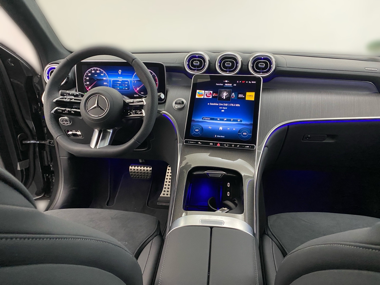 Getriebe: Automatikgetriebe 9 G-TRONIC, 9 G&auml;ngeAusstattungslinie: AMG Line Exterieur: Advanced Plus,  AMG Line InterieurAusstattungspakete: AMG Sportpaket,  Komfort Paket: Kofferraumkomfort-Paket,  Night-Paket,  Lichtpaket: Innenlichtpaket,  Ablagepaket,  Chrompaket,  SpiegelpaketAssistenzsysteme: Fernlichtassistent,  Aktiver Park-Assistent inkl. PARKTRONIC,  Surround-Kamerasystem: Park-Paket mit 360&deg;-Kamera,  DISTRONIC,  Berganfahrhilfe,  Spracheingabesystem,  M&uuml;digkeitserkennung,  Spurhalteassistent,  Bremsassistent,  COLLISION PREVENTION ASSIST,  ATTENTION ASSIST,  Verkehrszeichenerkennung,  GespannstabilisierungLicht und Sicht: Digital Light,  Tagfahrlicht,  Regensensor,  Automatisch abblendender Innenspiegel,  W&auml;rmeschutzverglasung,  Ambientebeleuchtung mehrfarbig,  LichtsensorAudio &amp; Kommunikation: MBUX,  Navigationssystem,  Radio,  Multi-Funktions-Display,  Digitaler Radioempfang DAB,  Soundsystem,  USB Anschluss,  Handyvorbereitung Bluetooth,  Android Auto u. Apple CarPlay,  Kabelloses Laden f&uuml;r Handys,  WLAN HotspotKomfort: Widescreen Cockpit,  Klimaautomatik,  Fahrer-/Beifahrersitz elektrisch,  Memoryfunktion Fahrersitz,  Lordosenst&uuml;tze Fahrer/Beifahrer,  Sitzheizung Fahrer/Beifahrer,  Sportsitze,  Armauflage Fahrer/Beifahrer,  Servolenkung,  Lenks&auml;ule verstellbar,  Keyless-Start,  Start-Stopp System,  Zentralver. mit Fernbedienung,  Fensterheber elektrisch,  EASY-PACK Heckklappe,  DYNAMIC SELECT,  Getr&auml;nkehalter vornInterieur: Sitze Kunstleder Ledernachbildung ARTICO / Mikrofaser MICROCUT schwarz,  Innenfarbe schwarz,  Multifunktions-Sport-/Lederlenkrad,  Bordcomputer,  R&uuml;cksitze klappbar,  Laderaumabdeckung: Easy Pack,  Dekoreinlagen: H08 Zierelemente Holz Linde linestructure anthrazit offenporig,  Lenkrad-SchaltwippenExterieur: AGILITY CONTROL Fahrwerk,  Anh&auml;ngerkupplung schwenkbar,  Touchscreen Bedienung,  AMG Leichtmetallfelgen 20 Zoll,  Au&szlig;enspiegel elekt. anklappbar,  Dachreling: schwarz,  Reifenpannenset,  NotrufsystemAirbags: MittelairbagSicherheit: i-Size Kindersitzbefestigung,  Fahrer- /Beifahrerairbag,  Seitenairbag vorn und hinten,  Knieairbag Fahrer,  Traktionskontrolle,  Elektr. Stabilit&auml;tsprogramm ESP,  Reifendruckkontrolle,  Wegfahrsperre,  Au&szlig;entemperatur Anzeige,  Antiblockiersystem ABS,  Bremsverschlei&szlig;anzeige,  Notbremsassistent,  Totwinkel-AssistentWeitere Ausstattung: DB7 Edition AMG-Line,  Memory-Paket,  321 Fingerabdrucksensor,  PDB Advanced-Plus-Paket mit  Digitalen Extras,  Gebrauchtwagensiegel: Junge SterneSonstige Ma&szlig;e und Gewichte: Nutzlast: 565 kg,  zul&auml;ssiges Gesamtgewicht: 2.550 kg,  Radstand: 2.888 mm24 Monate Garantie ab Erstzulassung. Fahrzeug hat Haltedauer. Liefertermin in Abstimmung mit dem Verk&auml;ufer. Irrt&uuml;mer und &Auml;nderungen vorbehalten