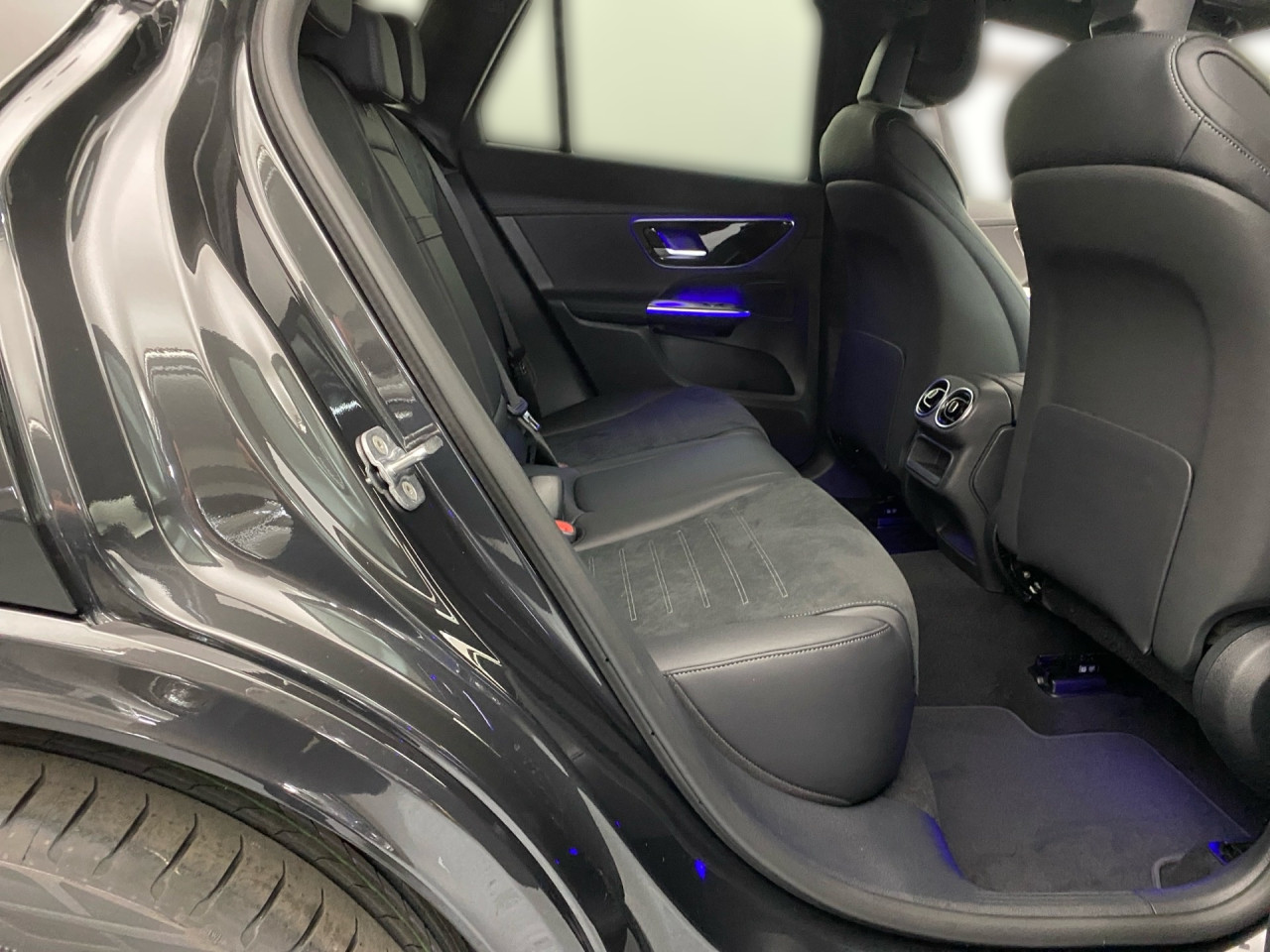 Getriebe: Automatikgetriebe 9 G-TRONIC, 9 G&auml;ngeAusstattungslinie: AMG Line Exterieur: Advanced Plus,  AMG Line InterieurAusstattungspakete: AMG Sportpaket,  Komfort Paket: Kofferraumkomfort-Paket,  Night-Paket,  Lichtpaket: Innenlichtpaket,  Ablagepaket,  Chrompaket,  SpiegelpaketAssistenzsysteme: Fernlichtassistent,  Aktiver Park-Assistent inkl. PARKTRONIC,  Surround-Kamerasystem: Park-Paket mit 360&deg;-Kamera,  DISTRONIC,  Berganfahrhilfe,  Spracheingabesystem,  M&uuml;digkeitserkennung,  Spurhalteassistent,  Bremsassistent,  COLLISION PREVENTION ASSIST,  ATTENTION ASSIST,  Verkehrszeichenerkennung,  GespannstabilisierungLicht und Sicht: Digital Light,  Tagfahrlicht,  Regensensor,  Automatisch abblendender Innenspiegel,  W&auml;rmeschutzverglasung,  Ambientebeleuchtung mehrfarbig,  LichtsensorAudio &amp; Kommunikation: MBUX,  Navigationssystem,  Radio,  Multi-Funktions-Display,  Digitaler Radioempfang DAB,  Soundsystem,  USB Anschluss,  Handyvorbereitung Bluetooth,  Android Auto u. Apple CarPlay,  Kabelloses Laden f&uuml;r Handys,  WLAN HotspotKomfort: Widescreen Cockpit,  Klimaautomatik,  Fahrer-/Beifahrersitz elektrisch,  Memoryfunktion Fahrersitz,  Lordosenst&uuml;tze Fahrer/Beifahrer,  Sitzheizung Fahrer/Beifahrer,  Sportsitze,  Armauflage Fahrer/Beifahrer,  Servolenkung,  Lenks&auml;ule verstellbar,  Keyless-Start,  Start-Stopp System,  Zentralver. mit Fernbedienung,  Fensterheber elektrisch,  EASY-PACK Heckklappe,  DYNAMIC SELECT,  Getr&auml;nkehalter vornInterieur: Sitze Kunstleder Ledernachbildung ARTICO / Mikrofaser MICROCUT schwarz,  Innenfarbe schwarz,  Multifunktions-Sport-/Lederlenkrad,  Bordcomputer,  R&uuml;cksitze klappbar,  Laderaumabdeckung: Easy Pack,  Dekoreinlagen: H08 Zierelemente Holz Linde linestructure anthrazit offenporig,  Lenkrad-SchaltwippenExterieur: AGILITY CONTROL Fahrwerk,  Anh&auml;ngerkupplung schwenkbar,  Touchscreen Bedienung,  AMG Leichtmetallfelgen 20 Zoll,  Au&szlig;enspiegel elekt. anklappbar,  Dachreling: schwarz,  Reifenpannenset,  NotrufsystemAirbags: MittelairbagSicherheit: i-Size Kindersitzbefestigung,  Fahrer- /Beifahrerairbag,  Seitenairbag vorn und hinten,  Knieairbag Fahrer,  Traktionskontrolle,  Elektr. Stabilit&auml;tsprogramm ESP,  Reifendruckkontrolle,  Wegfahrsperre,  Au&szlig;entemperatur Anzeige,  Antiblockiersystem ABS,  Bremsverschlei&szlig;anzeige,  Notbremsassistent,  Totwinkel-AssistentWeitere Ausstattung: DB7 Edition AMG-Line,  Memory-Paket,  321 Fingerabdrucksensor,  PDB Advanced-Plus-Paket mit  Digitalen Extras,  Gebrauchtwagensiegel: Junge SterneSonstige Ma&szlig;e und Gewichte: Nutzlast: 565 kg,  zul&auml;ssiges Gesamtgewicht: 2.550 kg,  Radstand: 2.888 mm24 Monate Garantie ab Erstzulassung. Fahrzeug hat Haltedauer. Liefertermin in Abstimmung mit dem Verk&auml;ufer. Irrt&uuml;mer und &Auml;nderungen vorbehalten