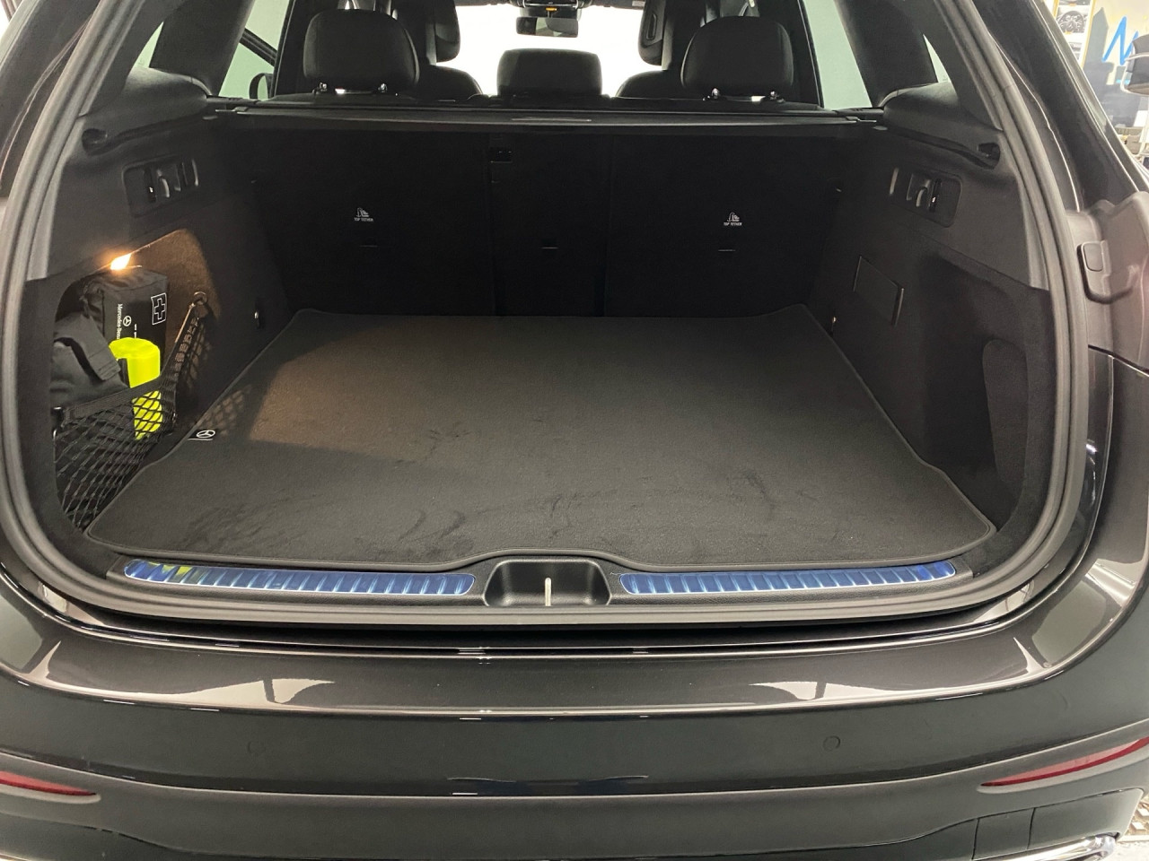 Getriebe: Automatikgetriebe 9 G-TRONIC, 9 G&auml;ngeAusstattungslinie: AMG Line Exterieur: Advanced Plus,  AMG Line InterieurAusstattungspakete: AMG Sportpaket,  Komfort Paket: Kofferraumkomfort-Paket,  Night-Paket,  Lichtpaket: Innenlichtpaket,  Ablagepaket,  Chrompaket,  SpiegelpaketAssistenzsysteme: Fernlichtassistent,  Aktiver Park-Assistent inkl. PARKTRONIC,  Surround-Kamerasystem: Park-Paket mit 360&deg;-Kamera,  DISTRONIC,  Berganfahrhilfe,  Spracheingabesystem,  M&uuml;digkeitserkennung,  Spurhalteassistent,  Bremsassistent,  COLLISION PREVENTION ASSIST,  ATTENTION ASSIST,  Verkehrszeichenerkennung,  GespannstabilisierungLicht und Sicht: Digital Light,  Tagfahrlicht,  Regensensor,  Automatisch abblendender Innenspiegel,  W&auml;rmeschutzverglasung,  Ambientebeleuchtung mehrfarbig,  LichtsensorAudio &amp; Kommunikation: MBUX,  Navigationssystem,  Radio,  Multi-Funktions-Display,  Digitaler Radioempfang DAB,  Soundsystem,  USB Anschluss,  Handyvorbereitung Bluetooth,  Android Auto u. Apple CarPlay,  Kabelloses Laden f&uuml;r Handys,  WLAN HotspotKomfort: Widescreen Cockpit,  Klimaautomatik,  Fahrer-/Beifahrersitz elektrisch,  Memoryfunktion Fahrersitz,  Lordosenst&uuml;tze Fahrer/Beifahrer,  Sitzheizung Fahrer/Beifahrer,  Sportsitze,  Armauflage Fahrer/Beifahrer,  Servolenkung,  Lenks&auml;ule verstellbar,  Keyless-Start,  Start-Stopp System,  Zentralver. mit Fernbedienung,  Fensterheber elektrisch,  EASY-PACK Heckklappe,  DYNAMIC SELECT,  Getr&auml;nkehalter vornInterieur: Sitze Kunstleder Ledernachbildung ARTICO / Mikrofaser MICROCUT schwarz,  Innenfarbe schwarz,  Multifunktions-Sport-/Lederlenkrad,  Bordcomputer,  R&uuml;cksitze klappbar,  Laderaumabdeckung: Easy Pack,  Dekoreinlagen: H08 Zierelemente Holz Linde linestructure anthrazit offenporig,  Lenkrad-SchaltwippenExterieur: AGILITY CONTROL Fahrwerk,  Anh&auml;ngerkupplung schwenkbar,  Touchscreen Bedienung,  AMG Leichtmetallfelgen 20 Zoll,  Au&szlig;enspiegel elekt. anklappbar,  Dachreling: schwarz,  Reifenpannenset,  NotrufsystemAirbags: MittelairbagSicherheit: i-Size Kindersitzbefestigung,  Fahrer- /Beifahrerairbag,  Seitenairbag vorn und hinten,  Knieairbag Fahrer,  Traktionskontrolle,  Elektr. Stabilit&auml;tsprogramm ESP,  Reifendruckkontrolle,  Wegfahrsperre,  Au&szlig;entemperatur Anzeige,  Antiblockiersystem ABS,  Bremsverschlei&szlig;anzeige,  Notbremsassistent,  Totwinkel-AssistentWeitere Ausstattung: DB7 Edition AMG-Line,  Memory-Paket,  321 Fingerabdrucksensor,  PDB Advanced-Plus-Paket mit  Digitalen Extras,  Gebrauchtwagensiegel: Junge SterneSonstige Ma&szlig;e und Gewichte: Nutzlast: 565 kg,  zul&auml;ssiges Gesamtgewicht: 2.550 kg,  Radstand: 2.888 mm24 Monate Garantie ab Erstzulassung. Fahrzeug hat Haltedauer. Liefertermin in Abstimmung mit dem Verk&auml;ufer. Irrt&uuml;mer und &Auml;nderungen vorbehalten