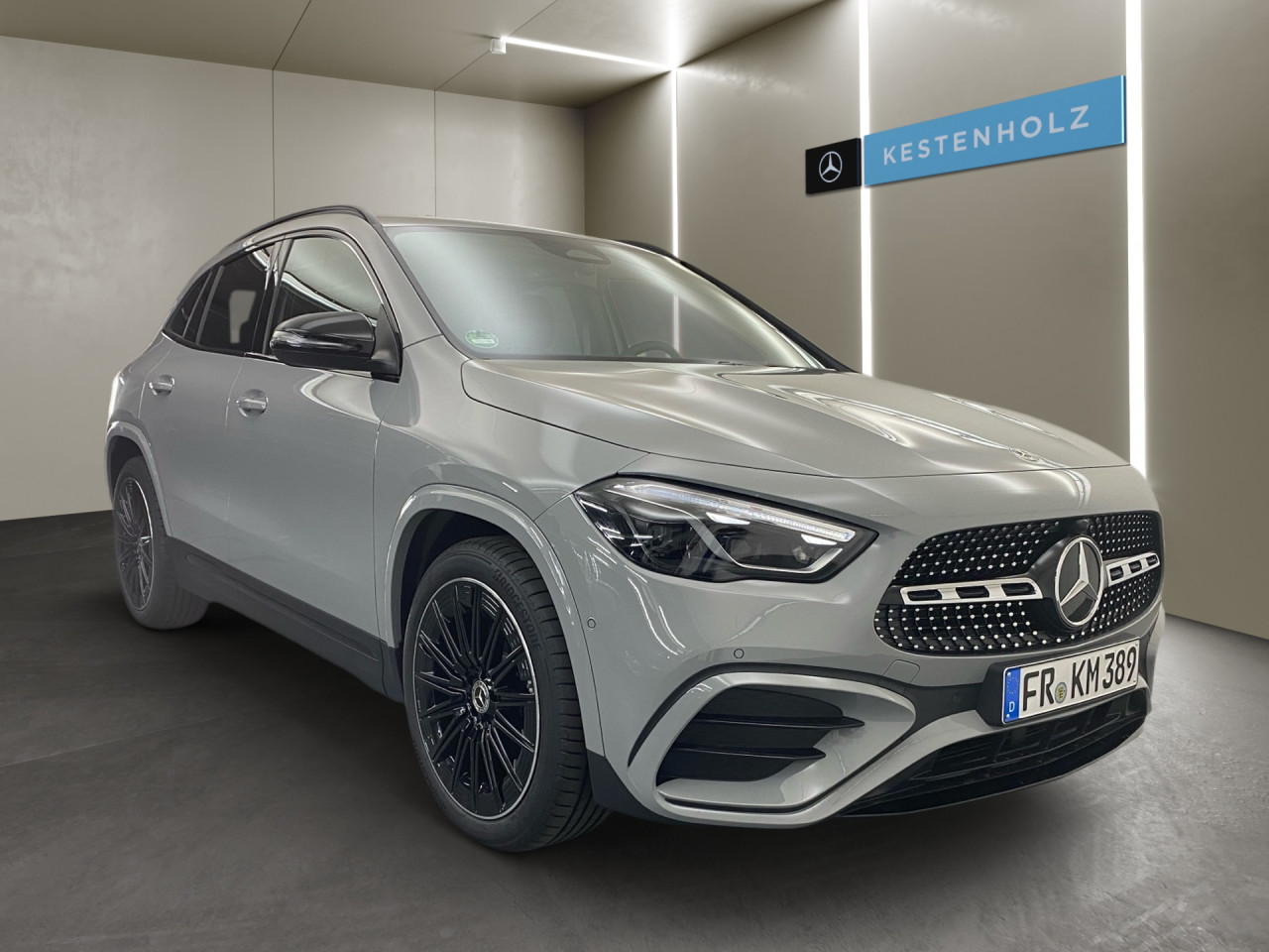 Getriebe: Automatikgetriebe 7G-DCT, 7 G&auml;ngeAusstattungslinie: AMG Line Exterieur,  AMG Line InterieurAusstattungspakete: AMG Sportpaket,  Komfort Paket: Sitzkomfort-Paket,  Night-Paket,  Licht- und Sichtpaket,  SpiegelpaketAssistenzsysteme: Fernlichtassistent,  Aktiver Park-Assistent inkl. PARKTRONIC: Park-Paket,  R&uuml;ckfahrkamera,  Berganfahrhilfe,  Spracheingabesystem,  M&uuml;digkeitserkennung,  Spurhalteassistent,  Bremsassistent,  COLLISION PREVENTION ASSIST,  ATTENTION ASSIST,  Geschwindigkeitslimit-AssistentLicht und Sicht: Multibeam LED Scheinwerfer,  Tagfahrlicht,  Regensensor,  Automatisch abblendender Innenspiegel,  W&auml;rmeschutzverglasung,  Ambientebeleuchtung,  LichtsensorAudio &amp; Kommunikation: MBUX,  Navigationssystem,  Radio,  Digitaler Radioempfang DAB,  Soundsystem: Advanced,  USB Anschluss,  Mercedes connect me,  Handyvorbereitung Bluetooth,  Android Auto u. Apple CarPlay,  Kabelloses Laden f&uuml;r Handys,  WLAN HotspotKomfort: Digitales Kombiinstrument,  Klimaautomatik,  Lordosenst&uuml;tze Fahrer/Beifahrer,  Sitzheizung Fahrer/Beifahrer,  Sportsitze,  Armauflage Fahrer/Beifahrer,  Direktlenkung,  Lenks&auml;ule verstellbar,  Start-Stopp System,  Zentralver. mit Fernbedienung,  Fensterheber elektrisch,  EASY-PACK Heckklappe,  DYNAMIC SELECT,  Getr&auml;nkehalter vornInterieur: Sitze Kunstleder Ledernachbildung ARTICO / Mikrofaser MICROCUT schwarz,  Innenfarbe schwarz,  Multifunktions-Sport-/Lederlenkrad,  Bordcomputer,  R&uuml;cksitze klappbar,  Dekoreinlagen: H44 Zierelemente Aluminium mit L&auml;ngsschliff hell,  Lenkrad-SchaltwippenExterieur: Tieferlegung: Komfortfahrwerk mit Tieferlegung,  Touchscreen Bedienung,  Sportbremsanlage,  AMG Leichtmetallfelgen 20 Zoll,  Au&szlig;enspiegel elekt. anklappbar,  Dachreling: schwarz,  Reifenpannenset,  NotrufsystemSicherheit: i-Size Kindersitzbefestigung,  Fu&szlig;g&auml;ngerschutzsystem,  Fahrer- /Beifahrerairbag,  Seitenairbag vorn und hinten,  Knieairbag Fahrer,  Traktionskontrolle,  Elektr. Stabilit&auml;tsprogramm ESP,  Reifendruckkontrolle,  Wegfahrsperre,  Au&szlig;entemperatur Anzeige,  Antiblockiersystem ABS,  Bremsverschlei&szlig;anzeige,  Notbremsassistent,  Totwinkel-AssistentWeitere Ausstattung: 2S0 Digitales Extra: Individualisierungs-Paket,  Special Edition,  859 CENTRAL MEDIA DISPLAY,  00U Digitales Extra: Remote Services,  B01 Hybrid Antrieb mit 48-Volt-Technologie,  K13 Serviceintervall 25.000 KM,  273 Ausstiegswarnfunktion,  362 Kommunikationsmodul f&uuml;r die Nutzung von Digitalen Extras,  Laderaum-Paket,  0K2 STEERING CODE - OUTPUT ACTIV AES-FLAG,  Gebrauchtwagensiegel: Junge SterneSonstige Ma&szlig;e und Gewichte: Nutzlast: 500 kg,  zul&auml;ssiges Gesamtgewicht: 2.070 kg,  Radstand: 2.729 mm24 Monate Garantie ab Erstzulassung. Fahrzeug hat Haltedauer. Liefertermin in Abstimmung mit dem Verk&auml;ufer. Irrt&uuml;mer und &Auml;nderungen vorbehalten