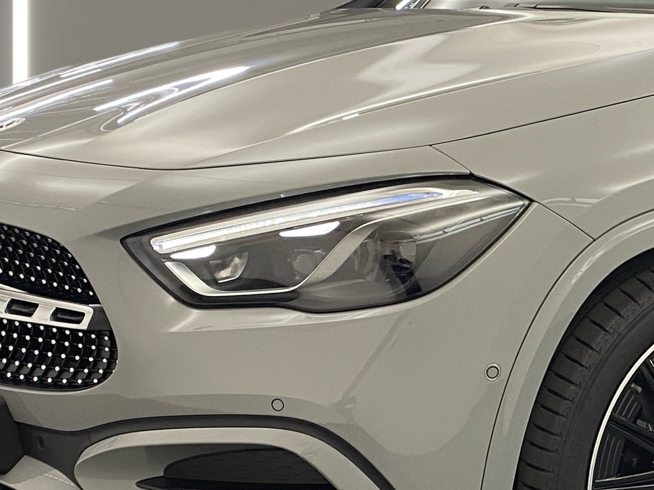Getriebe: Automatikgetriebe 7G-DCT, 7 G&auml;ngeAusstattungslinie: AMG Line Exterieur,  AMG Line InterieurAusstattungspakete: AMG Sportpaket,  Komfort Paket: Sitzkomfort-Paket,  Night-Paket,  Licht- und Sichtpaket,  SpiegelpaketAssistenzsysteme: Fernlichtassistent,  Aktiver Park-Assistent inkl. PARKTRONIC: Park-Paket,  R&uuml;ckfahrkamera,  Berganfahrhilfe,  Spracheingabesystem,  M&uuml;digkeitserkennung,  Spurhalteassistent,  Bremsassistent,  COLLISION PREVENTION ASSIST,  ATTENTION ASSIST,  Geschwindigkeitslimit-AssistentLicht und Sicht: Multibeam LED Scheinwerfer,  Tagfahrlicht,  Regensensor,  Automatisch abblendender Innenspiegel,  W&auml;rmeschutzverglasung,  Ambientebeleuchtung,  LichtsensorAudio &amp; Kommunikation: MBUX,  Navigationssystem,  Radio,  Digitaler Radioempfang DAB,  Soundsystem: Advanced,  USB Anschluss,  Mercedes connect me,  Handyvorbereitung Bluetooth,  Android Auto u. Apple CarPlay,  Kabelloses Laden f&uuml;r Handys,  WLAN HotspotKomfort: Digitales Kombiinstrument,  Klimaautomatik,  Lordosenst&uuml;tze Fahrer/Beifahrer,  Sitzheizung Fahrer/Beifahrer,  Sportsitze,  Armauflage Fahrer/Beifahrer,  Direktlenkung,  Lenks&auml;ule verstellbar,  Start-Stopp System,  Zentralver. mit Fernbedienung,  Fensterheber elektrisch,  EASY-PACK Heckklappe,  DYNAMIC SELECT,  Getr&auml;nkehalter vornInterieur: Sitze Kunstleder Ledernachbildung ARTICO / Mikrofaser MICROCUT schwarz,  Innenfarbe schwarz,  Multifunktions-Sport-/Lederlenkrad,  Bordcomputer,  R&uuml;cksitze klappbar,  Dekoreinlagen: H44 Zierelemente Aluminium mit L&auml;ngsschliff hell,  Lenkrad-SchaltwippenExterieur: Tieferlegung: Komfortfahrwerk mit Tieferlegung,  Touchscreen Bedienung,  Sportbremsanlage,  AMG Leichtmetallfelgen 20 Zoll,  Au&szlig;enspiegel elekt. anklappbar,  Dachreling: schwarz,  Reifenpannenset,  NotrufsystemSicherheit: i-Size Kindersitzbefestigung,  Fu&szlig;g&auml;ngerschutzsystem,  Fahrer- /Beifahrerairbag,  Seitenairbag vorn und hinten,  Knieairbag Fahrer,  Traktionskontrolle,  Elektr. Stabilit&auml;tsprogramm ESP,  Reifendruckkontrolle,  Wegfahrsperre,  Au&szlig;entemperatur Anzeige,  Antiblockiersystem ABS,  Bremsverschlei&szlig;anzeige,  Notbremsassistent,  Totwinkel-AssistentWeitere Ausstattung: 2S0 Digitales Extra: Individualisierungs-Paket,  Special Edition,  859 CENTRAL MEDIA DISPLAY,  00U Digitales Extra: Remote Services,  B01 Hybrid Antrieb mit 48-Volt-Technologie,  K13 Serviceintervall 25.000 KM,  273 Ausstiegswarnfunktion,  362 Kommunikationsmodul f&uuml;r die Nutzung von Digitalen Extras,  Laderaum-Paket,  0K2 STEERING CODE - OUTPUT ACTIV AES-FLAG,  Gebrauchtwagensiegel: Junge SterneSonstige Ma&szlig;e und Gewichte: Nutzlast: 500 kg,  zul&auml;ssiges Gesamtgewicht: 2.070 kg,  Radstand: 2.729 mm24 Monate Garantie ab Erstzulassung. Fahrzeug hat Haltedauer. Liefertermin in Abstimmung mit dem Verk&auml;ufer. Irrt&uuml;mer und &Auml;nderungen vorbehalten