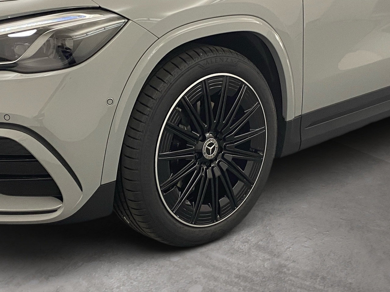 Getriebe: Automatikgetriebe 7G-DCT, 7 G&auml;ngeAusstattungslinie: AMG Line Exterieur,  AMG Line InterieurAusstattungspakete: AMG Sportpaket,  Komfort Paket: Sitzkomfort-Paket,  Night-Paket,  Licht- und Sichtpaket,  SpiegelpaketAssistenzsysteme: Fernlichtassistent,  Aktiver Park-Assistent inkl. PARKTRONIC: Park-Paket,  R&uuml;ckfahrkamera,  Berganfahrhilfe,  Spracheingabesystem,  M&uuml;digkeitserkennung,  Spurhalteassistent,  Bremsassistent,  COLLISION PREVENTION ASSIST,  ATTENTION ASSIST,  Geschwindigkeitslimit-AssistentLicht und Sicht: Multibeam LED Scheinwerfer,  Tagfahrlicht,  Regensensor,  Automatisch abblendender Innenspiegel,  W&auml;rmeschutzverglasung,  Ambientebeleuchtung,  LichtsensorAudio &amp; Kommunikation: MBUX,  Navigationssystem,  Radio,  Digitaler Radioempfang DAB,  Soundsystem: Advanced,  USB Anschluss,  Mercedes connect me,  Handyvorbereitung Bluetooth,  Android Auto u. Apple CarPlay,  Kabelloses Laden f&uuml;r Handys,  WLAN HotspotKomfort: Digitales Kombiinstrument,  Klimaautomatik,  Lordosenst&uuml;tze Fahrer/Beifahrer,  Sitzheizung Fahrer/Beifahrer,  Sportsitze,  Armauflage Fahrer/Beifahrer,  Direktlenkung,  Lenks&auml;ule verstellbar,  Start-Stopp System,  Zentralver. mit Fernbedienung,  Fensterheber elektrisch,  EASY-PACK Heckklappe,  DYNAMIC SELECT,  Getr&auml;nkehalter vornInterieur: Sitze Kunstleder Ledernachbildung ARTICO / Mikrofaser MICROCUT schwarz,  Innenfarbe schwarz,  Multifunktions-Sport-/Lederlenkrad,  Bordcomputer,  R&uuml;cksitze klappbar,  Dekoreinlagen: H44 Zierelemente Aluminium mit L&auml;ngsschliff hell,  Lenkrad-SchaltwippenExterieur: Tieferlegung: Komfortfahrwerk mit Tieferlegung,  Touchscreen Bedienung,  Sportbremsanlage,  AMG Leichtmetallfelgen 20 Zoll,  Au&szlig;enspiegel elekt. anklappbar,  Dachreling: schwarz,  Reifenpannenset,  NotrufsystemSicherheit: i-Size Kindersitzbefestigung,  Fu&szlig;g&auml;ngerschutzsystem,  Fahrer- /Beifahrerairbag,  Seitenairbag vorn und hinten,  Knieairbag Fahrer,  Traktionskontrolle,  Elektr. Stabilit&auml;tsprogramm ESP,  Reifendruckkontrolle,  Wegfahrsperre,  Au&szlig;entemperatur Anzeige,  Antiblockiersystem ABS,  Bremsverschlei&szlig;anzeige,  Notbremsassistent,  Totwinkel-AssistentWeitere Ausstattung: 2S0 Digitales Extra: Individualisierungs-Paket,  Special Edition,  859 CENTRAL MEDIA DISPLAY,  00U Digitales Extra: Remote Services,  B01 Hybrid Antrieb mit 48-Volt-Technologie,  K13 Serviceintervall 25.000 KM,  273 Ausstiegswarnfunktion,  362 Kommunikationsmodul f&uuml;r die Nutzung von Digitalen Extras,  Laderaum-Paket,  0K2 STEERING CODE - OUTPUT ACTIV AES-FLAG,  Gebrauchtwagensiegel: Junge SterneSonstige Ma&szlig;e und Gewichte: Nutzlast: 500 kg,  zul&auml;ssiges Gesamtgewicht: 2.070 kg,  Radstand: 2.729 mm24 Monate Garantie ab Erstzulassung. Fahrzeug hat Haltedauer. Liefertermin in Abstimmung mit dem Verk&auml;ufer. Irrt&uuml;mer und &Auml;nderungen vorbehalten