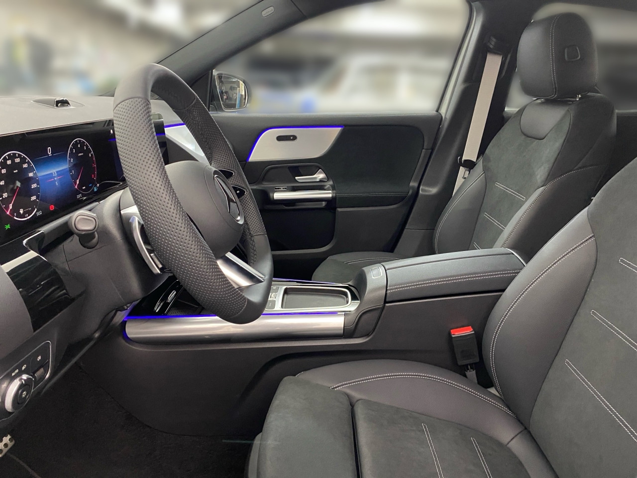 Getriebe: Automatikgetriebe 7G-DCT, 7 G&auml;ngeAusstattungslinie: AMG Line Exterieur,  AMG Line InterieurAusstattungspakete: AMG Sportpaket,  Komfort Paket: Sitzkomfort-Paket,  Night-Paket,  Licht- und Sichtpaket,  SpiegelpaketAssistenzsysteme: Fernlichtassistent,  Aktiver Park-Assistent inkl. PARKTRONIC: Park-Paket,  R&uuml;ckfahrkamera,  Berganfahrhilfe,  Spracheingabesystem,  M&uuml;digkeitserkennung,  Spurhalteassistent,  Bremsassistent,  COLLISION PREVENTION ASSIST,  ATTENTION ASSIST,  Geschwindigkeitslimit-AssistentLicht und Sicht: Multibeam LED Scheinwerfer,  Tagfahrlicht,  Regensensor,  Automatisch abblendender Innenspiegel,  W&auml;rmeschutzverglasung,  Ambientebeleuchtung,  LichtsensorAudio &amp; Kommunikation: MBUX,  Navigationssystem,  Radio,  Digitaler Radioempfang DAB,  Soundsystem: Advanced,  USB Anschluss,  Mercedes connect me,  Handyvorbereitung Bluetooth,  Android Auto u. Apple CarPlay,  Kabelloses Laden f&uuml;r Handys,  WLAN HotspotKomfort: Digitales Kombiinstrument,  Klimaautomatik,  Lordosenst&uuml;tze Fahrer/Beifahrer,  Sitzheizung Fahrer/Beifahrer,  Sportsitze,  Armauflage Fahrer/Beifahrer,  Direktlenkung,  Lenks&auml;ule verstellbar,  Start-Stopp System,  Zentralver. mit Fernbedienung,  Fensterheber elektrisch,  EASY-PACK Heckklappe,  DYNAMIC SELECT,  Getr&auml;nkehalter vornInterieur: Sitze Kunstleder Ledernachbildung ARTICO / Mikrofaser MICROCUT schwarz,  Innenfarbe schwarz,  Multifunktions-Sport-/Lederlenkrad,  Bordcomputer,  R&uuml;cksitze klappbar,  Dekoreinlagen: H44 Zierelemente Aluminium mit L&auml;ngsschliff hell,  Lenkrad-SchaltwippenExterieur: Tieferlegung: Komfortfahrwerk mit Tieferlegung,  Touchscreen Bedienung,  Sportbremsanlage,  AMG Leichtmetallfelgen 20 Zoll,  Au&szlig;enspiegel elekt. anklappbar,  Dachreling: schwarz,  Reifenpannenset,  NotrufsystemSicherheit: i-Size Kindersitzbefestigung,  Fu&szlig;g&auml;ngerschutzsystem,  Fahrer- /Beifahrerairbag,  Seitenairbag vorn und hinten,  Knieairbag Fahrer,  Traktionskontrolle,  Elektr. Stabilit&auml;tsprogramm ESP,  Reifendruckkontrolle,  Wegfahrsperre,  Au&szlig;entemperatur Anzeige,  Antiblockiersystem ABS,  Bremsverschlei&szlig;anzeige,  Notbremsassistent,  Totwinkel-AssistentWeitere Ausstattung: 2S0 Digitales Extra: Individualisierungs-Paket,  Special Edition,  859 CENTRAL MEDIA DISPLAY,  00U Digitales Extra: Remote Services,  B01 Hybrid Antrieb mit 48-Volt-Technologie,  K13 Serviceintervall 25.000 KM,  273 Ausstiegswarnfunktion,  362 Kommunikationsmodul f&uuml;r die Nutzung von Digitalen Extras,  Laderaum-Paket,  0K2 STEERING CODE - OUTPUT ACTIV AES-FLAG,  Gebrauchtwagensiegel: Junge SterneSonstige Ma&szlig;e und Gewichte: Nutzlast: 500 kg,  zul&auml;ssiges Gesamtgewicht: 2.070 kg,  Radstand: 2.729 mm24 Monate Garantie ab Erstzulassung. Fahrzeug hat Haltedauer. Liefertermin in Abstimmung mit dem Verk&auml;ufer. Irrt&uuml;mer und &Auml;nderungen vorbehalten