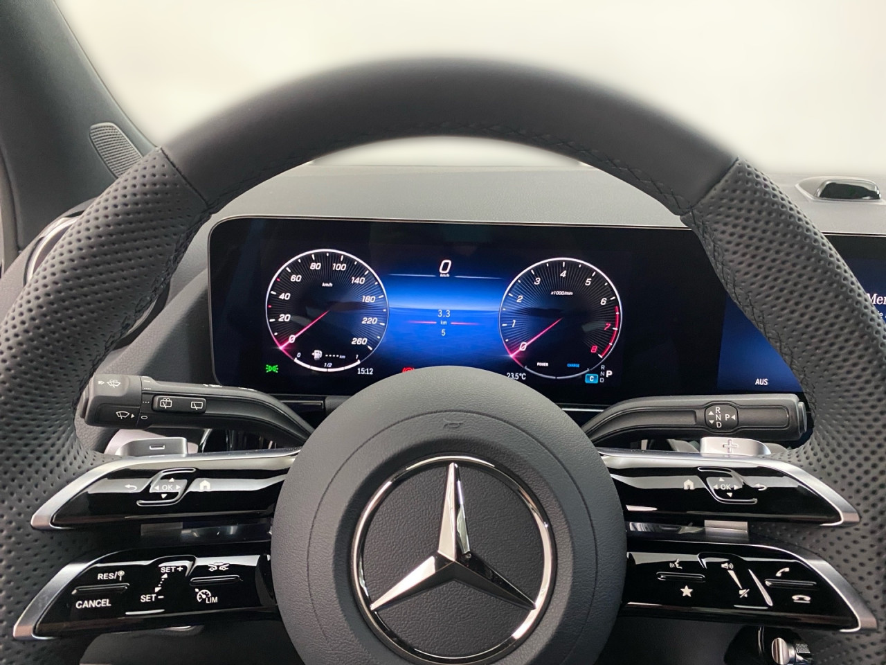 Getriebe: Automatikgetriebe 7G-DCT, 7 G&auml;ngeAusstattungslinie: AMG Line Exterieur,  AMG Line InterieurAusstattungspakete: AMG Sportpaket,  Komfort Paket: Sitzkomfort-Paket,  Night-Paket,  Licht- und Sichtpaket,  SpiegelpaketAssistenzsysteme: Fernlichtassistent,  Aktiver Park-Assistent inkl. PARKTRONIC: Park-Paket,  R&uuml;ckfahrkamera,  Berganfahrhilfe,  Spracheingabesystem,  M&uuml;digkeitserkennung,  Spurhalteassistent,  Bremsassistent,  COLLISION PREVENTION ASSIST,  ATTENTION ASSIST,  Geschwindigkeitslimit-AssistentLicht und Sicht: Multibeam LED Scheinwerfer,  Tagfahrlicht,  Regensensor,  Automatisch abblendender Innenspiegel,  W&auml;rmeschutzverglasung,  Ambientebeleuchtung,  LichtsensorAudio &amp; Kommunikation: MBUX,  Navigationssystem,  Radio,  Digitaler Radioempfang DAB,  Soundsystem: Advanced,  USB Anschluss,  Mercedes connect me,  Handyvorbereitung Bluetooth,  Android Auto u. Apple CarPlay,  Kabelloses Laden f&uuml;r Handys,  WLAN HotspotKomfort: Digitales Kombiinstrument,  Klimaautomatik,  Lordosenst&uuml;tze Fahrer/Beifahrer,  Sitzheizung Fahrer/Beifahrer,  Sportsitze,  Armauflage Fahrer/Beifahrer,  Direktlenkung,  Lenks&auml;ule verstellbar,  Start-Stopp System,  Zentralver. mit Fernbedienung,  Fensterheber elektrisch,  EASY-PACK Heckklappe,  DYNAMIC SELECT,  Getr&auml;nkehalter vornInterieur: Sitze Kunstleder Ledernachbildung ARTICO / Mikrofaser MICROCUT schwarz,  Innenfarbe schwarz,  Multifunktions-Sport-/Lederlenkrad,  Bordcomputer,  R&uuml;cksitze klappbar,  Dekoreinlagen: H44 Zierelemente Aluminium mit L&auml;ngsschliff hell,  Lenkrad-SchaltwippenExterieur: Tieferlegung: Komfortfahrwerk mit Tieferlegung,  Touchscreen Bedienung,  Sportbremsanlage,  AMG Leichtmetallfelgen 20 Zoll,  Au&szlig;enspiegel elekt. anklappbar,  Dachreling: schwarz,  Reifenpannenset,  NotrufsystemSicherheit: i-Size Kindersitzbefestigung,  Fu&szlig;g&auml;ngerschutzsystem,  Fahrer- /Beifahrerairbag,  Seitenairbag vorn und hinten,  Knieairbag Fahrer,  Traktionskontrolle,  Elektr. Stabilit&auml;tsprogramm ESP,  Reifendruckkontrolle,  Wegfahrsperre,  Au&szlig;entemperatur Anzeige,  Antiblockiersystem ABS,  Bremsverschlei&szlig;anzeige,  Notbremsassistent,  Totwinkel-AssistentWeitere Ausstattung: 2S0 Digitales Extra: Individualisierungs-Paket,  Special Edition,  859 CENTRAL MEDIA DISPLAY,  00U Digitales Extra: Remote Services,  B01 Hybrid Antrieb mit 48-Volt-Technologie,  K13 Serviceintervall 25.000 KM,  273 Ausstiegswarnfunktion,  362 Kommunikationsmodul f&uuml;r die Nutzung von Digitalen Extras,  Laderaum-Paket,  0K2 STEERING CODE - OUTPUT ACTIV AES-FLAG,  Gebrauchtwagensiegel: Junge SterneSonstige Ma&szlig;e und Gewichte: Nutzlast: 500 kg,  zul&auml;ssiges Gesamtgewicht: 2.070 kg,  Radstand: 2.729 mm24 Monate Garantie ab Erstzulassung. Fahrzeug hat Haltedauer. Liefertermin in Abstimmung mit dem Verk&auml;ufer. Irrt&uuml;mer und &Auml;nderungen vorbehalten