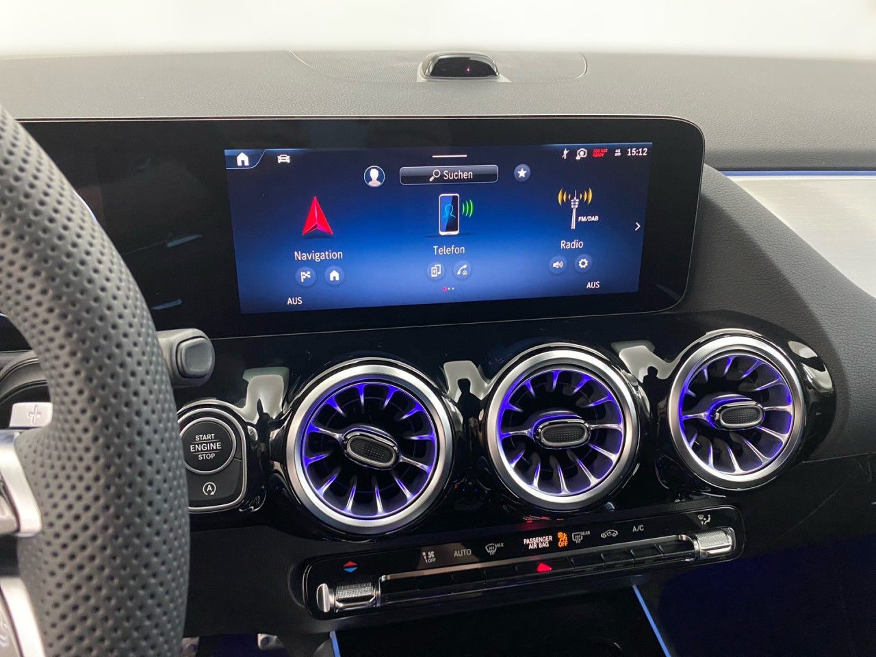 Getriebe: Automatikgetriebe 7G-DCT, 7 G&auml;ngeAusstattungslinie: AMG Line Exterieur,  AMG Line InterieurAusstattungspakete: AMG Sportpaket,  Komfort Paket: Sitzkomfort-Paket,  Night-Paket,  Licht- und Sichtpaket,  SpiegelpaketAssistenzsysteme: Fernlichtassistent,  Aktiver Park-Assistent inkl. PARKTRONIC: Park-Paket,  R&uuml;ckfahrkamera,  Berganfahrhilfe,  Spracheingabesystem,  M&uuml;digkeitserkennung,  Spurhalteassistent,  Bremsassistent,  COLLISION PREVENTION ASSIST,  ATTENTION ASSIST,  Geschwindigkeitslimit-AssistentLicht und Sicht: Multibeam LED Scheinwerfer,  Tagfahrlicht,  Regensensor,  Automatisch abblendender Innenspiegel,  W&auml;rmeschutzverglasung,  Ambientebeleuchtung,  LichtsensorAudio &amp; Kommunikation: MBUX,  Navigationssystem,  Radio,  Digitaler Radioempfang DAB,  Soundsystem: Advanced,  USB Anschluss,  Mercedes connect me,  Handyvorbereitung Bluetooth,  Android Auto u. Apple CarPlay,  Kabelloses Laden f&uuml;r Handys,  WLAN HotspotKomfort: Digitales Kombiinstrument,  Klimaautomatik,  Lordosenst&uuml;tze Fahrer/Beifahrer,  Sitzheizung Fahrer/Beifahrer,  Sportsitze,  Armauflage Fahrer/Beifahrer,  Direktlenkung,  Lenks&auml;ule verstellbar,  Start-Stopp System,  Zentralver. mit Fernbedienung,  Fensterheber elektrisch,  EASY-PACK Heckklappe,  DYNAMIC SELECT,  Getr&auml;nkehalter vornInterieur: Sitze Kunstleder Ledernachbildung ARTICO / Mikrofaser MICROCUT schwarz,  Innenfarbe schwarz,  Multifunktions-Sport-/Lederlenkrad,  Bordcomputer,  R&uuml;cksitze klappbar,  Dekoreinlagen: H44 Zierelemente Aluminium mit L&auml;ngsschliff hell,  Lenkrad-SchaltwippenExterieur: Tieferlegung: Komfortfahrwerk mit Tieferlegung,  Touchscreen Bedienung,  Sportbremsanlage,  AMG Leichtmetallfelgen 20 Zoll,  Au&szlig;enspiegel elekt. anklappbar,  Dachreling: schwarz,  Reifenpannenset,  NotrufsystemSicherheit: i-Size Kindersitzbefestigung,  Fu&szlig;g&auml;ngerschutzsystem,  Fahrer- /Beifahrerairbag,  Seitenairbag vorn und hinten,  Knieairbag Fahrer,  Traktionskontrolle,  Elektr. Stabilit&auml;tsprogramm ESP,  Reifendruckkontrolle,  Wegfahrsperre,  Au&szlig;entemperatur Anzeige,  Antiblockiersystem ABS,  Bremsverschlei&szlig;anzeige,  Notbremsassistent,  Totwinkel-AssistentWeitere Ausstattung: 2S0 Digitales Extra: Individualisierungs-Paket,  Special Edition,  859 CENTRAL MEDIA DISPLAY,  00U Digitales Extra: Remote Services,  B01 Hybrid Antrieb mit 48-Volt-Technologie,  K13 Serviceintervall 25.000 KM,  273 Ausstiegswarnfunktion,  362 Kommunikationsmodul f&uuml;r die Nutzung von Digitalen Extras,  Laderaum-Paket,  0K2 STEERING CODE - OUTPUT ACTIV AES-FLAG,  Gebrauchtwagensiegel: Junge SterneSonstige Ma&szlig;e und Gewichte: Nutzlast: 500 kg,  zul&auml;ssiges Gesamtgewicht: 2.070 kg,  Radstand: 2.729 mm24 Monate Garantie ab Erstzulassung. Fahrzeug hat Haltedauer. Liefertermin in Abstimmung mit dem Verk&auml;ufer. Irrt&uuml;mer und &Auml;nderungen vorbehalten
